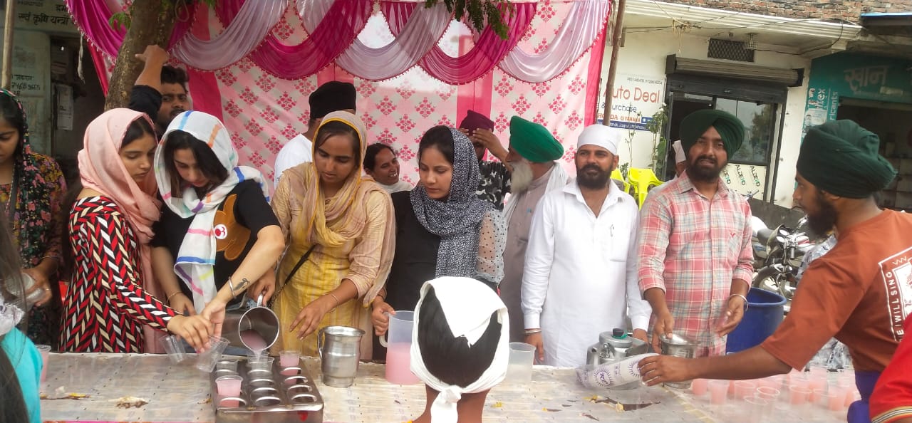 जिले में किसानों की नामित संस्था आत्मा परियोजना के अध्यक्ष ने भीषण गर्मी से राहत पाने के लिए मीठे शरबत वितरण किया।