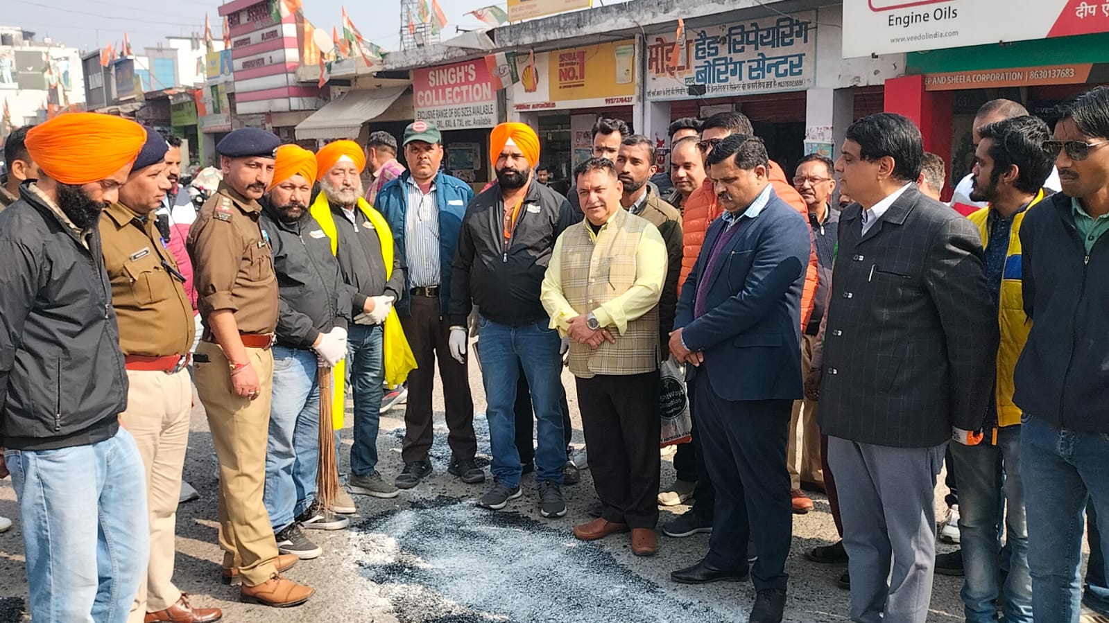 काशीपुर में नव निर्वाचित मेयर दीपक बाली ने किया विकास कार्यों का शुभारंभ 1 a group of men standing in a circle