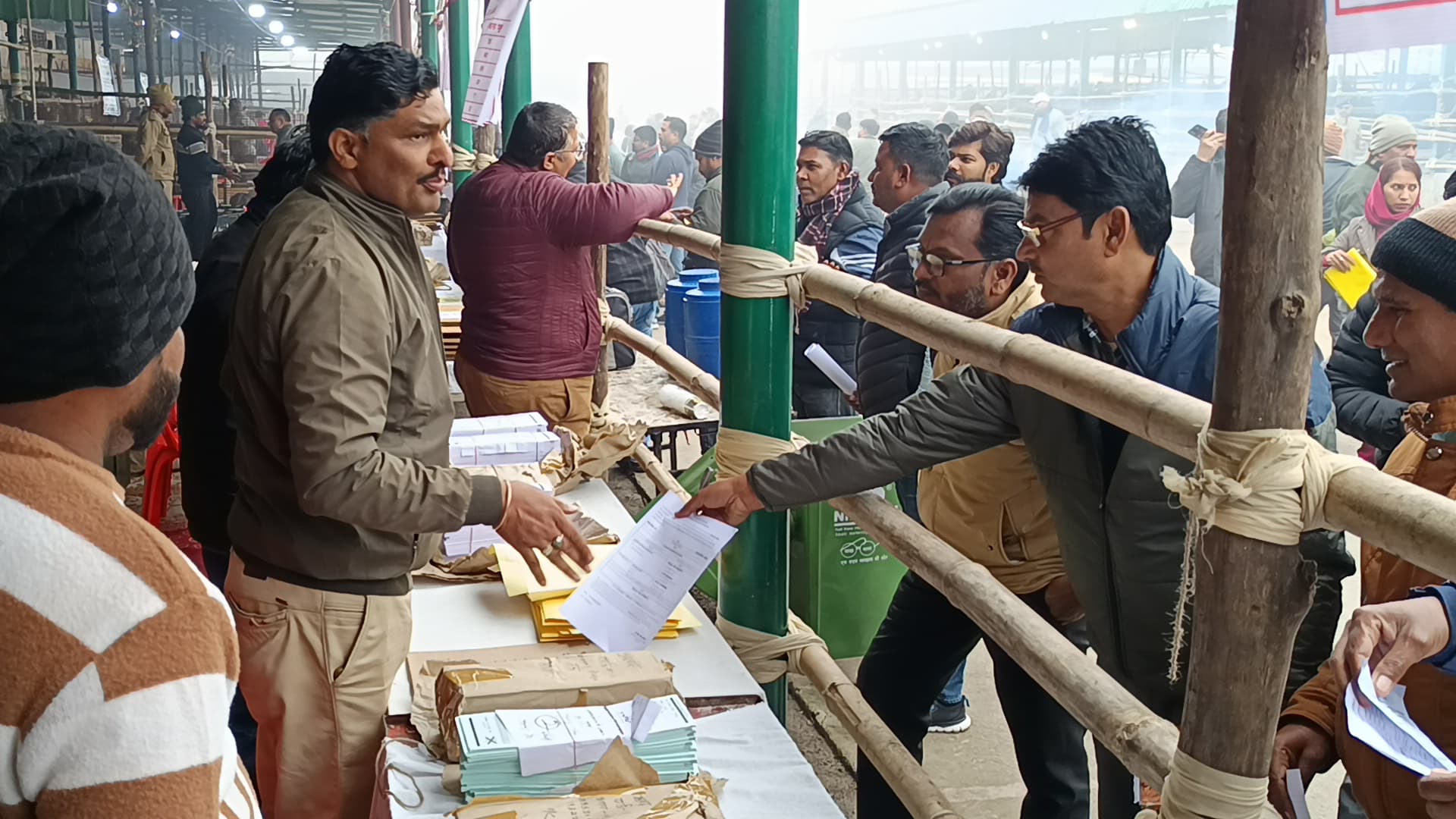 रुद्रपुर: नगर निकाय चुनाव के लिए 619 पोलिंग पार्टियां रवाना, निष्पक्ष मतदान का उद्देश्य