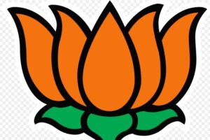 देहरादून, 29 अप्रैल 2025 (समय बोल रहा ) भाजपा ने चारधाम यात्रा के शुभारंभ के दिन कांग्रेस द्वारा आयोजित ‘संविधान बचाओ यात्रा’ को राज्यविरोधी, पवित्र कार्यों में विघ्न डालने वाला और जनविरोधी करार दिया है। भाजपा प्रदेश अध्यक्ष एवं राज्यसभा सांसद महेंद्र भट्ट ने इस पर तीखी प्रतिक्रिया देते हुए कांग्रेस के अभियान को "बिल्ली के सौ चूहे खाकर हज को चली" जैसा बताया। भट्ट ने कहा कि जब प्रदेश में चारधाम यात्रा जैसी पावन और आर्थिक दृष्टि से महत्वपूर्ण यात्रा की शुरुआत हो रही है, तब कांग्रेस का राजनीतिक आंदोलन शुरू करना उसकी नकारात्मक मानसिकता और विकास विरोधी सोच को दर्शाता है। उन्होंने अपील की कि अगर कांग्रेस में थोड़ी भी नैतिकता शेष है तो वह इस कार्यक्रम को तत्काल रद्द करे और यात्रा में सहयोग दे। उन्होंने जोर देकर कहा कि यह यात्रा केवल धार्मिक आस्था ही नहीं, बल्कि उत्तराखंड की आर्थिक रीढ़ है। ऐसे समय में यात्रा के प्रबंधन में प्रशासन और आम जनता जुटे हैं, तब कांग्रेस द्वारा संविधान बचाओ यात्रा जैसे कार्यक्रम का आयोजन यात्रा में अवरोध उत्पन्न करने का प्रयास है। भट्ट ने यह भी जोड़ा कि कांग्रेस की यह हरकत और भी दुर्भाग्यपूर्ण तब हो जाती है जब पूरा देश हाल ही में पहल्गाम में हुए आतंकी हमले के कारण दुख और आक्रोश में है। देशवासी प्रधानमंत्री नरेंद्र मोदी के नेतृत्व में आतंकवादियों को जवाब देने की उम्मीद कर रहे हैं, जबकि कांग्रेस नकारात्मक राजनीति में लगी हुई है। कांग्रेस का दोहरा चरित्र: आपातकाल और धारा 356 का उदाहरण भाजपा नेता ने कांग्रेस पर आरोप लगाया कि संविधान की दुहाई देने वाली पार्टी ही इतिहास में लोकतंत्र की सबसे बड़ी हत्यारी रही है। उन्होंने आपातकाल को भारतीय लोकतंत्र का सबसे काला अध्याय बताया और कहा कि कांग्रेस ने सत्ता बचाने के लिए संसद, न्यायपालिका, मीडिया सभी को बंधक बनाया था। धारा 356 के दुरुपयोग का हवाला देते हुए भट्ट ने कहा कि देश में 124 बार इस धारा का प्रयोग हुआ, जिनमें 102 बार कांग्रेस और उसके सहयोगियों ने चुनी हुई सरकारों को बर्खास्त करने के लिए इसका दुरुपयोग किया। 370, वक्फ कानून और तीन तलाक जैसे मुद्दों पर भी कांग्रेस घिरी भट्ट ने कहा कि कांग्रेस ने संविधान के साथ बार-बार छेड़छाड़ की है। उन्होंने आरोप लगाया कि कांग्रेस ने अनुच्छेद 370 लागू कर जम्मू-कश्मीर को भारत से अलग दिखाने का पाप किया। साथ ही वक्फ कानून लाकर उसे भूमि माफियाओं के लिए हथियार बना दिया। वहीं भाजपा ने मुस्लिम महिलाओं को तीन तलाक के श्राप से मुक्त किया। राजीव गांधी सरकार पर निशाना साधते हुए उन्होंने कहा कि शाहबानो मामले में सुप्रीम कोर्ट के फैसले को पलट कर कांग्रेस ने न्यायिक स्वतंत्रता का अपमान किया और संविधान के मूल सिद्धांतों को कमजोर किया। सोनिया गांधी और राहुल गांधी पर व्यक्तिगत हमले भट्ट ने सोनिया गांधी पर आरोप लगाया कि उन्होंने प्रधानमंत्री कार्यालय को नेशनल एडवाइजरी काउंसिल के जरिए नियंत्रित किया और रिमोट कंट्रोल सरकार चलाने का प्रयास किया। वहीं राहुल गांधी पर तंज कसते हुए उन्होंने कहा कि जो व्यक्ति अपनी ही सरकार के अध्यादेश को सार्वजनिक रूप से फाड़ता है, वह संविधान बचाने की बात कैसे कर सकता है? उन्होंने आरोप लगाया कि कांग्रेस नेताओं ने राष्ट्रपति, उपराष्ट्रपति और संवैधानिक संस्थाओं के सम्मान को कई बार ठेस पहुंचाई है। उदाहरण के लिए 1951 में डॉ. राजेंद्र प्रसाद को सोमनाथ मंदिर उद्घाटन से रोका गया और 2006 में डॉ. एपीजे अब्दुल कलाम को विदेश यात्रा से बुलाकर अध्यादेश पर हस्ताक्षर कराया गया। संविधान बचाओ यात्रा: जनता को गुमराह करने की राजनीति भट्ट ने कांग्रेस की प्रस्तावित संविधान बचाओ यात्रा को पूरी तरह जनभावनाओं को भड़काने वाला, भ्रम फैलाने वाला और लोकतंत्र को कमजोर करने वाला कदम बताया। उन्होंने कहा कि यह यात्रा देश में अराजकता और अस्थिरता फैलाने की साजिश है। कांग्रेस संविधान की रक्षा नहीं, बल्कि उसकी मूल भावना के साथ खिलवाड़ करना चाहती है। उन्होंने कहा कि मोदी सरकार ने संविधान के प्रति सच्चा सम्मान दिखाया है — संविधान दिवस मनाकर, डॉ. आंबेडकर को उचित सम्मान देकर और संवैधानिक संस्थाओं की गरिमा बनाए रखकर। इसके विपरीत कांग्रेस ने लोकतंत्र और संविधान के नाम पर सिर्फ राजनीतिक स्वार्थ साधा है। कांग्रेस को करनी चाहिए आत्मचिंतन भट्ट ने अंत में कहा कि कांग्रेस को संविधान की दुहाई देने से पहले अपने अतीत के संविधान विरोधी कृत्यों पर आत्मचिंतन करना चाहिए। उन्होंने दोहराया कि कांग्रेस यदि वास्तव में देशहित में है तो उसे अपनी ‘संविधान बचाओ यात्रा’ को स्थगित कर चारधाम यात्रा में सहयोग देना चाहिए, जिससे देश-प्रदेश का हित और लोक श्रद्धा दोनों सुरक्षित रह सकें।
