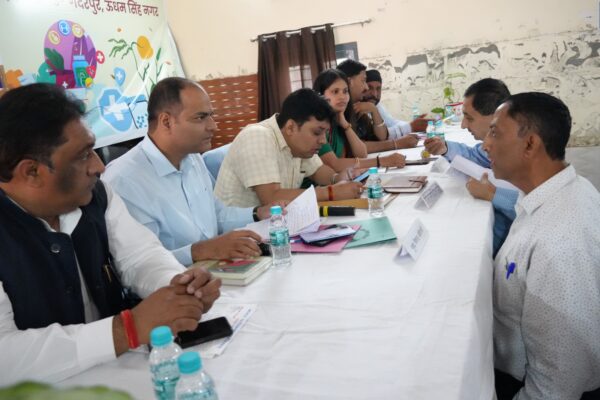 गदरपुर, 18 मार्च, 2025 (समय बोल रहा) – जिलाधिकारी नितिन सिंह भदौरिया ने मंगलवार को विकास खंड सभागार में आयोजित तहसील दिवस में अधिकारियों को निर्देश दिए कि वे जनता की समस्याओं का त्वरित निस्तारण सुनिश्चित करें। उन्होंने कहा कि सरकार की प्राथमिकता जनता की समस्याओं का समाधान है, इसलिए तहसील दिवस में पंजीकृत शिकायतों को 31 मार्च तक निपटाने की व्यवस्था करें। तहसील दिवस के दौरान पुलिया निर्माण, बिजली, सड़क मरम्मत, जल निकासी, भूमि के मालिकाना हक, राशन कार्ड, अतिक्रमण आदि से संबंधित 73 शिकायतें दर्ज की गईं, जिनमें से अधिकांश का मौके पर ही निस्तारण कर दिया गया। मुख्य शिकायतें व समाधान: अतिक्रमण हटाने की मांग – दिनेशपुर निवासी लाखन लाल और रानीनगर निवासी केवल कृष्ण की शिकायत पर जिलाधिकारी ने उप जिलाधिकारी को अतिक्रमण हटाने के निर्देश दिए। धोखाधड़ी का मामला – भोला कॉलोनी निवासी अंकित और वीरपाल ने धोखाधड़ी की शिकायत की, जिस पर पुलिस को जांच कर कार्रवाई के निर्देश दिए गए। राज्य आंदोलनकारी का दर्जा – गदरपुर निवासी विनोद कुमार ने राज्य आंदोलनकारी का दर्जा देने की मांग रखी, जिस पर जांच के आदेश दिए गए। विद्युत समस्याएं – विभिन्न क्षेत्रों से आए निवासियों ने विद्युत पोल लगाने, ट्रांसफार्मर स्थापित करने और विद्युत लाइनों को सुधारने की मांग की। जिलाधिकारी ने संबंधित विभागों को तत्काल निरीक्षण कर समाधान करने को कहा। राशन कार्ड – करतारपुर निवासी नगमा ने राशन कार्ड बनवाने की मांग रखी, जिस पर पूर्ति अधिकारी को जांच कर कार्यवाही करने के निर्देश मिले। दिव्यांग प्रमाण पत्र – हरिपुरा निवासी अमरीक सिंह ने दिव्यांग प्रमाण पत्र की मांग रखी, जिसे मुख्य चिकित्सा अधिकारी को तत्काल बनाने के निर्देश दिए गए। सड़क मरम्मत – नंदपुर, रजपुरा और अन्य क्षेत्रों के निवासियों ने सड़क मरम्मत की मांग रखी, जिस पर अधिशासी अभियंता को निरीक्षण कर कार्यवाही करने के निर्देश दिए गए। निरीक्षण व अन्य निर्देश: तहसील दिवस के उपरांत जिलाधिकारी ने गुलरभोज मोड़ पर नाला, पुलिया, पुराने अस्पताल, सिंचाई विभाग की भूमि, और आवास विकास में पुरानी पानी की टंकी का निरीक्षण किया। संबंधित अधिकारियों को आवश्यक कार्यवाही करने के निर्देश दिए गए। जिलाधिकारी ने कहा कि जिन समस्याओं का समाधान मौके पर नहीं हो पाया है, उन्हें संबंधित विभागों को सौंप दिया गया है, और अधिकारी इन्हें समयबद्ध रूप से निपटाने का कार्य करें। इस अवसर पर मुख्य विकास अधिकारी मनीष कुमार, संयुक्त मजिस्ट्रेट आशिमा गोयल, नगर पालिका अध्यक्ष मनोज गुम्बर, नगर पंचायत गुलरभोज अध्यक्ष सतीश चुघ, पूर्व भाजपा जिलाध्यक्ष गुंजन सुखीजा, मुख्य कृषि अधिकारी डॉ. अभय सक्सेना, मुख्य उद्यान अधिकारी प्रभाकर सिंह, अधिशासी अभियंता ओपी सिंह, विद्युत विभाग से उमाकांत चतुर्वेदी, जिला पूर्ति अधिकारी विपिन कुमार, और अन्य अधिका
