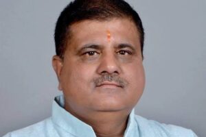 'विकसित उत्तराखंड' निर्माण में प्रधानमंत्री के मार्गदर्शन से ऊर्जा मिलेगी - महेंद्र भट्ट देहरादून, 08 नवंबर (समय बोल रहा ) भारतीय जनता पार्टी (भाजपा) ने आगामी 9 नवंबर को राज्य स्थापना के रजत जयंती मुख्य समारोह में प्रधानमंत्री नरेंद्र मोदी की उपस्थिति में एक लाख से अधिक लोगों के शामिल होने का दावा किया है। इस ऐतिहासिक आयोजन को भव्य बनाने के लिए प्रदेशाध्यक्ष और राज्यसभा सांसद महेंद्र भट्ट ने पार्टी के सभी जनप्रतिनिधियों और पदाधिकारियों से अधिकतम जनसहभागिता सुनिश्चित कराने का आग्रह किया है। श्री भट्ट ने विश्वास व्यक्त किया कि प्रधानमंत्री के प्रेरणादायक मार्गदर्शन से प्राप्त ऊर्जा को लेकर समूचा प्रदेश, विकसित उत्तराखंड से विकसित भारत निर्माण की दिशा में तेजी से आगे बढ़ेगा। भव्य आयोजन की विशेष तैयारियां प्रदेश मीडिया प्रमुख मनवीर सिंह चौहान ने जानकारी दी कि राज्य स्थापना के रजत जयंती वर्ष के अवसर पर प्रधानमंत्री का आगमन राज्यवासियों के लिए दोहरी खुशी का क्षण है। उन्होंने बताया कि 9 नवंबर को होने वाले मुख्य समारोह को शानदार बनाने के लिए पार्टी विशेष प्रयास कर रही है। चौहान ने कहा, "हमारी कोशिश है कि राज्य की 25 वर्षीय विकास यात्रा के इस महत्वपूर्ण पड़ाव पर अधिक से अधिक लोग साक्षी बनें।" इसके लिए आयोजन स्थल पर लोगों की सुगमता से पहुंच सुनिश्चित करने हेतु संगठनात्मक जनपदों—देहरादून महानगर, देहरादून ग्रामीण, ऋषिकेश, हरिद्वार, रुड़की, कोटद्वार और पौड़ी—की टीम को विशेष जिम्मेदारी सौंपी गई है। पार्टी के सांसद, विधायक, नगर निगम, नगर पालिका और जिला पंचायत के सभी निर्वाचित जनप्रतिनिधियों से भी बड़ी संख्या में जनता को कार्यक्रम से जोड़ने का अपील की गई है। प्रदेश मीडिया प्रमुख ने कहा कि राज्यवासियों में रजत जयंती समारोह के प्रति उत्साह और प्रधानमंत्री मोदी के प्रति प्रेम को देखते हुए पार्टी को भरोसा है कि कार्यक्रम में एक लाख से अधिक जनता का आशीर्वाद मिलेगा। पीएम मोदी देवभूमि के संरक्षक समारोह को सफल बनाने की दृष्टि से प्रदेशाध्यक्ष श्री भट्ट ने सभी कार्यकर्ताओं से पुनः जनसहभागिता बढ़ाने का आग्रह किया। उन्होंने कहा कि प्रधानमंत्री श्री नरेंद्र मोदी देवभूमि के संरक्षक की भूमिका में सदैव विकास की सौगातें देते आए हैं। उत्तराखंड के प्रति उनके लगाव का ही परिणाम है कि लाखों करोड़ की विकास परियोजनाएं केंद्र के सहयोग से संचालित हैं। भट्ट ने कहा कि राज्य जब अपनी स्थापना के 25 वर्ष पूरे होने का उत्सव मना रहा है, तो अभिभावक के रूप में मोदी जी का आना इस पल को और भी खास बना देता है। उन्होंने प्रदेशवासियों से आग्रह किया कि वे बड़ी संख्या में मुख्य समारोह में पहुंचकर प्रधानमंत्री के प्रेरणादायक उद्बोधन का लाभ लें।