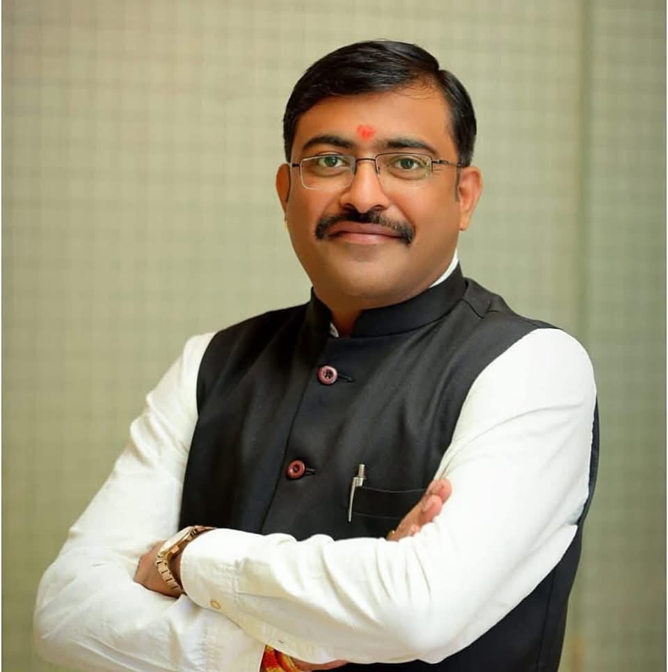 काशीपुर, 10 मार्च 2025 (समय बोल रहा) – भारतीय जनता पार्टी (भाजपा) ने संगठन को और मजबूत करने के उद्देश्य से मनोज पाल को काशीपुर जिले का नया जिलाध्यक्ष नियुक्त किया है। उनकी नियुक्ति से भाजपा कार्यकर्ताओं में जबरदस्त उत्साह देखा जा रहा है। भाजपा कार्यकर्ताओं में उत्साह, मिठाइयों से हुआ स्वागत भाजपा नेतृत्व द्वारा मनोज पाल को यह जिम्मेदारी उनके संगठन कौशल और पार्टी के प्रति समर्पण को देखते हुए सौंपी गई है। उनकी नियुक्ति के बाद, काशीपुर मंडी विश्राम गृह में आयोजित स्वागत समारोह में पार्टी कार्यकर्ताओं ने जोरदार स्वागत किया और मिठाइयाँ बाँटकर खुशी का इजहार किया। वरिष्ठ नेताओं की प्रतिक्रिया भाजपा के वरिष्ठ नेताओं ने इस फैसले का स्वागत करते हुए कहा कि मनोज पाल के नेतृत्व में संगठन और अधिक सशक्त होगा। उनके कुशल नेतृत्व में भाजपा काशीपुर जिले में नए आयाम स्थापित करेगी। समर्थकों ने मनाई खुशी मनोज पाल की नियुक्ति के बाद कार्यकर्ताओं में जोश देखने को मिला। समर्थकों ने आतिशबाजी कर और जयकारे लगाकर अपनी खुशी जाहिर की। भविष्य की रणनीति इस अवसर पर मनोज पाल ने कहा, "पार्टी नेतृत्व ने जो विश्वास मुझ पर जताया है, मैं उसे पूरी निष्ठा से निभाऊँगा। संगठन को और मजबूत करना तथा भाजपा की विचारधारा को जन-जन तक पहुँचाना मेरी प्राथमिकता रहेगी।" उपस्थित गणमान्य इस अवसर पर भाजपा कार्यकर्ताओं और पदाधिकारियों ने उन्हें शुभकामनाएँ दीं। पूर्व सांसद प्रतिनिधि रवि साहनी, जसपुर ब्लॉक प्रमुख गुरताज भुल्लर, सतनाम भुल्लर, सतपाल सिंह, असीम साहनी, सीमा चौहान सहित कई गणमान्य नेता और कार्यकर्ता उपस्थित रहे। भाजपा संगठन को मिलेगी नई दिशा भाजपा कार्यकर्ताओं को उम्मीद है कि मनोज पाल के नेतृत्व में संगठन को नई ऊर्जा और मजबूती मिलेगी, जिससे आगामी चुनावों में पार्टी को बड़ा लाभ हो सकता है। #भाजपा #काशीपुर #मनोजपाल #भाजपा_जिलाध्यक्ष #राजनीति #UttarakhandPolit