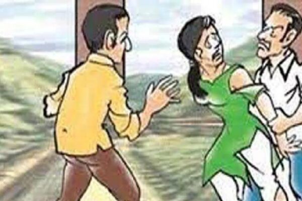 जसपुर 21 अप्रैल 2025 (समय बोल रहा)  जसपुर क्षेत्र में एक बेहद शर्मनाक मामला सामने आया है जिसमें एक व्यक्ति ने प्लॉट बेचने के नाम पर एक महिला के साथ पहले विश्वासघात किया और फिर अकेली पाकर उसके साथ अश्लील हरकत की। जब महिला ने इसका विरोध किया तो आरोपी ने उसे डंडे से पीट दिया और तीन साल के मासूम बेटे की जान लेने की धमकी दी। अब कोर्ट के आदेश पर आरोपी के खिलाफ मुकदमा दर्ज कर लिया गया है और जांच शुरू कर दी गई है। प्लॉट खरीदने का सौदा बना विश्वासघात का जरिया पीड़िता महिला ने न्यायिक मजिस्ट्रेट जसपुर की अदालत में एक प्रार्थना पत्र दायर कर पूरी घटना का खुलासा किया। उसने बताया कि उसका पति सउदी अरब में मजदूरी करता है और विदेश जाने से पहले उसने जसपुर क्षेत्र के पट्टी चौहान मोहल्ला निवासी एक व्यक्ति से 80 वर्ग गज जमीन 5 लाख 20 हजार रुपये में खरीदी थी। सौदे के वक्त 1 लाख रुपये बतौर बयाना दे दिए गए थे। इसके बाद, महिला ने बताया कि उक्त व्यक्ति बार-बार उसके घर आकर बाकी रकम की मांग करता रहा। महिला ने तीन किस्तों में शेष 4 लाख 40 हजार रुपये भी अदा कर दिए। 31 मई 2024 को तहसील जसपुर में दोनों के बीच विक्रय रसीद तैयार हुई जिसमें यह तय हुआ कि रजिस्ट्री के समय 80 हजार रुपये और दिए जाएंगे। लेकिन आरोपी व्यक्ति ने जरूरत बताकर वह रकम भी ले ली और फिर रजिस्ट्री में टालमटोल करता रहा। घर में घुसकर की शर्मनाक हरकत महिला ने आगे बताया कि 16 फरवरी 2025 को दोपहर करीब 1 बजे जब वह अपने घर पर अकेली थी, तो आरोपी वहां पहुंच गया और बहानेबाजी करने लगा। उसने महिला से कहा कि वह उसे सस्ते में कोई और मकान दिलवा देगा क्योंकि वह उसे "बहुत पसंद करता है" और इसी वजह से उसके घर आता-जाता रहा है। महिला ने जब इसका विरोध किया तो आरोपी ने उसका हाथ पकड़ लिया और जबरन उसके साथ अश्लील हरकत करने लगा। डंडे से पीटा और बच्चे की जान से मारने की धमकी दी महिला ने बताया कि जब उसने शारीरिक शोषण का विरोध किया, तो आरोपी ने डंडे से उस पर हमला किया और कहा, “आज मुझे पहली बार ऐसा मौका मिला है, अब मैं इसे खोना नहीं चाहता।” इतना ही नहीं, आरोपी ने महिला के तीन साल के बेटे को पकड़ लिया और धमकी दी कि अगर उसने उसकी इच्छाएं पूरी नहीं कीं, तो वह बच्चे को जान से मार देगा। पीड़िता ने बताया कि वह जोर-जोर से चिल्लाने लगी जिससे आस-पास के लोग इकट्ठा हो गए। शोर-शराबा सुनकर आरोपी मौके से भाग गया। इसके बाद महिला ने हिम्मत जुटाकर अदालत का रुख किया और आरोपी के खिलाफ कानूनी कार्रवाई की मांग की। कोर्ट के आदेश पर पुलिस ने दर्ज किया मुकदमा महिला की शिकायत पर संज्ञान लेते हुए न्यायिक मजिस्ट्रेट जसपुर ने पुलिस को आदेश दिया कि वह मामले में तुरंत एफआईआर दर्ज कर जांच शुरू करे। आदेश के बाद जसपुर पुलिस ने आरोपी के खिलाफ भारतीय न्याय संहिता (BNS) की धारा 115, 318(4), 351(2), 74 के तहत मुकदमा दर्ज किया है। मामले की जांच एसआई रुचिका रानी को सौंपी गई है। महिला ने की आरोपी की गिरफ्तारी की मांग पीड़िता ने प्रशासन से मांग की है कि आरोपी को जल्द गिरफ्तार किया जाए क्योंकि वह खुलेआम घूम रहा है और उसे अपने बच्चे की सुरक्षा को लेकर डर बना हुआ है। महिला ने कहा कि आरोपी प्रभावशाली है और उसे डर है कि वह दोबारा हमला कर सकता है। स्थानीय लोगों में रोष घटना के सामने आने के बाद स्थानीय लोगों में काफी आक्रोश है। लोगों ने प्रशासन से मांग की है कि आरोपी को सख्त सजा दी जाए ताकि भविष्य में कोई ऐसी हरकत करने की हिम्मत न कर सके।