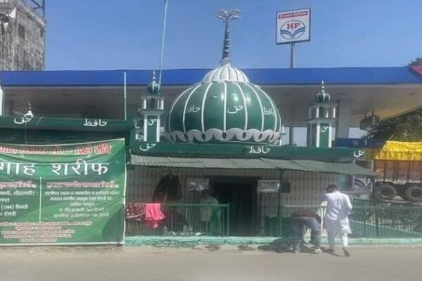 रुद्रपुर 22 अप्रैल 2025 (समय बोल रहा)  : रुद्रपुर के प्रमुख चौराहे, इंदिरा चौक पर स्थित एक वर्षों पुरानी मजार को मंगलवार सुबह प्रशासन ने अतिक्रमण करार देते हुए बुलडोजर से ध्वस्त कर दिया। यह मजार रुद्रपुर शहर के मुख्य राजमार्ग-74 के चौड़ीकरण परियोजना में आ रही रुकावट का कारण बन रही थी। प्रशासन का कहना है कि यह कदम शहरी विकास और यातायात सुधार के तहत लिया गया था, ताकि राष्ट्रीय राजमार्ग की चौड़ीकरण योजना को पूरी तरह से लागू किया जा सके। मजार का महत्व और उसकी स्थिति: मजार रुद्रपुर के इंदिरा चौक पर वर्षों से स्थित थी, और स्थानीय मुस्लिम समुदाय के लिए यह स्थल एक धार्मिक केंद्र के रूप में स्थापित था। श्रद्धालु यहाँ चादर चढ़ाने, मन्नत मांगने और दुआ करने के लिए आते थे। इस मजार को लेकर स्थानीय लोग भावनात्मक रूप से जुड़े हुए थे, और इसे कई दशकों पुराना मानते थे। मजार के विभिन्न नाम भी प्रचलित थे, जैसे "सेय्यद मासूम शाह मियां," "सज्जादा मियां," और "सत्य महू मियां," लेकिन प्रशासन ने स्पष्ट किया कि ये सभी नाम एक ही मजार के संदर्भ में इस्तेमाल होते थे। प्रशासन का पक्ष और कार्रवाई: इंदिरा चौक पर सड़क के चौड़ीकरण की योजना का हिस्सा बनने के कारण मजार को हटाना आवश्यक हो गया था। प्रशासन ने बताया कि यह मजार सड़क के एक हिस्से पर बनी थी, जिससे यातायात की गति में रुकावट आ रही थी। इंदिरा चौक पर प्रतिदिन लाखों वाहन गुजरते हैं, और यहाँ ट्रैफिक जाम एक आम समस्या है। इसके अलावा, राष्ट्रीय राजमार्ग-74 का चौड़ीकरण कार्य यातायात व्यवस्था को सुधारने के उद्देश्य से चलाया जा रहा था, लेकिन इस मजार के कारण कार्य में बाधा आ रही थी। जिला प्रशासन ने मजार को हटाने से पहले कई बार नोटिस जारी किए थे और संबंधित पक्षों को कानूनी प्रक्रिया के तहत अपना पक्ष रखने का अवसर भी दिया था। हालांकि, निर्धारित समय सीमा तक कोई प्रतिक्रिया प्राप्त नहीं हुई, जिसके बाद प्रशासन को यह कठोर कदम उठाना पड़ा। प्रशासन ने यह भी स्पष्ट किया कि यह कार्रवाई केवल शहरी विकास और यातायात प्रबंधन के लिए की गई थी, और इसमें कोई धार्मिक या राजनीतिक कारण नहीं थे। बुलडोजर कार्रवाई और सुरक्षा इंतजाम: मंगलवार सुबह जब प्रशासनिक टीम मजार को हटाने के लिए पहुँची, तो सुरक्षा के दृष्टिकोण से भारी पुलिस बल तैनात किया गया था। प्रशासन ने इलाके में शांति बनाए रखने के लिए पर्याप्त कदम उठाए थे, ताकि किसी भी प्रकार की अप्रिय घटना से बचा जा सके। कुछ स्थानीय लोगों ने विरोध किया और इस कदम को धार्मिक भावनाओं से जोड़कर आलोचना की, लेकिन प्रशासन ने शांतिपूर्वक कार्रवाई करते हुए मजार को गिरा दिया। धार्मिक आस्था और शहरी विकास के बीच टकराव: स्थानीय मुस्लिम समुदाय के लोगों के लिए यह मजार एक धार्मिक स्थल था और इसे लेकर उनका गहरा आस्था था। उनके लिए यह सिर्फ एक मजार नहीं, बल्कि उनके धार्मिक विश्वासों का प्रतीक था। यह स्थल वर्षों से श्रद्धालुओं के लिए एक महत्वपूर्ण स्थान बना हुआ था। हालांकि, प्रशासन का कहना है कि यह सार्वजनिक भूमि थी, और मजार को बिना अनुमति के उस पर बनाया गया था। प्रशासन का तर्क है कि अगर शहर को आगे बढ़ाना है और शहरी विकास को लागू करना है, तो ऐसी बाधाओं को हटाना जरूरी है। राजनीतिक और सामाजिक प्रतिक्रियाएँ: इस कार्रवाई के बाद, स्थानीय समुदाय में असंतोष और विरोध का माहौल बना। हालांकि, अब तक किसी भी राजनीतिक दल या प्रतिनिधि की ओर से इस मुद्दे पर कोई आधिकारिक बयान सामने नहीं आया है। प्रशासन ने इस मामले को पूरी तरह से शहरी विकास और यातायात प्रबंधन से जोड़ते हुए कहा कि इसका कोई धार्मिक या राजनीतिक पहलू नहीं था। इसके बावजूद, यह स्पष्ट है कि इस कार्रवाई ने एक गहरे सामाजिक और धार्मिक मुद्दे को जन्म दिया है, जिसमें एक ओर धार्मिक आस्था है, जबकि दूसरी ओर शहरी विकास की जरूरतें। यह स्थिति रुद्रपुर जैसे बढ़ते शहरों के लिए एक चुनौती है, जहां विकास और धार्मिक विश्वासों के बीच संतुलन बनाए रखना जरूरी है। आगे की योजना: इंदिरा चौक पर मजार को हटाने के बाद, प्रशासन ने सड़क चौड़ीकरण और सौंदर्यीकरण की योजना बनाई है। पीडब्ल्यूडी और नगर निगम की संयुक्त टीम अब इस क्षेत्र को सड़क विकास योजना के अनुरूप नया रूप देने के लिए कार्य करेगी। इसका उद्देश्य न केवल यातायात को बेहतर बनाना है, बल्कि यह क्षेत्र रुद्रपुर के शहरी विकास में भी एक महत्वपूर्ण कदम साबित होगा। अतिक्रमण को हटाना यह घटना यह दर्शाती है कि रुद्रपुर जैसे तेजी से बढ़ते शहरों में विकास और धार्मिक आस्थाओं के बीच संतुलन बनाए रखना एक कठिन कार्य हो सकता है। इस कार्रवाई ने यह साफ कर दिया है कि अब प्रशासन शहरी विकास कार्यों में तेजी लाने के लिए स्पष्ट और निर्णायक कदम उठा रहा है। हालांकि, यह भी देखा गया कि धार्मिक स्थानों को हटाने से समुदाय के बीच भावनात्मक रूप से जुड़ी समस्याएँ उत्पन्न हो सकती हैं, और भविष्य में ऐसी स्थितियों को बेहतर तरीके से संभालने की आवश्यकता है। इस प्रकार की घटनाओं से यह साफ होता है कि सार्वजनिक भूमि पर अतिक्रमण को हटाना, चाहे वह धार्मिक स्थल हो या अन्य निर्माण, शहरी विकास के लिए जरूरी हो सकता है। प्रशासन का यह कदम एक महत्वपूर्ण संकेत है कि अब विकास कार्यों में किसी भी प्रकार की रुकावट को बर्दाश्त नहीं किया जाएगा।