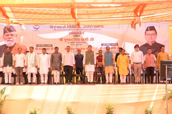 मुख्यमंत्री पुष्कर सिंह धामी ने काशीपुर को दी 1127.52 लाख की परियोजनाओं की सौगात, बोले – विकास ही हमारी प्राथमिकता काशीपुर, 23 अप्रैल 2025 (समय बोल रहा ) उत्तराखंड के मुख्यमंत्री पुष्कर सिंह धामी ने मंगलवार को ऊधमसिंह नगर जनपद के काशीपुर क्षेत्र में 1127.52 लाख रुपये की लागत से निर्मित विकास परियोजनाओं का लोकार्पण कर जनता को समर्पित किया। इस अवसर पर मुख्यमंत्री ने जनसमूह को संबोधित करते हुए कहा कि राज्य सरकार उत्तराखंड को हर क्षेत्र में आत्मनिर्भर और विकसित बनाने के लिए लगातार कार्य कर रही है। मुख्यमंत्री ने काशीपुर में सहायक संभागीय परिवहन कार्यालय भवन, ऑटोमेटेड ड्राइविंग टेस्ट ट्रैक समेत अनेक महत्वपूर्ण परियोजनाओं का उद्घाटन किया। इसके अलावा उन्होंने जयतपुर से धनौरी मार्ग के निर्माण के लिए 1013.95 लाख रुपये की लागत से प्रस्तावित सड़क योजना की भी घोषणा की। कार्यक्रम में मुख्यमंत्री ने उत्तराखंड कृषि विपणन बोर्ड द्वारा निर्मित सहायक संभागीय परिवहन अधिकारी (ARTO) कार्यालय भवन काशीपुर का लोकार्पण किया, जिसकी लागत 817.68 लाख रुपये है। साथ ही ऋषिकेश ट्रैक (233.86 लाख रुपये) और हरिद्वार ट्रैक (75.98 लाख रुपये) का भी उद्घाटन किया गया। इस अवसर पर उन्होंने ट्रैक का भौतिक निरीक्षण करते हुए अधिकारियों को सड़क सुरक्षा नियमों को पूरी तरह लागू करने के निर्देश दिए। जनता को समर्पित की गईं एम्बुलेंस और वाटर कूलर सेवाएं मुख्यमंत्री ने सीएसआर (कॉर्पोरेट सोशल रिस्पॉन्सिबिलिटी) के अंतर्गत 8 वाटर कूलर और एक एम्बुलेंस सेवा का लोकार्पण करते हुए कहा कि सरकार का उद्देश्य केवल विकास तक सीमित नहीं है, बल्कि आमजन के स्वास्थ्य, सुरक्षा और सुविधा से जुड़े हर आयाम को प्राथमिकता देना भी हमारी जिम्मेदारी है। उन्होंने बताया कि सरकार सड़क सुरक्षा को लेकर भी गंभीर है और इसके लिए ऑटोमेटेड ड्राइविंग टेस्ट ट्रैक, मोबाइल सॉफ्टवेयर HAMS और आईडीटीआर जैसे तकनीकी उपाय लागू किए जा रहे हैं। साथ ही मुख्यमंत्री ने कहा कि परिवहन कार्यालयों को डिजिटल और पारदर्शी बनाया जा रहा है ताकि आम जनता को किसी भी प्रकार की परेशानी न हो। पहलगाम आतंकी हमले की निंदा मुख्यमंत्री ने जम्मू-कश्मीर के पहलगाम में हुए आतंकी हमले की कड़ी निंदा की, जिसमें 28 से अधिक लोगों की जान गई। उन्होंने कहा कि उत्तराखंड की जनता देश के साथ खड़ी है और आतंकवाद के खिलाफ एकजुट है। उन्होंने शहीदों को श्रद्धांजलि अर्पित करते हुए कहा कि ऐसी घटनाएं देश की एकता और अखंडता को तोड़ नहीं सकतीं। काशीपुर के विकास की ओर तेजी से कदम मुख्यमंत्री ने कहा कि वर्तमान में काशीपुर में लगभग 1950 करोड़ रुपये की योजनाओं पर कार्य चल रहा है। इनमें सीवेज ट्रीटमेंट प्लांट, सड़कें, पार्किंग और औद्योगिक हब जैसी परियोजनाएं शामिल हैं। उन्होंने यह भी कहा कि ऐतिहासिक चैती मंदिर को मानसखंड कॉरिडोर से जोड़ने की दिशा में कार्य तेज गति से किया जा रहा है। मुख्यमंत्री ने स्पष्ट किया कि उत्तराखंड सरकार की प्राथमिकता युवाओं को रोजगार, किसानों को साधन, महिलाओं को सुरक्षा और आम जनता को मूलभूत सुविधाएं उपलब्ध कराना है। युवाओं से की ट्रैफिक नियमों के पालन की अपील मुख्यमंत्री ने युवाओं से रैश ड्राइविंग से बचने और ट्रैफिक नियमों का पालन करने की अपील की। उन्होंने कहा कि जीवन अनमोल है और एक छोटी सी लापरवाही पूरे परिवार को संकट में डाल सकती है। साथ ही उन्होंने अभिभावकों से भी आग्रह किया कि वे अपने बच्चों को सुरक्षा के प्रति जागरूक करें। प्रमुख जनप्रतिनिधियों की मौजूदगी इस कार्यक्रम में केंद्रीय रक्षा एवं पर्यटन राज्य मंत्री अजय भट्ट, राज्य के कृषि मंत्री गणेश जोशी, स्वास्थ्य मंत्री डॉ. धन सिंह रावत, काशीपुर विधायक त्रिलोक सिंह चीमा, महापौर दीपक बाली, पूर्व विधायक शैलेन्द्र मोहन सिंघल, भाजपा जिलाध्यक्ष मनोज पाल, पूर्व जिलाध्यक्ष गुंजन सुखीजा, रवि साहनी ,प्रकाश नेगी, रुद्रपुर महापौर विकाश शर्मा सहित बड़ी संख्या में जनप्रतिनिधि, अधिकारी और स्थानीय नागरिक उपस्थित रहे। कार्यक्रम के बाद मुख्यमंत्री पुष्कर सिंह धामी कुंडेश्वरी स्थित साईं पब्लिक स्कूल पहुंचे, जहां उन्होंने पूर्व विधायक स्वर्गीय कैलाश गहतोड़ी की पुण्यतिथि पर उन्हें श्रद्धांजलि अर्पित की। इसके साथ ही उन्होंने भाजपा नेता खिलेन्द्र चौधरी के पुत्र के विवाह समारोह में पहुंचकर आशीर्वाद भी दिया।
