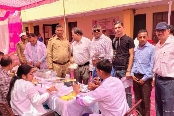 काशीपुर, 25 अप्रैल 2025 ((समय बोल रहा ) ): मानव सेवा, भाईचारे और आध्यात्मिक चेतना का संगम ‘मानव एकता दिवस’ हर वर्ष 24 अप्रैल को संत निरंकारी मिशन द्वारा अत्यंत श्रद्धा और सामाजिक समर्पण के भाव के साथ मनाया जाता है। यह दिन बाबा गुरबचन सिंह जी की पुण्य स्मृति को समर्पित है, जिन्होंने जीवनभर समाज को जोड़ने, कुरीतियों से मुक्त करने और मानवता के पथ पर अग्रसर करने का कार्य किया। देशभर में रक्तदान शिविरों की भव्य श्रृंखला इस पावन अवसर पर मिशन की ओर से पूरे भारतवर्ष में फैली 500 से अधिक शाखाओं पर रक्तदान शिविरों का आयोजन किया गया। यह आयोजन केवल एक स्वास्थ्य सेवा नहीं, बल्कि एक आध्यात्मिक संकल्प है जिसमें निष्काम सेवा की भावना निहित है। दिल्ली स्थित ग्राउंड नंबर 8, निरंकारी चौक, बुराड़ी में आयोजित हुआ रक्तदान शिविर विशेष आकर्षण का केंद्र रहा, जहाँ बड़ी संख्या में श्रद्धालुओं ने सहभागिता की। संत निरंकारी हेल्थ सिटी की मेडिकल डायरेक्टर डॉ. गीतिका दुग्गल ने जानकारी देते हुए बताया कि पूरे देश में आयोजित इन शिविरों के माध्यम से करीब 30,000 यूनिट रक्त एकत्र किया गया, जिसमें से 1,000 यूनिट रक्त केवल दिल्ली में ही दान किया गया। जसपुर शाखा में काशीपुर ब्लड बैंक की टीम ने किया रक्त संग्रह निकटवर्ती जसपुर ब्रांच में आयोजित रक्तदान शिविर में मुखी अरुण गर्ग ने बताया कि वहां 32 यूनिट रक्त एकत्र किया गया, जिसे काशीपुर के एल.डी. भट्ट राजकीय चिकित्सालय से आई ब्लड बैंक टीम द्वारा संग्रहित किया गया। काशीपुर से भी कई श्रद्धालुओं ने वहां पहुंचकर इस पुण्य सेवा में भाग लिया। श्रद्धालुओं ने पूर्ण उत्साह, समर्पण और आत्मिक भाव से रक्तदान कर मिशन की सेवा परंपरा को सशक्त किया। काशीपुर में सेवा दल द्वारा रैली और सत्संग का आयोजन ब्रांच काशीपुर में भी मानव एकता दिवस के अवसर पर शाम 5:30 बजे सेवा दल द्वारा पीटी प्रदर्शन रैली आयोजित की गई। इस रैली में बच्चों, महिलाओं और पुरुष सेवादारों ने भाग लिया। रैली में बाबा गुरबचन सिंह जी की शिक्षाओं का प्रचार करते हुए सेवादार चाचा प्रताप सिंह जी के समर्पण को भी याद किया गया। इसके पश्चात शाम 6:30 बजे विशाल सत्संग सभा का आयोजन किया गया, जिसमें जोनल इंचार्ज श्री जसविंदर सिंह जी ने मिशन की सेवा परंपरा और बाबा गुरबचन सिंह जी द्वारा दी गई शिक्षाओं पर प्रकाश डाला। स्थानीय मुखी श्री राजेंद्र अरोड़ा ने आए हुए सभी संतों और जोनल इंचार्ज का धन्यवाद व्यक्त करते हुए मिशन के सिद्धांतों पर चलने का संदेश दिया। कई क्षेत्रों से श्रद्धालुओं की भागीदारी सत्संग में ढकिया नंबर एक व दो, कुंडेश्वरी, हरीनगर, थौनपुरी, गांधीनगर, परतापुर, पैगा सहित काशीपुर क्षेत्र के विभिन्न स्थानों से श्रद्धालुओं ने भाग लिया। सभी ने एक ही भाव में कहा—“मानवता ही सर्वोच्च धर्म है।” देश के प्रमुख अस्पतालों ने निभाई भागीदारी इन रक्तदान शिविरों में इंडियन रेड क्रॉस सोसाइटी के साथ-साथ देश के प्रमुख अस्पतालों जैसे – AIIMS, राम मनोहर लोहिया (RML), गुरु तेग बहादुर (GTB), सफदरजंग, दीन दयाल उपाध्याय (DDU), लोकनायक (LNJP), और हिंदू राव अस्पताल की विशेषज्ञ टीमों ने भाग लेकर शिविरों को सफल बनाया। रक्तदाताओं के लिए पूर्ण स्वास्थ्य जांच, स्वच्छता का विशेष ध्यान और उत्तम जलपान व्यवस्था की गई, जिससे इस सेवा अभियान को और भी संगठित और गरिमामय रूप मिला। सेवा का आत्मिक संदेश ‘मानव एकता दिवस’ केवल एक दिवस नहीं, बल्कि यह सतगुरु माता सुदीक्षा जी महाराज की करुणा और मानवता के संदेश का जीवंत प्रतीक है। यह दिन हमें सिखाता है कि सेवा केवल कार्य नहीं, बल्कि आत्मा का समर्पण है। संत निरंकारी मिशन इसी भाव को लेकर आज भी सेवा, समर्पण और एकता के मार्ग पर अग्रसर है, और लाखों श्रद्धालु इसी भावना से मानवता को दिशा देने का कार्य कर रहे हैं।