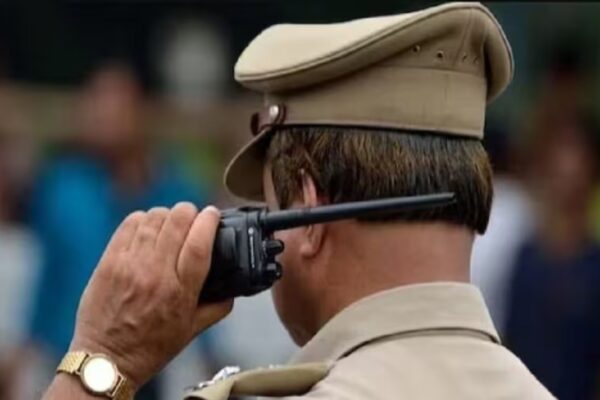 देहरादून, 26 अप्रैल 2025 (समय बोल रहा ): जम्मू-कश्मीर के पहलगाम में हाल ही में हुए आतंकी हमले के बाद देशभर में सुरक्षा एजेंसियां अलर्ट मोड पर आ गई हैं। इसी कड़ी में उत्तराखंड प्रशासन ने भी बड़ी कार्रवाई करते हुए राज्य में सामान्य वीजा पर रह रहे पाकिस्तानी नागरिकों को 27 अप्रैल 2025 तक भारत छोड़ने का आदेश जारी कर दिया है। इस आदेश के तहत दीर्घकालिक वीजा (LTV) धारकों को राहत दी गई है। आतंकी हमले के बाद बढ़ाई गई सतर्कता हाल ही में पहलगाम में हुए आतंकी हमले ने राष्ट्रीय सुरक्षा एजेंसियों को चौकन्ना कर दिया है। इस हमले में कई निर्दोष नागरिकों की जान गई और देशभर में शोक की लहर दौड़ गई। हमले के बाद गृह मंत्रालय ने सभी राज्यों को सुरक्षा कड़ी करने और संभावित खतरों का मूल्यांकन कर आवश्यक कदम उठाने के निर्देश दिए थे। उत्तराखंड पुलिस ने तत्काल एक उच्च स्तरीय समीक्षा बैठक के बाद राज्य में रह रहे पाकिस्तानी नागरिकों पर कार्रवाई करते हुए निर्धारित तिथि तक भारत छोड़ने का आदेश जारी किया है। कितने पाकिस्तानी नागरिक उत्तराखंड में मौजूद प्राप्त जानकारी के अनुसार, वर्तमान में उत्तराखंड के विभिन्न जिलों में करीब 250 पाकिस्तानी नागरिक रह रहे हैं। इनमें से अधिकांश नागरिक सामान्य वीजा पर हैं, जो रोजगार, पारिवारिक मुलाकात या धार्मिक कारणों से भारत आए हुए हैं। दीर्घकालिक वीजा (LTV) धारकों को इस आदेश से छूट दी गई है, क्योंकि वे भारतीय नागरिकता प्राप्त करने की प्रक्रिया में होते हैं या विशेष परिस्थितियों में दीर्घकालिक निवास की अनुमति प्राप्त करते हैं। आदेश के मुख्य बिंदु लक्षित नागरिक: सामान्य वीजा धारक पाकिस्तानी नागरिक। निर्धारित समयसीमा: 27 अप्रैल 2025 तक भारत छोड़ना अनिवार्य। छूट: दीर्घकालिक वीजा (LTV) धारकों पर आदेश लागू नहीं होगा। कार्रवाई: आदेश का उल्लंघन करने पर नियमानुसार कड़ी कार्रवाई की जाएगी। जिलों को दिए गए निर्देश उत्तराखंड पुलिस मुख्यालय ने सभी जिला पुलिस अधीक्षकों को निर्देश दिए हैं कि वे अपने-अपने जिलों में रह रहे पाकिस्तानी नागरिकों की पहचान करें और उन्हें आदेश की जानकारी देकर समयसीमा के भीतर वापसी सुनिश्चित करें। साथ ही, होटल, गेस्ट हाउस और धर्मशालाओं में ठहरे विदेशी नागरिकों का सत्यापन भी तेज कर दिया गया है। विदेशी नागरिकों पर निगरानी बढ़ी आदेश के बाद सभी जिलों में विदेशी नागरिकों, विशेषकर पाकिस्तानी मूल के लोगों की गतिविधियों पर कड़ी नजर रखी जा रही है। किसी भी संदिग्ध गतिविधि की सूचना मिलते ही तत्काल जांच कर आवश्यक कदम उठाने के निर्देश दिए गए हैं। स्थानीय खुफिया इकाइयों (LIUs) को भी सक्रिय कर दिया गया है ताकि किसी भी अप्रिय घटना को समय रहते रोका जा सके। सरकार का सख्त रुख उत्तराखंड सरकार ने स्पष्ट कर दिया है कि राज्य की सुरक्षा से कोई समझौता नहीं किया जाएगा। मुख्यमंत्री कार्यालय से जारी बयान में कहा गया है कि राज्य में कानून व्यवस्था बनाए रखने और संभावित खतरों को रोकने के लिए सभी आवश्यक कदम उठाए जाएंगे। साथ ही आम जनता से भी सतर्क रहने और संदिग्ध गतिविधियों की सूचना तत्काल पुलिस को देने की अपील की गई है। दीर्घकालिक वीजा धारकों को क्यों मिली छूट दीर्घकालिक वीजा (LTV) धारक वे पाकिस्तानी नागरिक होते हैं जो विशेष मानवीय आधार पर भारत में दीर्घकालिक निवास की अनुमति प्राप्त करते हैं। इनमें विभाजन के समय भारत से पाकिस्तान गए हिंदू, सिख, ईसाई, जैन, बौद्ध और पारसी समुदाय के लोग शामिल होते हैं, जो वापस भारत आकर नागरिकता लेना चाहते हैं। इस मानवीय आधार को ध्यान में रखते हुए उन्हें इस आदेश से बाहर रखा गया है। आम जनता से सहयोग की अपील उत्तराखंड पुलिस ने नागरिकों से अपील की है कि वे किसी भी अफवाह पर ध्यान न दें और पुलिस द्वारा जारी आधिकारिक सूचनाओं पर ही भरोसा करें। अगर किसी को कोई संदिग्ध गतिविधि नजर आती है तो तुरंत नजदीकी पुलिस थाने को सूचित करें। उत्तराखंड पुलिस जम्मू-कश्मीर में हुए आतंकी हमले के बाद देशभर में सुरक्षा को लेकर चिंता बढ़ी है। उत्तराखंड पुलिस का यह आदेश राज्य में सुरक्षा व्यवस्था को मजबूत करने और किसी भी संभावित खतरे को टालने की दिशा में उठाया गया महत्वपूर्ण कदम है। प्रशासन का प्रयास है कि कानून व्यवस्था को बनाए रखते हुए सभी नागरिकों की सुरक्षा सुनिश्चित की जाए। राज्य सरकार और पुलिस का यह सख्त रुख दिखाता है कि उत्तराखंड आतंरिक सुरक्षा को लेकर कोई जोखिम नहीं लेना चाहता।
