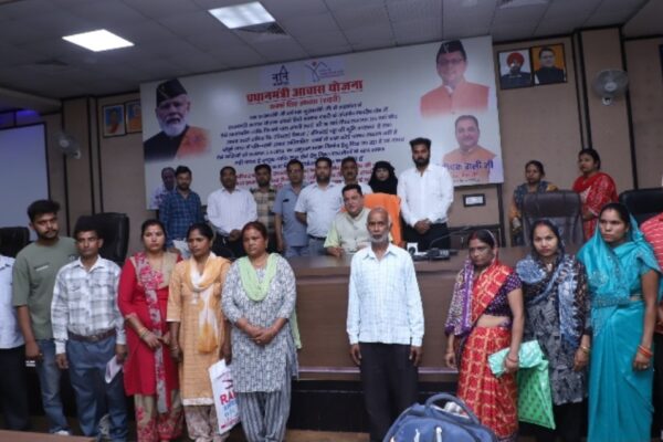 काशीपुर, 26 अप्रैल 2025 (समय बोल रहा )। काशीपुर में अब हर जरूरतमंद परिवार को अपना पक्का मकान मिलेगा। नगर निगम सभागार में महापौर दीपक बाली के सहयोग से प्रधानमंत्री आवास योजना (शहरी) के अंतर्गत एक विशेष शिविर का आयोजन किया गया। इस शिविर में बड़ी संख्या में गरीब एवं जरूरतमंद नागरिकों को योजना की जानकारी दी गई और आवेदन प्रक्रिया में सहायता प्रदान की गई। पूरे दिन चला आवेदन शिविर, फार्म भरने और सुधार की सुविधा शिविर में पहले से फार्म भरकर लाए गए नागरिकों के आवेदन स्वीकार किए गए और जिनके दस्तावेजों में कोई त्रुटि थी, उसे मौके पर ही दुरुस्त करवाया गया। आयोजन का उद्देश्य था कि कोई भी पात्र व्यक्ति योजना के लाभ से वंचित न रह जाए और सबको एक स्थायी छत उपलब्ध हो सके। महापौर दीपक बाली ने बताया कि प्रधानमंत्री आवास योजना (शहरी) माननीय प्रधानमंत्री नरेंद्र मोदी एवं उत्तराखंड के मुख्यमंत्री पुष्कर सिंह धामी के नेतृत्व में चलाई जा रही है। इसका मुख्य लक्ष्य है शहरी क्षेत्रों में रहने वाले उन व्यक्तियों को पक्का मकान प्रदान करना, जिनके पास स्वयं की जमीन तो है लेकिन मकान नहीं है। तीन लाख रुपए का अनुदान, बिना वापसी की शर्त के महापौर बाली ने जानकारी दी कि योजना के तहत पात्र लाभार्थियों को भवन निर्माण हेतु अब तीन लाख रुपए का अनुदान दिया जा रहा है, जिसे लौटाना नहीं है। पहले यह राशि दो लाख रुपए थी जिसे अब बढ़ाकर तीन लाख कर दिया गया है। आवास निर्माण हेतु मिलने वाली राशि सीधे लाभार्थी के खाते में जमा की जाती है। उन्होंने बताया कि पहले चरण में प्रधानमंत्री आवास योजना के अंतर्गत 1485 मकान स्वीकृत किए गए थे, जिनमें से 807 मकान पूर्ण हो चुके हैं और 678 निर्माणाधीन हैं। अब तक 1118 आवेदन प्राप्त हुए हैं, जिनमें से 812 आवेदन सत्यापित हो चुके हैं और 212 आवेदनों की जांच प्रक्रियाधीन है। योजना का लाभ उठाने के लिए जरूरी दस्तावेज महापौर ने बताया कि योजना का लाभ उठाने के लिए आवेदक को कुछ जरूरी दस्तावेज प्रस्तुत करने होंगे: परिवार के सभी सदस्यों के आधार कार्ड आवेदक की बैंक पासबुक आय प्रमाण पत्र अथवा वेतन पर्ची भूमि से संबंधित दस्तावेज जैसे रजिस्टर्ड बैनामा, रजिस्टर्ड दान पत्र या रजिस्टर्ड पट्टा 1 सितंबर 2024 से पूर्व निगम क्षेत्र में निवास करने का प्रमाण आवेदक की वार्षिक आय ₹3 लाख से अधिक नहीं होनी चाहिए किफायती आवास परियोजना में भी तेजी महापौर दीपक बाली ने बताया कि भागीदारी में किफायती आवास योजना के तहत कनकपुर में 1256 आवास स्वीकृत किए गए हैं, जिनमें 90% कार्य पूर्ण हो चुका है। इसी तरह मानपुर क्षेत्र में 512 आवास स्वीकृत और आवंटित हुए हैं, जिनमें 65% कार्य पूरा हो गया है। गंगापुर गोसाई क्षेत्र में भी 584 आवास स्वीकृत किए गए थे, जिनमें से 90% निर्माण कार्य पूरा हो चुका है। उन्होंने जानकारी दी कि अक्टूबर 2025 तक सभी स्वीकृत आवासों को लाभार्थियों को सुपुर्द कर दिया जाएगा। मुख्यमंत्री ने दी थी दो करोड़ की सहायता राशि महापौर ने यह भी उल्लेख किया कि जब मुख्यमंत्री पुष्कर सिंह धामी 9 मार्च को काशीपुर दौरे पर आए थे, तब उन्होंने प्रधानमंत्री आवास योजना के तहत नगर निगम को लगभग दो करोड़ रुपए की सहायता राशि सौंपी थी। यह धनराशि लाभार्थियों के खातों में सीधे ट्रांसफर कर दी गई थी। महापौर ने जताया विश्वास अंत में महापौर दीपक बाली ने भरोसा जताया कि प्रधानमंत्री आवास योजना के प्रभावी क्रियान्वयन से काशीपुर नगर निगम क्षेत्र में जल्द ही कोई भी नागरिक बिना छत के नहीं रहेगा। उन्होंने सभी पात्र लोगों से अपील की कि वे आवश्यक दस्तावेजों के साथ शीघ्र आवेदन करें और सरकार द्वारा प्रदान की जा रही इस महत्वपूर्ण योजना का लाभ उठाएं। 1485 मकान स्वीकृत किए गए थे |