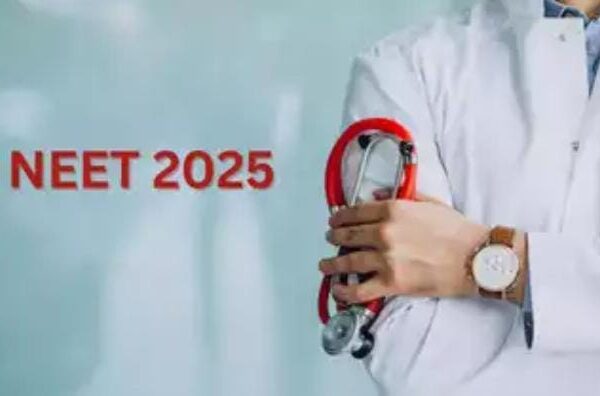 रुद्रपुर, 28 अप्रैल 2025 (समय बोल रहा ) — आगामी 4 मई, रविवार को अपराह्न 2 बजे से 5 बजे तक NEET 2025 परीक्षा का आयोजन किया जाएगा। परीक्षा को शांतिपूर्ण, पारदर्शी और निष्पक्ष ढंग से संपन्न कराने के लिए रुद्रपुर जनपद में कुल 6 परीक्षा केंद्र बनाए गए हैं, जहां कुल 2386 अभ्यर्थी परीक्षा देंगे। परीक्षा को सफलतापूर्वक संपन्न कराने के लिए जिला प्रशासन ने व्यापक तैयारियां की हैं। आज कलक्ट्रेट सभागार में अपर जिलाधिकारी अशोक कुमार जोशी की अध्यक्षता में एक बैठक आयोजित की गई, जिसमें सभी केंद्र व्यवस्थापकों और समन्वयकों को विस्तृत दिशा-निर्देश दिए गए। 6 परीक्षा केंद्र निर्धारित जनपद रुद्रपुर में जिन 6 परीक्षा केंद्रों पर NEET 2025 परीक्षा होगी, वे हैं: प्रौद्योगिकी विश्वविद्यालय नया भवन, पंतनगर प्रौद्योगिकी विश्वविद्यालय पुराना भवन, पंतनगर पीएमश्री केंद्रीय विद्यालय, काशीपुर भारतीय प्रबंधन संस्थान (IIM), काशीपुर पीएमश्री अटल उत्कृष्ट एएन झा राजकीय इंटर कॉलेज, रुद्रपुर पीएमश्री जवाहर नवोदय विद्यालय, रुद्रपुर प्रत्येक केंद्र पर सुरक्षा और निगरानी के विशेष प्रबंध किए गए हैं। समय पर प्रवेश और सख्त निगरानी के निर्देश अपर जिलाधिकारी अशोक कुमार जोशी ने सभी केंद्र व्यवस्थापकों से कहा कि परीक्षा के दिन परीक्षार्थियों को निर्धारित समय से पूर्व केंद्र में प्रवेश कराना सुनिश्चित करें। प्रवेश द्वार पर तलाशी की व्यवस्था होगी। किसी भी परीक्षार्थी या कर्मचारी के पास मोबाइल फोन, स्मार्ट घड़ी, ब्लूटूथ डिवाइस, इयरफोन या अन्य किसी भी प्रकार के इलेक्ट्रॉनिक गैजेट लाने की अनुमति नहीं होगी। प्रश्नपत्रों को सीसीटीवी कैमरों की निगरानी में सुरक्षित स्थान पर रखा जाएगा और निर्धारित प्रक्रिया के अनुसार ही खोला जाएगा। केंद्रों पर हर गतिविधि की वीडियो रिकॉर्डिंग भी कराई जाएगी। सुरक्षा व्यवस्था होगी चाक-चौबंद परीक्षा केंद्रों पर सुरक्षा के पुख्ता इंतजाम किए गए हैं। अपर पुलिस अधीक्षक डॉ. उत्तम सिंह नेगी ने बताया कि प्रत्येक केंद्र पर पर्याप्त संख्या में पुलिसकर्मी और होमगार्ड तैनात रहेंगे। परीक्षा के दौरान केंद्रों के आसपास धारा 144 लागू रहेगी ताकि भीड़भाड़ से बचा जा सके और शांति बनी रहे। डॉ. उत्तम सिंह नेगी ने यह भी कहा कि किसी भी अप्रिय घटना की सूचना मिलने पर त्वरित कार्रवाई की जाएगी। परीक्षा के दौरान विशेष सतर्कता बरती जाएगी। अधिकारियों ने दी सख्त हिदायतें बैठक में उप जिलाधिकारी अभय प्रताप सिंह, उप जिलाधिकारी मनीष बिष्ट, ओसी गौरव पांडेय, सीओ आरडी मठपाल, केंद्रीय विद्यालय के प्राचार्य त्रिभुवन आर्य, जवाहर नवोदय विद्यालय की प्राचार्य कंचन जोशी, एएन झा इंटर कॉलेज के प्रधानाचार्य दयाशंकर पांडेय, प्रौद्योगिकी विश्वविद्यालय पंतनगर के डीन और आईआईएम काशीपुर के प्रतिनिधि मौजूद रहे। सभी अधिकारियों ने स्पष्ट किया कि परीक्षा कार्य में किसी भी प्रकार की लापरवाही पाए जाने पर संबंधित अधिकारी-कर्मचारी के खिलाफ सख्त कार्रवाई की जाएगी। क्या-क्या निषेध रहेगा परीक्षा केंद्रों पर? परीक्षा केंद्रों पर निम्नलिखित चीजें प्रतिबंधित रहेंगी: मोबाइल फोन स्मार्ट वॉच ब्लूटूथ डिवाइस किसी भी प्रकार के इलेक्ट्रॉनिक गैजेट नोट्स, पर्ची, किताबें या किसी भी प्रकार का संदिग्ध सामान परीक्षार्थियों को केवल नीट के दिशा-निर्देशों के अनुसार अनुमति प्राप्त सामग्री जैसे पेन, एडमिट कार्ड और एक पहचान पत्र साथ लाने की अनुमति होगी। प्रशासन ने अभ्यर्थियों और अभिभावकों से की अपील अपर जिलाधिकारी अशोक कुमार जोशी ने सभी परीक्षार्थियों और उनके अभिभावकों से अपील की कि वे परीक्षा केंद्र के सभी दिशा-निर्देशों का पालन करें। समय से पहले परीक्षा केंद्र पर पहुंचें और परीक्षा से जुड़े नियमों का पूरी ईमानदारी से पालन करें। उन्होंने कहा कि परीक्षा का माहौल शांति पूर्ण और अनुशासित होना चाहिए ताकि सभी परीक्षार्थी बिना किसी मानसिक दबाव के परीक्षा दे सकें। NEET 2025 रुद्रपुर में NEET 2025 परीक्षा के आयोजन हेतु जिला प्रशासन ने सभी तैयारियां पूरी कर ली हैं। कुल 6 परीक्षा केंद्रों पर 2386 विद्यार्थी परीक्षा में शामिल होंगे। सुरक्षा, पारदर्शिता और निष्पक्षता के लिए सख्त कदम उठाए गए हैं। सभी अधिकारियों और कर्मचारियों को निर्देश दिया गया है कि परीक्षा कार्य को पूरी गंभीरता और जिम्मेदारी से संपन्न कराएं।