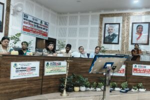 रुद्रपुर, 30 अप्रैल 2025 – (समय बोल रहा ) अक्षय तृतीया पर धर्मगुरुओं और प्रशासन की साझी पहल, "बाल विवाह मुक्त भारत" अभियान की उधम सिंह नगर में सशक्त शुरुआत देशभर में बाल अधिकारों की सुरक्षा के लिए चल रहे सबसे बड़े सामाजिक नेटवर्क "जस्ट राइट्स फॉर चिल्ड्रन" के सहयोग से, उधम सिंह नगर जिले में "इंस्टीट्यूट ऑफ सोशल डेवलपमेंट (ISD)" द्वारा बाल विवाह के खिलाफ एक महत्वपूर्ण पहल की गई। अक्षय तृतीया के अवसर पर विकास भवन स्थित शहीद उधम सिंह सभागार में "बाल विवाह मुक्त भारत अभियान" के तहत एक कार्यशाला आयोजित की गई, जिसमें धर्मगुरुओं, प्रशासनिक अधिकारियों, सामाजिक कार्यकर्ताओं, आंगनबाड़ी व आशा कार्यकर्ताओं सहित कई संस्थाओं ने भाग लिया। कार्यशाला की शुरुआत दीप प्रज्वलन के साथ हुई, जिसे विभिन्न धर्मों के धर्मगुरुओं ने संपन्न किया। यह प्रतीकात्मक शुरुआत बाल विवाह जैसे गंभीर सामाजिक मुद्दे पर एकजुटता का संदेश देती है। कार्यक्रम का मुख्य उद्देश्य था – जिले को बाल विवाह मुक्त बनाना, बाल विवाह की सामाजिक व कानूनी जटिलताओं पर प्रकाश डालना और इसे रोकने के लिए समुदाय, प्रशासन और धार्मिक नेतृत्व को एक मंच पर लाना। अधिकारियों ने दिए ज़िम्मेदारी के निर्देश जिला कार्यक्रम अधिकारी मुकुल चौधरी ने आंगनबाड़ी कार्यकर्ताओं को निर्देशित किया कि वे अपने क्षेत्र में बाल विवाह जैसी घटनाओं पर सतर्क दृष्टि रखें और यदि कहीं भी बाल विवाह की आशंका हो तो तुरंत विभाग को सूचित करें। उन्होंने बताया कि जमीनी स्तर पर कार्य करने वाली महिलाओं की भागीदारी इस सामाजिक कुप्रथा को समाप्त करने में निर्णायक भूमिका निभा सकती है। जिला प्रोबेशन अधिकारी व्योमा जैन ने बाल विवाह निषेध अधिनियम 2006, चाइल्ड हेल्पलाइन 1098 और आपातकालीन सेवा 112 की जानकारी देते हुए बताया कि ये संसाधन बच्चों के अधिकारों की रक्षा और बाल विवाह की रोकथाम के लिए बेहद कारगर हैं। उन्होंने बताया कि बाल विवाह में लिप्त पाए जाने वाले अभिभावकों और धर्मगुरुओं के विरुद्ध कानूनन कठोर कार्यवाही का प्रावधान है। बाल विवाह से प्रभावित महिलाओं का प्रेरक अनुभव कार्यशाला के दौरान पूर्व प्रधानाचार्य पार्वती देवी ने अपना व्यक्तिगत अनुभव साझा किया। उन्होंने बताया कि जब वे केवल 13 वर्ष की थीं, तब उनका विवाह कर दिया गया था। उन्होंने कहा कि बचपन में विवाह के कारण महिलाओं को शिक्षा और आत्मनिर्भरता से वंचित होना पड़ता है। उन्होंने अपने अनुभव से बताया कि कैसे उन्होंने पर्दा प्रथा के बावजूद ससुराल पक्ष के सहयोग से एमए, बीएड की शिक्षा प्राप्त की और उत्तराखंड के दुर्गम क्षेत्रों में शिक्षिका बनकर सेवा दी। बाद में वे एक इंटर कॉलेज में प्रधानाचार्य पद तक पहुंचीं और अब गरीब बच्चियों की शिक्षा के लिए लगातार कार्य कर रही हैं। बाल विवाह का स्वास्थ्य पर दुष्प्रभाव मुख्य चिकित्सा अधिकारी डॉ. के.के. अग्रवाल ने कहा कि बाल विवाह केवल सामाजिक समस्या नहीं है, बल्कि यह स्वास्थ्य की दृष्टि से भी खतरनाक है। उन्होंने बताया कि कम उम्र में गर्भधारण करने वाली लड़कियां अधिकतर कुपोषित बच्चों को जन्म देती हैं और खुद भी स्वास्थ्य संबंधी गंभीर जोखिमों से जूझती हैं। ऐसी माताओं की गर्भावस्था अक्सर "हाई रिस्क" मानी जाती है, जिससे मां और बच्चे दोनों के जीवन पर खतरा मंडराता है। धर्मगुरुओं की भूमिका और संकल्प आईएसडी के अध्यक्ष डॉ. अमित कुमार श्रीवास्तव ने "एक्सेस टू जस्टिस" अभियान के अंतर्गत जिले में बाल विवाह व बाल श्रम के खिलाफ की गई पहलों की जानकारी दी और कहा कि धर्मगुरुओं की भागीदारी से इस लड़ाई को अधिक प्रभावशाली बनाया जा सकता है। उन्होंने बताया कि अगर धर्मगुरु बाल विवाह में सहयोग करने से मना कर दें और ऐसे विवाहों का सामाजिक रूप से बहिष्कार करें, तो यह प्रथा स्वतः ही खत्म होने लगेगी। आईएसडी की परियोजना निदेशक विदु वासिनी ने कहा कि भारत तभी विकसित बन सकता है जब यहां के बच्चे बाल विवाह जैसी कुप्रथा से मुक्त हों। उन्होंने राष्ट्रीय परिवार स्वास्थ्य सर्वेक्षण-5 के आंकड़ों का हवाला देते हुए बताया कि देश में अब भी 23.3% बाल विवाह हो रहे हैं, जो चिंताजनक है। उन्होंने कहा कि धर्मगुरु यदि ऐसे विवाह संपन्न न कराएं तो समाज में बदलाव आ सकता है। कार्यक्रम के अंत में धर्मगुरुओं ने सामूहिक रूप से शपथ ली कि वे बाल विवाह का समर्थन नहीं करेंगे और जहां कहीं भी बाल विवाह की जानकारी मिलेगी, उसका विरोध करेंगे। सहभागिता कार्यशाला में चाइल्डलाइन, बाल कल्याण समिति, बाल विकास परियोजना, आशा व आंगनबाड़ी कार्यकर्ता, और आईएसडी के कार्यकर्ता प्रेम, रईस, रविंद्र, आरती, बबली सरकार, रुचिता, मलिक आदि उपस्थित थे। सभी ने अपने विचार व्यक्त करते हुए इस सामाजिक बदलाव में सक्रिय भागीदारी का संकल्प लिया।
