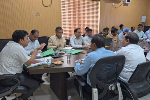 रुद्रपुर, 17 अप्रैल 2025 (समय बोल रहा ): जनस्वास्थ्य को सर्वोच्च प्राथमिकता देते हुए जिलाधिकारी नितिन सिंह भदौरिया ने स्पष्ट किया है कि किसी भी चिकित्सालय में औषधियों, जांच, उपकरणों और सुविधाओं की कमी नहीं होनी चाहिए। उन्होंने राष्ट्रीय स्वास्थ्य मिशन (NHM) की समीक्षा बैठक में चिकित्साधिकारियों को कड़े निर्देश दिए कि सभी अस्पतालों को सुविधा सम्पन्न बनाया जाए ताकि आम जनता को चिकित्सा सेवाएं बिना किसी परेशानी के मिल सकें। हर अस्पताल बने मॉडल चिकित्सालय: एक सप्ताह में दें कार्य योजना बैठक के दौरान जिलाधिकारी ने कहा कि सभी चिकित्सा अधिकारी एक स्पष्ट विजन के साथ कार्य करें और अपने-अपने चिकित्सालयों को मॉडल अस्पताल के रूप में विकसित करें। इसके लिए उन्होंने एक सप्ताह के भीतर कार्य योजना बनाकर मुख्य चिकित्साधिकारी (CMO) को प्रस्तुत करने के निर्देश दिए। उन्होंने यह भी कहा कि स्वास्थ्य सेवाओं के लिए धन की कोई कमी नहीं है, क्योंकि केंद्र सरकार द्वारा NHM के तहत भरपूर बजट उपलब्ध कराया गया है। मोटापे को लेकर मुख्यमंत्री की चिंता: जागरूकता और काउंसलिंग के निर्देश बैठक में मुख्यमंत्री पुष्कर सिंह धामी द्वारा राज्य में बढ़ते मोटापे पर जताई गई चिंता का भी जिक्र किया गया। जिलाधिकारी ने सभी चिकित्सकों को निर्देश दिए कि वे मोटापा कम करने के लिए लोगों को जागरूक करें और व्यक्तिगत काउंसलिंग की व्यवस्था भी करें, ताकि इस बढ़ते खतरे को रोका जा सके। गर्भवती महिलाओं की सुरक्षा प्राथमिकता: हाई रिस्क प्रेग्नेंसी पर निगरानी जिलाधिकारी भदौरिया ने कहा कि सभी गर्भवती महिलाओं का शत-प्रतिशत पंजीकरण, समय पर दवा वितरण, जांच और टीकाकरण अनिवार्य रूप से सुनिश्चित किया जाए। विशेष रूप से हाई रिस्क प्रेग्नेंसी की ट्रैकिंग की जाए और सभी प्रसव संस्थान स्तर पर कराए जाएं। उन्होंने सभी अस्पतालों के प्रसव कक्षों में सभी मूलभूत सुविधाएं सुनिश्चित करने के निर्देश भी दिए। आशा कार्यकर्ताओं पर नजर: संस्थागत प्रसव के लिए जवाबदेही तय आशा कार्यकर्ताओं को संस्थागत प्रसव बढ़ाने के लिए सक्रिय करने के निर्देश दिए गए। साथ ही जिलाधिकारी ने चेतावनी दी कि जिन क्षेत्रों में प्रसव अन्यत्र हो रहे हैं, वहां की आशा कार्यकर्ता के खिलाफ कार्रवाई की जाएगी। राष्ट्रीय बाल स्वास्थ्य कार्यक्रम (RBSK): जीपीएस ट्रैकिंग और वेतन रोकने के निर्देश राष्ट्रीय बाल स्वास्थ्य कार्यक्रम की समीक्षा में पाया गया कि कुछ क्षेत्रों में कार्य ठीक से नहीं हो रहा है। इस पर उन्होंने निर्देश दिए कि सभी टीमें रोस्टर के अनुसार स्कूलों में जाकर बच्चों का स्वास्थ्य परीक्षण करें। सभी बच्चों की जांच कर फोटो सहित एप में अपलोडिंग सुनिश्चित की जाए। गदरपुर, काशीपुर और रुद्रपुर की टीमें स्वास्थ्य परीक्षण में असफल रहीं, इसलिए जिलाधिकारी ने उनके वेतन रोकने के आदेश दिए। सभी RBSK वाहनों में जीपीएस लगाने के निर्देश भी जारी किए गए। टीकाकरण और डेंगू-मलेरिया पर एडवांस प्लानिंग के निर्देश सभी बच्चों का शत-प्रतिशत टीकाकरण सुनिश्चित करने को कहा गया। साथ ही जिलाधिकारी ने डेंगू और मलेरिया जैसी मौसमी बीमारियों की रोकथाम के लिए जनजागरूकता अभियान चलाने और पूर्व कार्ययोजना बनाने के लिए भी CMO को निर्देशित किया। मुख्य विकास अधिकारी ने दिए आयुष्मान और एनीमिया पर निर्देश मुख्य विकास अधिकारी मनीष कुमार ने “एनीमिया मुक्त भारत अभियान” के अंतर्गत 6 से 59 माह तक के बच्चों को अनिवार्य रूप से दवा पिलाने तथा एल्मेंडाजॉल की कृमिनाशक गोली खिलाने के निर्देश दिए। उन्होंने सभी चिकित्सा उपकेंद्रों को “आयुष्मान आरोग्य मंदिर” में परिवर्तित करने और सभी अस्पतालों में सोलर प्लांट लगाने के भी निर्देश दिए। बैठक में वरिष्ठ अधिकारियों की उपस्थिति इस महत्वपूर्ण बैठक में मुख्य चिकित्साधिकारी डॉ. के.के. अग्रवाल, प्रमुख चिकित्सा अधीक्षक डॉ. आर.के. सिन्हा, एसीएमओ डॉ. एस.पी. सिंह, डॉ. हरेन्द्र मलिक, डॉ. राजेश आर्या, डॉ. कुलदीप सिंह, डॉ. आर.एस. श्रीवास्तव, डीपीओ हेमा कांडपाल, जिला शिक्षा अधिकारी हरेन्द्र मिश्रा, तथा सभी एमओआईसी और चिकित्सा अधिकारी उपस्थित रहे। जनस्वास्थ्य सुधार की दिशा में प्रशासन का ठोस कदम जिलाधिकारी नितिन सिंह भदौरिया के नेतृत्व में हुई यह बैठक स्पष्ट संकेत देती है कि उत्तराखंड सरकार जनस्वास्थ्य को सर्वोच्च प्राथमिकता दे रही है। सुविधा सम्पन्न अस्पताल, बाल स्वास्थ्य, महिला सुरक्षा, आयुष्मान योजना और डेंगू-मलेरिया नियंत्रण की दिशा में लिए गए ये निर्णय आने वाले समय में जनमानस को बेहतर स्वास्थ्य सेवाएं प्रदान करने में मील का पत्थर साबित होंगे।