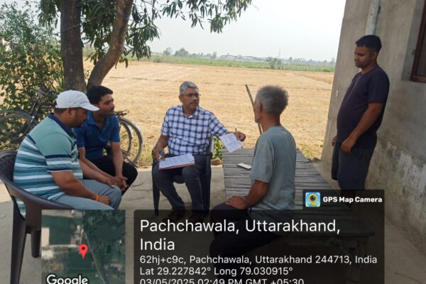 रुद्रपुर, 04 मई 2025 (समय बोल रहा) – मुख्य कृषि अधिकारी डॉ. अभय सक्सेना ने जानकारी दी है कि खरीफ सीजन 2025 में किसानों को धान की खेती को लेकर पूरी स्वतंत्रता दी गई है। उन्होंने बताया कि किसान भाई 1 मई 2025 से धान की नर्सरी लगाना शुरू कर सकते हैं और 1 जून 2025 से धान की रोपाई भी बिना किसी प्रतिबंध के कर सकते हैं। धान फसल के लिए समय पर तैयारी की सलाह मुख्य कृषि अधिकारी ने किसानों से अनुरोध किया कि वे समय से अपनी नर्सरी तैयार करें और उन्नत कृषि विधियों का पालन करें ताकि उत्पादन में वृद्धि हो। अच्छी किस्म के बीज, समय पर रोपाई और संतुलित उर्वरक उपयोग से फसल की गुणवत्ता में सुधार होगा। प्रधानमंत्री फसल बीमा योजना: कम प्रीमियम में बड़ा सुरक्षा कवच डॉ. सक्सेना ने बताया कि दैवीय या प्राकृतिक आपदा से होने वाली फसल क्षति की भरपाई के लिए प्रधानमंत्री फसल बीमा योजना के अंतर्गत किसान ₹792.89 प्रति एकड़ प्रीमियम देकर ₹39644.53 प्रति एकड़ तक का बीमा कवर प्राप्त कर सकते हैं। यह योजना क्षेमा जनरल इंश्योरेंस कंपनी के माध्यम से लागू की जा रही है। अधिक जानकारी के लिए किसान अर्पण कुमार, जिला समन्वयक (मोबाइल: 9536241931) से संपर्क कर सकते हैं। उन्नत किस्मों के बीज पंचायत स्तर पर उपलब्ध जनपद में कृषि विभाग द्वारा स्थापित सभी न्याय पंचायत स्तरीय कृषि निवेश केंद्रों पर धान की उन्नत प्रजातियाँ जैसे – एचकेआर-47, पंत धान-26, पूसा बासमती-1509, पूसा बासमती-1637 उपलब्ध हैं। इसके अलावा उर्द की पीयू-08, 09, 10, 12, मूंग की पंत मूंग-09 और सोयाबीन की पीएस-1368, पीएस-26 जैसी उन्नत किस्में भी किसानों के लिए उपलब्ध कराई गई हैं। कृषि रक्षा रसायन और सूक्ष्म पोषक तत्व भरपूर मात्रा में उपलब्ध सभी कृषि निवेश केंद्रों पर कृषि रक्षा रसायन, कीटनाशक, जैविक उत्पाद और सूक्ष्म पोषक तत्वों की पर्याप्त उपलब्धता सुनिश्चित की गई है। किसानों से आग्रह किया गया है कि वे गुणवत्तापूर्ण व मान्यता प्राप्त उत्पादों का ही उपयोग करें। कृषि यंत्रों के लिए समाम योजना के तहत जल्द उपलब्ध होंगे लाभ डॉ. सक्सेना ने बताया कि कृषि यंत्रों पर अनुदान पाने के इच्छुक किसानों को "समाम योजना" के अंतर्गत जल्द ही लाभ मिल सकता है। भारत सरकार द्वारा मई माह के अंतिम सप्ताह तक कृषि यंत्रों के लक्ष्य प्राप्त होने की संभावना है। यंत्रों के लिए ऑनलाइन आवेदन प्रक्रिया सक्रिय की जाएगी और चयनित किसानों को सब्सिडी के माध्यम से उन्नत उपकरण उपलब्ध कराए जाएंगे। जैविक खेती और जल संरक्षण पर जोर मुख्य कृषि अधिकारी ने किसानों को पारंपरिक कृषि के साथ-साथ जैविक खेती को अपनाने की भी सलाह दी। उन्होंने बताया कि जलवायु परिवर्तन और भूमिगत जलस्तर में गिरावट को देखते हुए जल संरक्षण, ड्रिप सिंचाई, मल्चिंग और शून्य लागत खेती जैसे उपायों को अपनाने की आवश्यकता है। कृषि विभाग की ओर से किसानों को दी जा रही तकनीकी सहायता कृषि विभाग द्वारा तकनीकी सहायकों, कृषि पर्यवेक्षकों और वैज्ञानिकों की टीमों को किसानों के गांवों में भेजा जा रहा है ताकि उन्हें बीज चयन, मिट्टी परीक्षण, उर्वरक उपयोग और कीट नियंत्रण के बारे में मार्गदर्शन दिया जा सके। किसी भी प्रकार की जानकारी या सहायता के लिए किसान अपने नजदीकी कृषि केंद्र पर संपर्क कर सकते हैं। कृषि विभाग कृषि विभाग का उद्देश्य है कि जनपद के हर किसान को समय पर सही जानकारी, उच्च गुणवत्ता वाले बीज, बीमा सुरक्षा, यंत्र सुविधा और वैज्ञानिक सहयोग उपलब्ध कराया जाए, जिससे वर्ष 2025 का खरीफ सीजन उत्पादक और लाभकारी साबित हो।