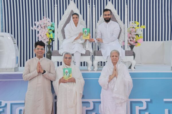 निरंकारी श्रद्धालुओं द्वारा समर्पण दिवस पर बाबा हरदेव सिंह को श्रद्धा सुमन अर्पित IMG 20250513 WA0043