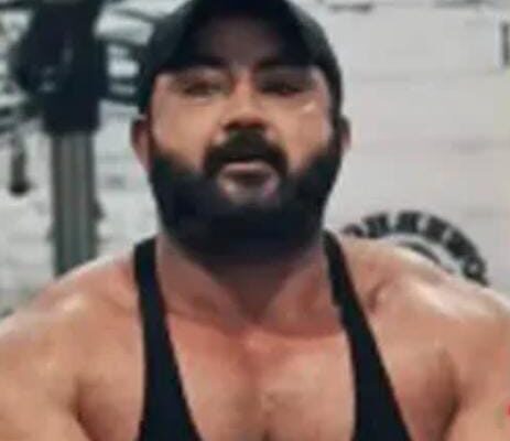 काशीपुर , 02 अप्रैल 2025 (समय बोल रहा ) काशीपुर शहर उस समय स्तब्ध रह गया जब जाने-माने पावरलिफ्टर और पोल्ट्री व्यवसायी अमनदीप अरोरा ने अपने फार्म हाउस पर खुद को गोली मारकर आत्महत्या कर ली। मृतक की उम्र 36 वर्ष बताई जा रही है। आत्महत्या के कारणों का फिलहाल कोई स्पष्ट कारण सामने नहीं आया है। पुलिस ने मौके पर पहुंचकर शव को कब्जे में लिया और पोस्टमार्टम के लिए भेज दिया है। दढ़ियाल रोड स्थित पोल्ट्री फार्म पर मिला शव जानकारी के अनुसार, अमनदीप अरोरा का दढ़ियाल रोड पर अरोरा पोल्ट्री फार्म है, जहां वह अपनी व्यावसायिक गतिविधियां संचालित कर रहे थे। मंगलवार की सुबह अचानक फार्म से गोली चलने की आवाज आई, जिसे सुनकर फार्म के कर्मचारी मौके पर पहुंचे तो उन्होंने अमनदीप को खून से लथपथ हालत में ज़मीन पर पड़ा पाया। पास में ही लाइसेंसी रिवॉल्वर मिली, जिससे उन्होंने खुद को गोली मारी थी। पुलिस जांच में जुटी, सुसाइड नोट नहीं मिला घटना की सूचना मिलते ही काशीपुर कोतवाली पुलिस मौके पर पहुंची और शव को कब्जे में लेकर पंचनामा भरने की कार्यवाही की। पुलिस सूत्रों के अनुसार, मौके से कोई सुसाइड नोट बरामद नहीं हुआ है, जिससे आत्महत्या के कारणों को समझा जा सके। फिलहाल पुलिस मृतक के फोन कॉल रिकॉर्ड, सीसीटीवी फुटेज, और परिवार व कर्मचारियों के बयान के आधार पर जांच में जुटी है। पावरलिफ्टिंग में नाम कमाया था अमनदीप अरोरा न केवल एक सफल व्यवसायी थे बल्कि उन्होंने राष्ट्रीय स्तर पर पावरलिफ्टिंग में भी हिस्सा लिया था। काशीपुर और आसपास के क्षेत्रों में फिटनेस और बॉडीबिल्डिंग से जुड़े युवाओं के लिए वे एक प्रेरणास्त्रोत माने जाते थे। वह अक्सर युवाओं को फिटनेस और खेलों के प्रति जागरूक किया करते थे। परिवार में शोक, शहर में स्तब्धता अमनदीप की अचानक हुई इस आत्महत्या से परिवार में कोहराम मच गया है। स्थानीय समाज में भी इस खबर को लेकर गहरी स्तब्धता और दुख की लहर है। वे सामाजिक गतिविधियों में भी सक्रिय रहते थे और सभी के साथ मधुर व्यवहार करते थे। कई स्थानीय लोगों का कहना है कि अमनदीप हमेशा मुस्कुराते और मदद के लिए तत्पर रहते थे। मानसिक स्वास्थ्य की उपेक्षा पर सवाल इस दुखद घटना ने एक बार फिर मानसिक स्वास्थ्य के मुद्दे को सतह पर ला दिया है। एक ऐसा युवा, जो फिटनेस, खेल और व्यवसाय में सफल था, आखिर क्या मानसिक तनाव झेल रहा था, यह सभी के लिए चिंता का विषय है। विशेषज्ञों का मानना है कि भले ही व्यक्ति बाहरी रूप से मजबूत और सफल दिखे, लेकिन अंदरूनी संघर्ष और दबाव को नजरअंदाज करना घातक हो सकता है। पुलिस की अपील: अफवाहों से बचें, जांच की प्रतीक्षा करें काशीपुर पुलिस ने मीडिया और आमजन से अपील की है कि किसी भी प्रकार की अफवाहें न फैलाएं और जांच पूरी होने तक धैर्य रखें। पुलिस का कहना है कि “फिलहाल यह आत्महत्या का मामला लग रहा है, लेकिन जांच के बाद ही सही तथ्य सामने आएंगे।” सोशल मीडिया पर शोक की लहर घटना की जानकारी मिलने के बाद सोशल मीडिया पर लोगों ने शोक जताना शुरू कर दिया। काशीपुर के अनेक खेल प्रेमियों, जिम संचालकों और उनके साथ काम कर चुके युवाओं ने श्रद्धांजलि दी और इसे एक बहुत बड़ी क्षति बताया। आत्महत्या अमनदीप अरोरा की आत्महत्या से पूरा काशीपुर शोक में डूबा हुआ है। उनके जाने से खेल, स्वास्थ्य और सामाजिक क्षेत्र को एक गहरा धक्का लगा है। पुलिस मामले की गंभीरता से जांच कर रही है और उम्मीद की जा रही है कि जल्द ही आत्महत्या के पीछे के कारण सामने आएंगे। यह घटना समाज को मानसिक स्वास्थ्य को लेकर और अधिक संवेदनशील और जागरूक होने का संदेश भी देती है।जब जाने-माने पा