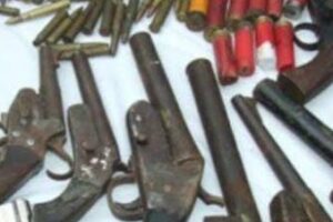 गदरपुर 19 मई 2025 (समय बोल रहा) : गदरपुर थाना पुलिस ने एक बड़ी कार्रवाई करते हुए ग्राम कुलवंत नगर नहाल बैराज के पास संचालित एक अवैध असलहा बनाने की फैक्ट्री का भंडाफोड़ किया है। पुलिस ने मौके से असलहा बना रहे एक शातिर अपराधी को गिरफ्तार किया है, जिसके कब्जे से नौ अवैध हथियार और भारी मात्रा में हथियार बनाने के उपकरण बरामद किए गए हैं। गिरफ्तार आरोपी की पहचान गुलाब का मझरा (केलाखेड़ा) निवासी दर्शन सिंह के रूप में हुई है, जिस पर पहले से ही 13 आपराधिक मुकदमे दर्ज हैं। आरोपी को न्यायालय के समक्ष पेश किया गया है। मंगलवार को मुरादाबाद रोड स्थित एसपी कार्यालय में आयोजित एक प्रेस वार्ता में एसएसपी मणिकांत मिश्रा ने इस महत्वपूर्ण मामले का खुलासा किया। उन्होंने बताया कि गदरपुर थाना पुलिस को मुखबिर से सूचना मिली थी कि कुलवंत नगर नहाल बैराज के पास खेत किनारे खजूर के पेड़ के नीचे एक व्यक्ति अवैध रूप से असलहे बना रहा है। सूचना मिलते ही पुलिस टीम ने त्वरित कार्रवाई करते हुए सोमवार को मौके पर दबिश दी और दर्शन सिंह को रंगे हाथों गिरफ्तार कर लिया। एसएसपी मणिकांत मिश्रा ने बताया कि गिरफ्तार अभियुक्त दर्शन सिंह एक शातिर किस्म का अपराधी है और उसके खिलाफ पूर्व में हत्या के प्रयास, आर्म्स एक्ट और अन्य गंभीर धाराओं के तहत कुल 13 मुकदमे दर्ज हैं। उन्होंने कहा कि इस अवैध असलहा फैक्ट्री का भंडाफोड़ पुलिस के लिए एक बड़ी सफलता है, जिससे क्षेत्र में अवैध हथियारों की सप्लाई पर अंकुश लगाने में मदद मिलेगी। बरामद सामान का विवरण: पुलिस ने मौके से अवैध हथियार बनाने की फैक्ट्री से भारी मात्रा में हथियार और उपकरण बरामद किए हैं, जिनमें शामिल हैं: 315 बोर के चार तमंचे 12 बोर के तीन तमंचे 12 बोर की एक देशी बंदूक 12 बोर की एक पोनी बंदूक 315 बोर के छह जिंदा कारतूस 12 बोर के दो जिंदा कारतूस अवैध हथियार बनाने के विभिन्न उपकरण, जिनमें ड्रिल मशीन, लोहे की पाइपें, स्प्रिंग, रेती और अन्य औजार शामिल हैं। सात हजार में बेचता था एक तमंचा: एसएसपी ने बताया कि पूछताछ के दौरान आरोपी दर्शन सिंह ने पुलिस को बताया कि वह पहले भी अवैध असलहा बनाने के आरोप में जेल जा चुका है। उसने कबूल किया कि वह इन अवैध हथियारों को सात हजार रुपये प्रति तमंचे के हिसाब से रामपुर, रुद्रपुर, किच्छा, हल्द्वानी, बाजपुर और कालाढूंगी जैसे आसपास के विभिन्न स्थानों पर बेचता था। पुलिस अब यह पता लगाने की कोशिश कर रही है कि दर्शन सिंह के खरीदार कौन थे और वह कब से इस अवैध धंधे में लिप्त था। पुलिस ने आरोपी दर्शन सिंह के खिलाफ संबंधित धाराओं के तहत मुकदमा दर्ज कर लिया है और उसे मंगलवार को न्यायालय के समक्ष पेश किया गया, जहां से उसे न्यायिक हिरासत में भेज दिया गया है। पुलिस अब इस नेटवर्क की जड़ों तक पहुंचने और यह पता लगाने की कोशिश कर रही है कि इस अवैध धंधे में और कौन-कौन लोग शामिल हैं। एसएसपी ने गदरपुर थाना पुलिस की इस सराहनीय कार्रवाई की प्रशंसा की और कहा कि पुलिस आगे भी इस तरह के अवैध गतिविधियों के खिलाफ अपना अभियान जारी रखेगी। पुलिस ने मौके से असलहा बना रहे एक शातिर अपराधी को गिरफ्तार किया है, जिसके कब्जे से नौ अवैध हथियार और भारी मात्रा में हथियार बनाने के उपकरण बरामद किए गए हैं। गिरफ्तार आरोपी की पहचान गुलाब का मझरा (केलाखेड़ा) निवासी दर्शन सिंह के रूप में हुई है, जिस पर पहले से ही 13 आपराधिक मुकदमे दर्ज हैं। आरोपी को न्यायालय के समक्ष पेश किया गया है।उन्होंने कहा कि इस अवैध असलहा फैक्ट्री का भंडाफोड़ पुलिस के लिए एक बड़ी सफलता है, जिससे क्षेत्र में अवैध हथियारों की सप्लाई पर अंकुश लगाने में मदद मिलेगी।