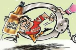 काशीपुर, 23 मई 2025  (समय बोल रहा)  — उत्तराखंड के काशीपुर क्षेत्र में अवैध शराब के कारोबार के खिलाफ पुलिस ने एक और बड़ी कार्रवाई को अंजाम दिया है। कुंडेश्वरी पुलिस चौकी की टीम ने शुक्रवार को गश्त के दौरान ग्राम रमपुरा निवासी एक युवक को अवैध कच्ची शराब की तस्करी करते हुए रंगे हाथों गिरफ्तार कर लिया। आरोपी स्कूटी पर सवार था और शराब की खेप को किसी गंतव्य तक पहुंचाने की कोशिश कर रहा था। पुलिस ने आरोपी की तलाशी के दौरान उसके पास से 70 पाउच अवैध कच्ची शराब बरामद की, जिसे उसने स्कूटी के अंदर छिपा रखा था। पूछताछ के दौरान आरोपी ने अपना नाम सतपाल सिंह पुत्र जर्नेल सिंह बताया, जो कि ग्राम रमपुरा का निवासी है। पुलिस ने उसे मौके पर ही गिरफ्तार कर लिया और उत्तराखंड आबकारी अधिनियम के तहत मुकदमा दर्ज कर न्यायालय में प्रस्तुत किया। गश्त के दौरान पकड़ा गया आरोपी कुंडेश्वरी पुलिस चौकी इंचार्ज ने जानकारी देते हुए बताया कि उनकी टीम नियमित गश्त पर थी, तभी एक स्कूटी सवार युवक को संदिग्ध अवस्था में जाते देखा गया। जब उसे रोककर पूछताछ की गई और तलाशी ली गई, तो स्कूटी की सीट के नीचे और डिक्की में प्लास्टिक की थैलियों में भरकर रखे गए 70 पाउच कच्ची शराब बरामद हुए। शराब की तेज गंध और थैलों की पैकिंग से साफ था कि यह शराब अवैध रूप से तैयार और तस्करी की जा रही थी। स्थानीय तस्करों पर कसेगा शिकंजा पुलिस ने बताया कि यह कार्रवाई स्थानीय स्तर पर चल रहे अवैध कच्ची शराब के नेटवर्क पर लगाम कसने की दिशा में एक महत्वपूर्ण कदम है। क्षेत्र में लंबे समय से यह सूचना मिल रही थी कि कुछ असामाजिक तत्व अवैध शराब का निर्माण और वितरण कर रहे हैं, जिससे ना केवल राजस्व का नुकसान हो रहा है, बल्कि लोगों की सेहत पर भी गंभीर प्रभाव पड़ रहा है। पुलिस अब इस मामले की तह तक जाकर यह पता लगाने में जुट गई है कि आरोपी सतपाल सिंह किसके लिए यह शराब लेकर जा रहा था और इसके पीछे कौन-कौन लोग शामिल हैं। शराब माफियाओं के खिलाफ सख्ती काशीपुर क्षेत्र में अवैध शराब का धंधा एक लंबे समय से चुनौती बना हुआ है। खासकर ग्रामीण और सीमावर्ती इलाकों में कच्ची शराब का निर्माण व वितरण तेजी से बढ़ा है। पुलिस विभाग द्वारा कई बार ऐसे अड्डों पर छापेमारी की जाती रही है, लेकिन शराब माफिया नए-नए तरीकों से कानून से बचने की कोशिश करते रहते हैं। पुलिस अब ऐसे मामलों में लगातार कार्रवाई कर रही है। कुंडेश्वरी पुलिस चौकी की इस कार्रवाई की स्थानीय लोगों ने भी सराहना की है। ग्रामीणों का कहना है कि कच्ची शराब ने कई परिवारों को बर्बादी की कगार पर पहुंचा दिया है। अवैध शराब पीने से स्वास्थ्य पर बुरा असर पड़ता है और कई बार मौत तक के मामले सामने आए हैं। आरोपी के खिलाफ आबकारी अधिनियम के तहत कार्रवाई पुलिस ने बताया कि आरोपी के खिलाफ आबकारी अधिनियम की संबंधित धाराओं के तहत मुकदमा दर्ज किया गया है और उसे न्यायिक हिरासत में भेज दिया गया है। स्कूटी को भी पुलिस ने जब्त कर लिया है और अब उसकी जांच की जा रही है कि वह स्कूटी किसके नाम पर है और क्या यह वाहन पहले भी किसी अवैध गतिविधि में प्रयुक्त हुआ है। पुलिस का यह भी कहना है कि सतपाल सिंह से पूछताछ की जा रही है ताकि यह पता लगाया जा सके कि वह शराब कहां से लेकर आया था और किन लोगों तक इसे पहुंचाने वाला था। इस मामले में और भी लोगों के शामिल होने की आशंका जताई जा रही है और पुलिस जल्द ही अन्य आरोपियों को भी गिरफ्तार करने की दिशा में कार्रवाई करेगी। पुलिस की अपील पुलिस अधीक्षक कार्यालय की ओर से लोगों से अपील की गई है कि वे अपने आस-पास यदि कहीं अवैध शराब बनते या बिकते देखें तो तुरंत पुलिस को सूचित करें। सूचना देने वाले का नाम गुप्त रखा जाएगा और उन्हें सम्मानित भी किया जाएगा। पुलिस विभाग का उद्देश्य है कि समाज को नशे के जहर से मुक्त किया जा सके और युवाओं को इस गलत रास्ते पर जाने से रोका जा सके।