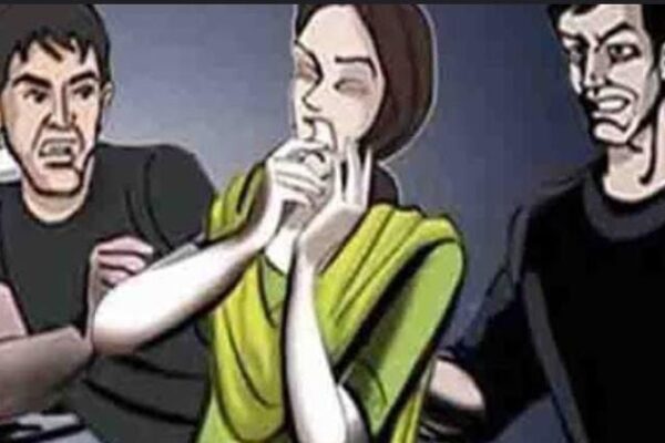 विगत दिवस ठाकुर नगर ट्रांजिट कैम्प में एक दिल दहलाने वाली घटना सामने आई है, जिसने इलाके में सनसनी फैला दी है। चार युवकों ने एक घर में जबरन घुसकर वहां अकेली मौजूद महिला के साथ हथियारों के बल पर छेड़छाड़ की और उसे जान से मारने की धमकी दी। पीड़िता ने इस संबंध में आरोपियों के विरुद्ध स्थानीय थाने में मुकदमा दर्ज करा दिया है, जिसके बाद पुलिस ने मामले की गंभीरता को देखते हुए जांच शुरू कर दी है। पीड़िता द्वारा दर्ज कराई गई रपट के अनुसार, यह घटना 12 मई की रात्रि को घटित हुई। पीड़िता ने बताया कि उसके छोटे भाई सूरज मंडल के चार साले – आकाश सरकार पुत्र खोखन सरकार, विवेक विश्वास पुत्र राजेन्द्र विश्वास, सहदेव सरकार पुत्र नामालूम और जगदीश पाल – शराब के नशे में उसके कमरे में जबरन घुस आए। पीड़िता उस समय घर में अकेली थी, जिसका फायदा उठाकर आरोपियों ने उसके साथ छेड़छाड़ शुरू कर दी। रपट में पीड़िता ने आगे बताया कि आरोपियों के पास चाकू, छुरी और बंदूक जैसे हथियार थे, जिनके बल पर उन्होंने उसे डराया और धमकाया। आरोप है कि उक्त युवकों ने पीड़िता के साथ गाली-गलौज भी की और कहा कि उसके भाई ने उनकी बहन को बहुत परेशान किया है, जिसकी सजा अब उसे भुगतनी पड़ेगी। इसके बाद आरोपियों ने उसके साथ गलत हरकतें शुरू कर दीं। पीड़िता ने अपनी शिकायत में बताया कि कमरे में अकेला होने के कारण वह बुरी तरह से डर गई थी। जब उसने आरोपियों से कहा कि वह उनके खिलाफ पुलिस में शिकायत करेगी, तो आकाश सरकार नामक आरोपी ने उसे धमकी देते हुए कहा कि वे उसके साथ सामूहिक बलात्कार करेंगे और उसकी अश्लील फोटो और वीडियो सोशल मीडिया पर वायरल कर देंगे। इतना ही नहीं, आरोपियों ने पीड़िता, उसके पुत्र और पूरे परिवार को जान से मार देने की भी धमकी दी। इस गंभीर घटना के बाद पीड़िता ने हिम्मत दिखाते हुए स्थानीय पुलिस थाने में आरोपियों के खिलाफ शिकायत दर्ज कराई है। पुलिस ने पीड़िता की रपट पर तत्काल कार्रवाई करते हुए मुकदमा दर्ज कर लिया है और मामले की गहन जांच शुरू कर दी है। पुलिस अधिकारियों ने पीड़िता को न्याय दिलाने और आरोपियों को जल्द से जल्द गिरफ्तार करने का आश्वासन दिया है। इस घटना ने ठाकुर नगर ट्रांजिट कैम्प के निवासियों को गहरा सदमा पहुंचाया है। लोगों में इस बात को लेकर आक्रोश है कि दिनदहाड़े इस प्रकार की घिनौनी हरकत को अंजाम दिया गया और पीड़िता को अकेली पाकर उसे प्रताड़ित किया गया। स्थानीय लोगों ने पुलिस से मांग की है कि आरोपियों को जल्द से जल्द गिरफ्तार कर कड़ी से कड़ी सजा दी जाए, ताकि भविष्य में इस प्रकार की घटनाओं की पुनरावृत्ति न हो। यह घटना समाज में महिलाओं की सुरक्षा को लेकर एक बार फिर से गंभीर सवाल खड़े करती है। घर में अकेली महिला की सुरक्षा और इस प्रकार के आपराधिक तत्वों पर लगाम लगाने की आवश्यकता महसूस की जा रही है। पुलिस प्रशासन पर भी इस मामले में निष्पक्ष और त्वरित कार्रवाई करने का दबाव है, ताकि पीड़िता को न्याय मिल सके और अपराधियों को उनके किए की सजा भुगतनी पड़े। फिलहाल, पुलिस ने आरोपियों की तलाश शुरू कर दी है और उम्मीद है कि जल्द ही उन्हें गिरफ्तार कर लिया जाएगा। इस घटना से इलाके में दहशत का माहौल है और लोग अपनी सुरक्षा को लेकर चिंतित हैं। देखना होगा कि पुलिस इस मामले में क्या कार्रवाई करती है और पीड़िता को कब तक न्याय मिल पाता है। यह घटना न केवल एक महिला के साथ हुई बर्बरता की कहानी है, बल्कि यह समाज के उस स्याह पहलू को भी उजागर करती है जहां अपराधी कानून का भय भूलकर ऐसी घिनौनी हरकतों को अंजाम देते हैं।