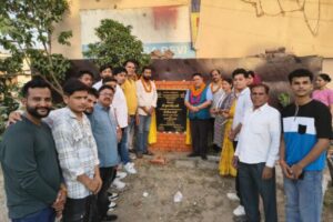 काशीपुर, 18 मई 2025 (समय बोल रहा) : महापौर दीपक बाली ने अपने कार्यकाल के 100 दिन पूरे होने के अवसर पर विकास कार्यों की झड़ी लगा दी है। उन्होंने एक ही दिन में 4 करोड़ 88 लाख 53 हजार रुपये की लागत से बनने वाली 15 महत्वपूर्ण सड़कों का शिलान्यास कर एक नया कीर्तिमान स्थापित किया है। इससे पहले भी महापौर बाली ने अपने कार्यकाल के शुरुआती 60 दिनों में 60 करोड़ रुपये के विकास कार्यों का शुभारंभ कर शहर को एक बड़ा तोहफा दिया था। महापौर दीपक बाली के अब तक के विकास कार्यों से काशीपुर की जनता भी काफी प्रभावित नजर आ रही है। यही नहीं, महापौर बाली ने अभिनंदन कार्यक्रमों का भी एक नया रिकॉर्ड बनाया है, जिसके तहत अब तक उनके लगभग 286 अभिनंदन कार्यक्रम आयोजित हो चुके हैं। इनमें से 117 कार्यक्रम विभिन्न संगठनों द्वारा समारोहपूर्वक आयोजित किए गए हैं, जो कि पूरे प्रदेश में एक अनूठी मिसाल है। महापौर द्वारा काशीपुर शहर को रोशन करने के लिए स्वीकृत कराई गई सैकड़ों करोड़ रुपये की विकास योजनाएं जब धरातल पर उतरेंगी, तो काशीपुर एक नए और आधुनिक स्वरूप में नजर आएगा। अपने कार्यकाल के 100 दिन पूरे होने के उपलक्ष्य में आयोजित शिलान्यास कार्यक्रम में महापौर दीपक बाली ने वार्ड पार्षदों, शक्ति केंद्र संयोजकों, बूथ एवं मंडल अध्यक्षों के साथ विभिन्न वार्डों में बनने वाली 15 सड़कों का शिलान्यास किया। इन सड़कों का विवरण इस प्रकार है: वार्ड नंबर 1 (सैनिक कॉलोनी): दर्शन सिंह रावत के घर से रामनगर काशीपुर मार्ग तक (राज्य योजना) वार्ड नंबर 1 (सैनिक कॉलोनी): नरेंद्र चौधरी के घर से शिवालिक होली माउंट एकेडमी तक (राज्य योजना) वार्ड नंबर 1: यूके एनक्लेव से प्राइमरी पाठशाला तक वार्ड नंबर 1 (प्रेमनगर चौक): गढ़वाल सभा रोड पर कैलाश बिष्ट के घर तक वार्ड नंबर 2 (दुर्गा कॉलोनी): विनोद कुमार के मकान से दिनेश चंद्र बलोदी के मकान तक वार्ड नंबर 2 (दुर्गा कॉलोनी): राजेंद्र बिष्ट के मकान से नेगी जी के मकान तक वार्ड नंबर 2 (पशुपति बिहार): मनोज सती के मकान से शिव सिंह बिष्ट के मकान तक व संलग्न रास्ते में हरि सिंह रावत के मकान तक वार्ड नंबर 9 (लाइनपार): रघुवीर सिंह के मकान से भोला के मकान तक वार्ड नंबर 9 (ओम विहार कॉलोनी): रामनाथ प्रसाद के मकान से महावीर के मकान तक वार्ड नंबर 3 (ओम विहार कॉलोनी): बृजपाल चौधरी के मकान से सीमा के मकान तक कुंडेश्वरी मैन रोड: आनंद हॉलीडे से मोहन सिंह एवं सोनू के मकान तक वार्ड नंबर 33: संत निरंकारी भवन के सामने धर्म सिंह नेगी के मकान से अनिल खरबंदा के मकान तक वार्ड नंबर 35: राजीव चौधरी के मकान से त्रिलोक सिंह बिष्ट के मकान तक वार्ड नंबर 1 (शांति नगर): सुरेंद्र सिंह रावत के घर से जरनैल सिंह के घर तक (राज्य योजना) वार्ड नंबर 1 (सैनिक कॉलोनी): कृष्णा हॉस्पिटल के पीछे कैप्टन गोविंद सिंह रौतेला के मकान से आनंद सिंह के मकान तक व संलग्न रास्ते में दीपिका लोहनी के मकान तक इन 15 सड़कों के निर्माण पर कुल 4 करोड़ 88 लाख 53 हजार रुपये की लागत आएगी। इन महत्वपूर्ण सड़कों के अलावा, महापौर श्री बाली पहले भी 18 करोड़ 60 लाख रुपये की लागत से बनने वाली 114 अन्य सड़कों का शिलान्यास कर चुके हैं, जिनका निर्माण कार्य बरसात के मौसम को ध्यान में रखते हुए तेजी से चल रहा है। महापौर दीपक बाली द्वारा अपने छोटे से कार्यकाल में किए गए इन व्यापक विकास कार्यों से स्पष्ट है कि वह काशीपुर शहर के विकास के लिए दृढ़ संकल्पित हैं और जनता की आकांक्षाओं को पूरा करने के लिए निरंतर प्रयासरत हैं। एक ही दिन में इतनी बड़ी संख्या में विकास परियोजनाओं का शिलान्यास करना निश्चित रूप से एक उल्लेखनीय उपलब्धि है और यह काशीपुर के विकास के इतिहास में एक महत्वपूर्ण मील का पत्थर सा