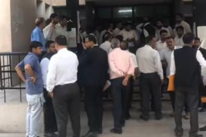 काशीपुर, 21 मई 2025 (समय बोल रहा): काशीपुर के न्यायिक इतिहास में एक ऐसी अभूतपूर्व और शर्मनाक घटना सामने आई है, जिसने पूरे न्यायपालिका और अधिवक्ता समुदाय को गहरा आघात पहुंचाया है। एसीजेएम (अपर मुख्य न्यायिक मजिस्ट्रेट) कोर्ट परिसर के भीतर ही दो वकीलों के बीच भयंकर हिंसक झड़प हो गई, जिसमें एक वकील गंभीर रूप से घायल हो गया। इस दुर्भाग्यपूर्ण घटनाक्रम के बीच-बचाव करने आई एक कर्तव्यनिष्ठ महिला पुलिसकर्मी भी चोटिल हो गईं, जिन्हें तत्काल उपचार के लिए स्थानीय चिकित्सालय में भर्ती कराया गया है। इस अप्रत्याशित और निंदनीय घटना को लेकर स्थानीय पुलिस ने गंभीरता से जांच-पड़ताल शुरू कर दी है और मामले की सच्चाई जानने के लिए हर पहलू से छानबीन की जा रही है। न्याय के मंदिर में मर्यादा भंग: वकीलों के बीच हुई हिंसक झड़प जानकारी के अनुसार, यह चौंकाने वाली और दुर्भाग्यपूर्ण घटना आज दोपहर एसीजेएम कोर्ट परिसर के मुख्य गलियारे में घटित हुई। घायल वकील की पहचान एडवोकेट राकेश चौधरी के रूप में हुई है, जबकि उन पर हमला करने वाले दूसरे वकील का नाम एडवोकेट विनय पाल बताया जा रहा है। प्रत्यक्षदर्शियों के अनुसार, दोनों वकीलों के बीच किसी मामूली बात को लेकर अचानक तीखी बहस शुरू हो गई। यह बहस जल्द ही गाली-गलौज और धक्का-मुक्की में बदल गई, और देखते ही देखते यह हिंसक हाथापाई तक पहुंच गई। बताया जा रहा है कि एडवोकेट विनय पाल ने एडवोकेट राकेश चौधरी पर जोरदार हमला कर दिया, जिससे वह चोटिल होकर जमीन पर गिर पड़े। इस घटना से कोर्ट परिसर में अफरा-तफरी मच गई और अन्य वकीलों व वहां मौजूद लोगों में दहशत फैल गई। बीच-बचाव करने आई महिला पुलिसकर्मी भी हुईं घायल इस हिंसक झड़प और बिगड़ती स्थिति को देखकर वहां सुरक्षा ड्यूटी पर तैनात एक महिला पुलिसकर्मी, जिसका नाम सुमन बताया जा रहा है, ने तुरंत हस्तक्षेप किया। उन्होंने अपनी जान की परवाह किए बिना दोनों झगड़ रहे वकीलों को अलग करने का साहसपूर्ण प्रयास किया। इसी बीच-बचाव के दौरान हुई धक्का-मुक्की में महिला पुलिसकर्मी सुमन भी चोटिल हो गईं। उनके शरीर पर कई जगह चोटें आई हैं। घायल महिला पुलिसकर्मी सुमन को तत्काल एंबुलेंस से उपचार के लिए स्थानीय चिकित्सालय ले जाया गया है, जहां डॉक्टरों द्वारा उनका इलाज किया जा रहा है। चिकित्सकों के अनुसार, उनकी स्थिति फिलहाल स्थिर बताई जा रही है। वहीं, हमले में घायल हुए एडवोकेट राकेश चौधरी को भी तुरंत उपचार के लिए एल्डिहाइड चिकित्सालय लाया गया। काशीपुर के न्यायिक इतिहास में काला अध्याय: पहली बार ऐसी शर्मनाक घटना इस घटना ने न केवल काशीपुर के न्यायिक समुदाय को बल्कि पूरे समाज को झकझोर कर रख दिया है। कोर्ट परिसर, जिसे न्याय, शांति और कानून-व्यवस्था का सर्वोच्च प्रतीक माना जाता है, के भीतर इस प्रकार की हिंसक घटना का होना बेहद गंभीर और दुर्भाग्यपूर्ण है। काशीपुर अधिवक्ता संघ से जुड़े वरिष्ठ सदस्यों और स्थानीय वकीलों का कहना है कि यह काशीपुर के न्यायिक इतिहास में संभवतः पहली बार है जब कोर्ट परिसर के भीतर वकीलों के बीच इस हद तक की हिंसक झड़प हुई हो। इस घटना ने निश्चित रूप से न्यायपालिका की गरिमा, पवित्रता और कोर्ट परिसर की सुरक्षा व्यवस्था पर गंभीर प्रश्नचिह्न लगा दिए हैं। यह वकीलों जैसे जिम्मेदार पेशे की मर्यादा को भी भंग करती है। पुलिस ने शुरू की गहन जांच-पड़ताल: दोषियों पर होगी सख्त कार्रवाई घटना की सूचना मिलते ही स्थानीय पुलिस तुरंत हरकत में आई और वरिष्ठ अधिकारियों के साथ मौके पर पहुंची। पुलिस ने घटनास्थल का बारीकी से मुआयना किया, प्रत्यक्षदर्शियों से पूछताछ की और आवश्यक साक्ष्य जुटाए। पुलिस अधिकारियों ने बताया कि इस पूरे घटनाक्रम की गहन जांच-पड़ताल शुरू कर दी गई है। उन्होंने आश्वासन दिया कि मामले की पूरी तस्वीर और घटना के पीछे के वास्तविक कारणों का पता चलने के बाद ही दोषी वकीलों के खिलाफ कानून सम्मत सख्त से सख्त कार्रवाई की जाएगी। पुलिस यह भी पता लगाने का प्रयास कर रही है कि क्या यह कोई पूर्वनियोजित हमला था या किसी तात्कालिक विवाद का परिणाम। अधिवक्ता समुदाय में रोष और सुरक्षा की मांग इस घटना को लेकर काशीपुर के अधिवक्ता समुदाय में भी भारी रोष और असंतोष व्याप्त है। कई वकीलों ने इस हिंसक घटना को बेहद दुर्भाग्यपूर्ण, शर्मनाक और न्याय के पवित्र पेशे की गरिमा के खिलाफ बताया है। उन्होंने एक स्वर में मांग की है कि इस मामले की निष्पक्ष और त्वरित जांच की जाए तथा दोषी वकीलों के खिलाफ कानूनी कार्रवाई के साथ-साथ बार काउंसिल द्वारा भी सख्त अनुशासनात्मक कार्रवाई की जाए ताकि भविष्य में ऐसी घटनाओं की पुनरावृत्ति न हो। अधिवक्ता संघ ने कोर्ट परिसर की सुरक्षा व्यवस्था को और अधिक सुदृढ़ करने और ऐसी घटनाओं को रोकने के लिए ठोस कदम उठाने की भी मांग की है। यह घटना न केवल वकीलों के पेशे की पवित्रता और गरिमा को धूमिल करती है, बल्कि न्याय के मंदिर में आने वाले आम लोगों की सुरक्षा के प्रति भी गंभीर चिंताएं बढ़ाती है। पुलिस प्रशासन पर इस मामले में त्वरित और निष्पक्ष कार्रवाई करने का भारी दबाव है ताकि कोर्ट परिसर में कानून और व्यवस्था बनी रहे और आम जनता का न्यायपालिका पर विश्वास कायम रहे। अब सभी की निगाहें पुलिस जांच पर टिकी हैं कि कब इस जघन्य घटना के पीछे का पूरा सच सामने आता है और दोषी वकीलों को उनके किए की सजा भुगतनी पड़ती है। यह घटना निश्चित रूप से काशीपुर