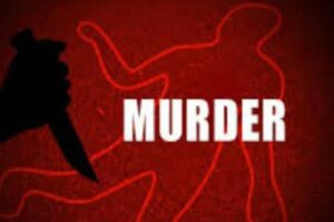 काशीपुर 18 मई 2025 (समय बोल रहा) : काशीपुर के लालपुर बक्सौरा गांव में एक महिला की संदिग्ध परिस्थितियों में मौत हो गई, जिससे इलाके में सनसनी फैल गई है। मृतक महिला के बच्चों ने अपने पिता पर ही दुपट्टे से गला घोंटकर हत्या करने का सनसनीखेज आरोप लगाया है। पुलिस ने शव को कब्जे में लेकर पोस्टमार्टम कराया और फिर परिजनों को सौंप दिया है। फिलहाल, इस मामले में कोई तहरीर (लिखित शिकायत) दर्ज नहीं की गई है, लेकिन पुलिस ने अपनी जांच शुरू कर दी है। आरोपी पति, हरीशंकर, घटना के बाद से ही फरार है। पारिवारिक कलह बनी मौत का कारण? बच्चों ने लगाया हत्या का आरोप जानकारी के अनुसार, कुंडा थाना क्षेत्र के ग्राम लालपुर बक्सौरा निवासी हरीशंकर और उसकी 44 वर्षीय पत्नी मुनेश देवी के बीच बीते शुक्रवार की रात घरेलू कलह के चलते तीखी लड़ाई हुई। मृतक महिला के बच्चों का आरोप है कि इसी झगड़े के दौरान उनके पिता हरीशंकर ने उनकी मां मुनेश देवी का दुपट्टे से गला घोंटकर हत्या कर दी। ग्रामीणों को दी सूचना, अस्पताल में मृत घोषित घटना की जानकारी बच्चों ने तुरंत अपने ताऊ (चाचा) और ताई (चाची) को दी। वे तत्काल मुनेश देवी को लेकर काशीपुर के एक निजी अस्पताल पहुंचे, जहां डॉक्टरों ने उन्हें मृत घोषित कर दिया। अस्पताल प्रशासन द्वारा सूचना मिलने पर स्थानीय पुलिस मौके पर पहुंची और शव को अपने कब्जे में लेकर पोस्टमार्टम के लिए भेज दिया। वहीं, आरोपी पति हरीशंकर घटना के बाद से ही फरार है, जिसकी तलाश पुलिस कर रही है। बेटे ने पिता पर लगाया उपेक्षा का आरोप शनिवार को पोस्टमार्टम हाउस पहुंचे मृतका के बेटे अभिनव भारती ने अपने पिता हरीशंकर पर गंभीर आरोप लगाए। अभिनव ने बताया कि उसके पिता का परिवार के प्रति कोई लगाव नहीं था और वह आए दिन उसकी मां और बहन संगीता के साथ लड़ाई-झगड़ा करता था। उसने यह भी बताया कि वह बीते कई वर्षों से गांव बरखेड़ा पांडे स्थित अपने ननिहाल में मामा सीताराम के पास रहकर पढ़ाई कर रहा है, जबकि उसकी मां और बहन अपने पिता के साथ ही घर पर थीं। बेटी ने सुनाई खौफनाक रात की कहानी मृतका की बेटी संगीता ने उस खौफनाक रात की आपबीती सुनाई। उसने बताया कि शुक्रवार की रात उसने छत से अपनी माता और पिता के बीच लड़ाई की आवाज सुनी थी। जब वह नीचे आई, तो उसने देखा कि उसके पिता हरीशंकर उसकी मां के गले में दुपट्टा बांधकर उन्हें कमरे में खींचकर ले जा रहे थे। यह देखकर उसने तुरंत अपने ताऊ राम सिंह को बुलाया। संगीता ने यह भी बताया कि उसके पिता मेहनत-मजदूरी करते थे, लेकिन घर के खर्च के लिए पैसे नहीं देते थे, जिसके चलते घर में अक्सर विवाद होता रहता था। पुलिस जांच में जुटी, पोस्टमार्टम रिपोर्ट का इंतजार कुंडा थाना प्रभारी हरेंद्र चौधरी ने इस मामले की जानकारी देते हुए बताया कि पुलिस घटना की गहनता से जांच कर रही है। उन्होंने कहा कि शव का पोस्टमार्टम करा लिया गया है और अब पोस्टमार्टम रिपोर्ट आने का इंतजार है, जिसके आधार पर आगे की कानूनी कार्रवाई की जाएगी। वहीं, काशीपुर के पुलिस क्षेत्राधिकारी (सीओ) दीपक सिंह ने प्रथम दृष्टया इस मामले को संदिग्ध माना है। उन्होंने बताया कि पैनल के माध्यम से पोस्टमार्टम कराया गया है और बच्चे अपने पिता पर हत्या का आरोप लगा रहे हैं। सीओ ने यह भी बताया कि आरोपी पति फरार है, जिसकी गिरफ्तारी के लिए पुलिस टीमें गठित कर तलाश कर रही हैं। उन्होंने कहा कि अभी तक घटना की कोई तहरीर प्राप्त नहीं हुई है, लेकिन पुलिस अपने स्तर से सभी पहलुओं की जांच कर रही है। इस संदिग्ध मौत और बच्चों द्वारा अपने ही पिता पर लगाए गए गंभीर आरोपों ने क्षेत्र में सनसनी फैला दी है। पुलिस अब पोस्टमार्टम रिपोर्ट और अपनी जांच के निष्कर्षों के आधार पर आगे की कार्रवाई करेगी। फरार पति की गिरफ्तारी इस मामले की गुत्थी सुलझाने में महत्वपूर्ण साबित होगी।