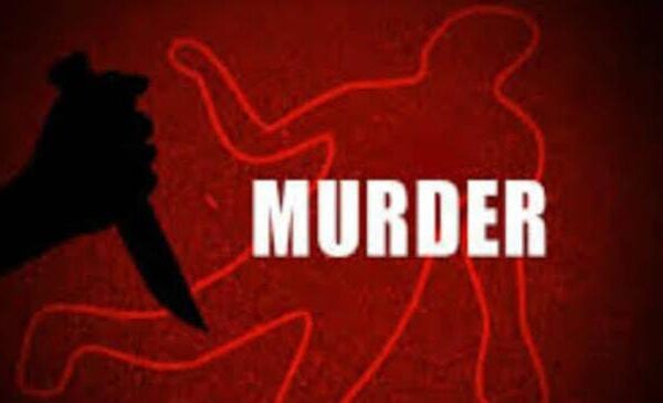 रुद्रपुर, 27 मई 2025 (समय बोल रहा): उत्तराखंड के ऊधमसिंहनगर जिले के रुद्रपुर में खटीमा के चारूबेटा जंगल में मिली एक महिला की अधजली लाश के सनसनीखेज मामले का पुलिस ने पर्दाफाश कर दिया है। पुलिस ने गहन जांच-पड़ताल और 50 से अधिक लोगों से पूछताछ के बाद इस जघन्य हत्याकांड की गुत्थी सुलझा ली है और महिला के पति को ही उसकी हत्या के आरोप में गिरफ्तार कर लिया है। पुलिस की मानें तो आरोपी पति ने अपनी पत्नी की पहले गला दबाकर हत्या की और फिर पहचान छिपाने के उद्देश्य से डीजल डालकर उसके शव को आग लगा दी। इस हत्याकांड के पीछे का असली कारण पति के अवैध संबंध और पत्नी द्वारा उसका विरोध करना था। जंगल में मिली थी अधजली लाश, भाई ने लगाया था बहनोई पर आरोप यह दिल दहला देने वाली घटना बीते शनिवार को प्रकाश में आई थी, जब खटीमा के चारूबेटा गांव की नई बस्ती निवासी 34 वर्षीय अनीता पत्नी सुरेश का लगभग 90 प्रतिशत जला हुआ शव उसके घर से करीब 400 मीटर दूर जंगल में बरामद किया गया था। इस वीभत्स दृश्य ने पूरे इलाके में हड़कंप मचा दिया था। मृतका के भाई रामानंद प्रसाद निवासी वार्ड संख्या छह नानकमत्ता ने तत्काल अपने बहनोई सुरेश पर ही अपनी बहन की हत्या का आरोप लगाते हुए स्थानीय थाने में मुकदमा दर्ज कराया था। 50 से अधिक लोगों से पूछताछ, ऐसे खुला राज कोतवाल मनोहर सिंह दसौनी ने मामले का खुलासा करते हुए बताया कि पुलिस ने इस हत्याकांड की गुत्थी सुलझाने के लिए एक विशेष टीम का गठन किया था। टीम ने इस मामले में 50 से अधिक लोगों से गहन पूछताछ की और तमाम साक्ष्य जुटाए। पुलिस की कड़ी मेहनत और तकनीकी जांच के बाद रविवार रात करीब आठ बजे हत्यारोपी सुरेश को मुंडेली चौराहे से धर दबोचा गया। सख्ती से पूछताछ में कबूला जुर्म, वजह जानकर पुलिस भी हैरान पुलिस हिरासत में सख्ती से पूछताछ करने पर आरोपी पति सुरेश ने अंततः अपना जुर्म कबूल कर लिया और हत्याकांड को अंजाम देने की पूरी कहानी बताई। उसने पुलिस को बताया कि उसे अपनी पत्नी अनीता का किसी और व्यक्ति से फोन पर लंबी-लंबी बातें करना नागवार गुजरता था। यह उसका शुरुआती बहाना था, लेकिन पुलिस की जांच में असली सच सामने आया। पुलिस जांच में पता चला कि आरोपी पति सुरेश के ही किसी अन्य महिला से अवैध संबंध थे, जिसकी जानकारी उसकी पत्नी अनीता को हो गई थी। अनीता अपने पति के इन अवैध संबंधों का लगातार विरोध कर रही थी, और इसी विरोध ने आरोपी सुरेश को अपनी पत्नी को रास्ते से हटाने के लिए मजबूर कर दिया। साजिश और हत्याकांड का पूरा घटनाक्रम सुरेश ने पुलिस को बताया कि उसने अपनी पत्नी की हत्या की पूरी योजना बनाई थी। वह 23 मई को दिन में अल्मोड़ा से बस के जरिए हल्द्वानी होते हुए रात में खटीमा पहुंचा। रात करीब 10 बजे वह अपने घर के पीछे जंगल में छिप गया। मौका पाकर उसने रात में अपनी पत्नी अनीता को आवाज देकर दरवाजा खुलवाया। लगभग एक घंटे तक घर में रुककर उसने अपनी पत्नी को बहलाया-फुसलाया और फिर उसे यह कहकर घर से बाहर ले गया कि वे पीछे जंगल में घूमने जा रहे हैं। जंगल में ले जाने के बाद, सुरेश ने मौका देखकर अनीता का गला घोंट दिया, जिससे उसकी मौके पर ही मौत हो गई। पहचान छिपाने के उद्देश्य से और साक्ष्य मिटाने के लिए उसने घर में आग जलाने के लिए रखे डीजल को निकाला और अनीता के शव पर डालकर आग लगा दी। वारदात को अंजाम देने के बाद, उसने खाली डीजल की बोतल वहीं जंगल में फेंक दी और रोडवेज बस से हल्द्वानी फरार हो गया। खुद को अनजान दिखाने का ढोंग, लेकिन पुलिस थी शातिर हल्द्वानी पहुंचकर, सुरेश ने अपने पड़ोसी को फोन किया और अनीता के घर से चले जाने की बात पूछी, ताकि वह खुद को अनजान दिखा सके। इसके बाद उसने अपनी बहन, ससुर और साले को फोन करके अनीता के गायब होने की सूचना दी और फिर बस में बैठकर वापस खटीमा आ गया। यहां आकर वह अनीता की तलाश में अनजान बनने का ढोंग करने लगा। जुर्म कबूलने पर बरामद हुए अहम सबूत पुलिस ने इस मामले में लगभग 50 लोगों से पूछताछ की थी, जिसमें कई अहम सुराग मिले। आसपास के लोगों ने भी बताया था कि सुरेश 23 मई को ही खटीमा पहुंच गया था, जिससे पुलिस का शक गहरा गया था। हत्यारोपी पति सुरेश के जुर्म कबूल करने के बाद, पुलिस ने उसकी निशानदेही पर मृतका अनीता को जलाते वक्त पहने गए उसके कपड़े और घटना में इस्तेमाल की गई डीजल की बोतल जंगल से बरामद कर ली। ये सबूत इस मामले में बेहद अहम साबित हुए हैं। पुलिस ने आरोपी सुरेश के खिलाफ दर्ज मुकदमे में साक्ष्य छुपाने की धाराओं की बढ़ोतरी करते हुए उसे गिरफ्तार कर लिया है। उसे रिमांड के लिए न्यायालय में पेश किया गया। गिरफ्तार करने वाली टीम में प्रभारी निरीक्षक मनोहर सिंह दसौनी, एसएसआई विनोद जोशी, एसआई किशोर पत, कांस्टेबल नवीन खोलिया, कांस्टेबल कमल पाल जैसे अनुभवी पुलिसकर्मी शामिल थे। पुलिस ने इस सफल खुलासे से न केवल एक जघन्य अपराध का पर्दाफाश किया है, बल्कि क्षेत्र में कानून-व्यवस्था बनाए रखने के प्रति अपनी प्रतिबद्धता भी दर्शाई है।