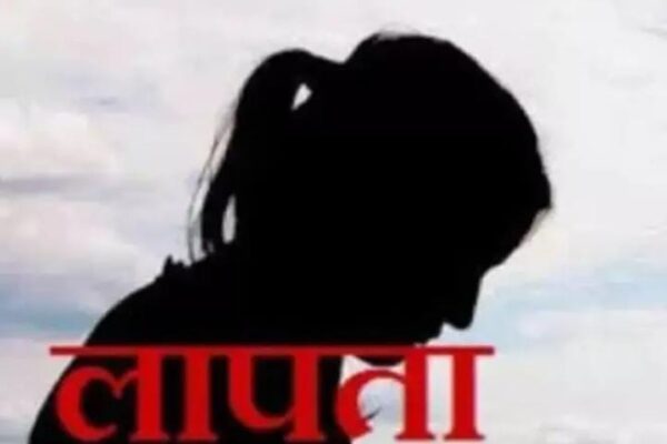 काशीपुर, 31 मई 2025 (समय बोल रहा ): कोतवाली क्षेत्र से एक बार फिर एक नाबालिक लड़की के संदिग्ध परिस्थितियों में लापता होने का मामला सामने आया है। घर से बिना बताए निकली इस नाबालिक लड़की को लेकर परिजनों की चिंता बढ़ गई है। परिजनों ने रामनगर और ठाकुरद्वारा के दो युवकों पर उसे बहला-फुसलाकर अपने साथ ले जाने का आरोप लगाया है। पुलिस ने लड़की की माँ की तहरीर के आधार पर दोनों युवकों के खिलाफ मुकदमा दर्ज कर जांच शुरू कर दी है। नाबालिक लड़की 28 मई की शाम से लापता कोतवाली क्षेत्र निवासी महिला ने पुलिस को बताया कि उसकी नाबालिक लड़की बीते 28 मई की शाम घर से अचानक लापता हो गई। लड़की ने घर में किसी को कुछ नहीं बताया और चुपचाप निकल गई। जब देर शाम तक वह वापस नहीं लौटी, तो परिजनों ने रिश्तेदारों और आस-पास के इलाकों में उसकी खोजबीन शुरू कर दी, लेकिन कहीं भी उसका सुराग नहीं मिला। फरदीन और उसके दोस्त पर गंभीर आरोप लड़की की माँ ने कोतवाली पुलिस में दी गई तहरीर में रामनगर चिलकिया टांडा निवासी फरदीन और उसके ठाकुरद्वारा निवासी दोस्त पर आरोप लगाया है कि उन्होंने मिलकर उसकी नाबालिक बेटी को बहला-फुसलाकर अपने साथ ले जाया है। महिला ने यह भी दावा किया है कि उसकी बेटी पहले भी एक बार घर से इसी तरह चली गई थी और उस समय भी पुलिस में मुकदमा दर्ज कराया गया था। पहले भी फरदीन पर लग चुका है शक पहली बार जब लड़की लापता हुई थी, तब बरामद होने के बाद उसने अपनी माँ को बताया था कि फरदीन ही उसे अपने साथ ले गया था। उस समय भी परिवार ने पुलिस से शिकायत की थी, लेकिन मामले को हल्का मानकर छोड़ दिया गया था। अब दोबारा उसी युवक का नाम सामने आने से मामला और गंभीर हो गया है। महिला का कहना है कि अगर पहले समय पर कड़ी कार्रवाई की गई होती, तो दोबारा उसकी नाबालिक बेटी ऐसी स्थिति में न पड़ती। माँ की गुहार: मेरी बेटी को वापस लाओ परेशान माँ ने पुलिस से गुहार लगाई है कि उसकी नाबालिक बेटी को जल्द से जल्द बरामद किया जाए और जिन लोगों ने उसे बहकाया है, उनके खिलाफ सख्त कार्रवाई की जाए। महिला ने कहा कि उसकी बेटी अभी नाबालिक है और किसी भी तरह के बहकावे में आसानी से आ सकती है। ऐसे में आरोपी युवक उसके भविष्य को खराब कर सकते हैं। पुलिस ने दर्ज किया मुकदमा, शुरू की तलाश कोतवाली पुलिस ने महिला की तहरीर के आधार पर रामनगर निवासी फरदीन और उसके ठाकुरद्वारा निवासी दोस्त के खिलाफ मामला दर्ज कर लिया है। पुलिस ने कहा है कि लड़की की तलाश के लिए संभावित स्थानों पर दबिश दी जा रही है और सीसीटीवी फुटेज खंगाले जा रहे हैं। मामले की गंभीरता को देखते हुए विशेष टीम भी बनाई गई है। इलाके में बढ़ी चिंता, लोगों ने जताई नाराजगी एक ही नाबालिक लड़की के दो बार इस तरह लापता होने से इलाके में तनाव और चिंता का माहौल है। लोगों का कहना है कि यदि पुलिस ने पहली बार सख्त कार्रवाई की होती, तो दोबारा ऐसी घटना नहीं होती। कई स्थानीय लोगों ने भी आरोपियों को जल्द गिरफ्तार करने और लड़की को सुरक्षित वापस लाने की मांग की है। क्या कहते हैं विशेषज्ञ? कानून विशेषज्ञों का कहना है कि नाबालिक लड़की को बहला-फुसलाकर ले जाना गंभीर अपराध की श्रेणी में आता है, और अगर इसमें किसी भी प्रकार की यौन शोषण या मानव तस्करी की आशंका हो, तो POCSO एक्ट सहित कई सख्त धाराएं लग सकती हैं। प्रशासन की भूमिका पर उठे सवाल अब देखना यह होगा कि प्रशासन इस बार कितनी तेजी से कार्रवाई करता है और नाबालिक लड़की को सकुशल बरामद करता है या नहीं। ऐसे मामलों में समय पर कार्रवाई न केवल पीड़ित परिवार को राहत देती है बल्कि समाज में एक कड़ा संदेश भी जाती है कि बच्चों की सुरक्षा सर्वोपरि है।