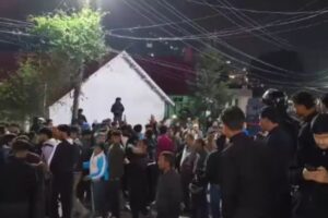 नैनीताल, 30 अप्रैल 2025 (समय बोल रहा): उत्तराखंड के नैनीताल में एक नाबालिग बच्ची के साथ हुए दुष्कर्म के मामले ने पूरे शहर को झकझोर कर रख दिया है। घटना के आरोपी मोहम्मद उस्मान के खिलाफ जनाक्रोश दिन-ब-दिन बढ़ता जा रहा है। स्थानीय लोगों, महिलाओं, युवाओं और सामाजिक संगठनों ने बुधवार रात से ही विरोध प्रदर्शन शुरू कर दिया है, जो गुरुवार को और उग्र हो गया। मल्लीताल क्षेत्र में सैकड़ों लोग सड़कों पर उतर आए और हाथों में तख्तियां लेकर न्याय की मांग करने लगे। “बेटी बचाओ, दुष्कर्मी को सज़ा दिलाओ”, “फास्ट ट्रैक कोर्ट में सुनवाई हो”, “निर्दोष बच्चियों की सुरक्षा करो” जैसे नारों से शहर का माहौल गूंज उठा। महिलाओं और युवाओं की बड़ी भागीदारी इस प्रदर्शन में महिलाओं और युवाओं की भारी भागीदारी देखने को मिली। स्थानीय गृहिणियों से लेकर कॉलेज छात्राओं तक, सभी ने एक स्वर में आरोपी को कठोर से कठोर सजा देने की मांग की। सामाजिक कार्यकर्ता रेखा जोशी ने कहा, “हम सिर्फ एक बच्ची के लिए नहीं, बल्कि पूरे समाज की बेटियों के सम्मान की लड़ाई लड़ रहे हैं। अब चुप बैठना विकल्प नहीं है।” कुमाऊं कमिश्नर को सौंपा ज्ञापन प्रदर्शनकारियों के प्रतिनिधिमंडल ने कुमाऊं कमिश्नर दीपक कुमार को ज्ञापन सौंपा, जिसमें मांग की गई कि आरोपी मोहम्मद उस्मान के खिलाफ फास्ट ट्रैक कोर्ट में सुनवाई हो और उसे जल्द से जल्द सजा दी जाए। ज्ञापन में यह भी उल्लेख किया गया कि इस तरह की घटनाओं से कानून-व्यवस्था पर जनता का भरोसा डगमगा रहा है, जिसे सख्त कार्यवाही के जरिए बहाल किया जाना चाहिए। भारी पुलिस बल की तैनाती शहर की कानून-व्यवस्था बनाए रखने के लिए पुलिस ने व्यापक इंतजाम किए हैं। मल्लीताल और तल्लीताल क्षेत्रों में अतिरिक्त पुलिस बल तैनात किया गया है। नैनीताल के एसपी योगेश सिंह ने जानकारी दी कि “स्थिति पर हमारी पैनी नजर है। कोई भी व्यक्ति कानून हाथ में लेने की कोशिश करेगा तो सख्त कार्रवाई की जाएगी। पीड़िता को न्याय दिलाने के लिए हरसंभव प्रयास किया जा रहा है।” पुलिस ने आरोपी के घर के पास बैरिकेडिंग कर दी है ताकि कोई भीड़ वहां इकट्ठा न हो और कोई अप्रिय घटना न घटे। बताया गया है कि कुछ उपद्रवियों ने आरोपी के घर की ओर बढ़ने की कोशिश की थी, जिसे पुलिस ने नियंत्रित किया। राजनीतिक और सामाजिक संगठनों की प्रतिक्रियाएं इस घटना पर विभिन्न राजनीतिक और सामाजिक संगठनों ने भी अपनी प्रतिक्रिया दी है। भाजपा महिला मोर्चा की जिला अध्यक्ष अंजलि रावत ने कहा, “हम इस अमानवीय कृत्य की कड़ी निंदा करते हैं और प्रशासन से मांग करते हैं कि दोषी को शीघ्रतम न्यायिक प्रक्रिया से सजा दिलाई जाए।” वहीं कांग्रेस नेता विनोद पाठक ने कहा, “यह सिर्फ कानून का मामला नहीं है, बल्कि सामाजिक चेतना का सवाल है। ऐसे मामलों में सभी समुदायों को मिलकर कठोर संदेश देना होगा।” सोशल मीडिया पर भी उबाल घटना के बाद सोशल मीडिया पर भी लोगों का गुस्सा साफ दिखाई दे रहा है। ट्विटर, फेसबुक और इंस्टाग्राम पर #JusticeForNainitalGirl, #FastTrackJustice, और #PunishUsman जैसे हैशटैग ट्रेंड करने लगे हैं। हजारों लोगों ने अपनी प्रतिक्रिया देते हुए पीड़िता के लिए न्याय और आरोपी के लिए फांसी की सजा की मांग की है। प्रशासन की अपील प्रशासन ने लोगों से शांति बनाए रखने की अपील की है। जिलाधिकारी वंदना सिंह ने बयान जारी कर कहा कि “हम सब की संवेदनाएं पीड़िता और उसके परिवार के साथ हैं। लेकिन कानून को अपने तरीके से काम करने दीजिए। हम पूरी पारदर्शिता और संवेदनशीलता के साथ कार्यवाही कर रहे हैं।” घटना नैनीताल की यह घटना पूरे राज्य को झकझोर गई है। यह सिर्फ एक बच्ची के साथ हुई बर्बरता नहीं, बल्कि पूरे समाज की नैतिक जिम्मेदारी का प्रश्न बन गई है। जनता का आक्रोश स्वाभाविक है, लेकिन अब प्रशासन पर यह जिम्मेदारी है कि वह न्याय में कोई देरी न करे और ऐसे अपराधियों को सख्त सजा दिलाकर समाज में एक स्पष्ट संदेश दे।