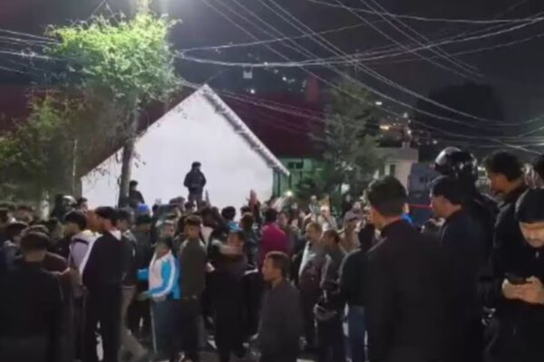 नैनीताल में नाबालिग से दुष्कर्म के आरोपी उस्मान के खिलाफ जनाक्रोश, महिलाओं और युवाओं का प्रदर्शन तेज नैनीताल, 30 अप्रैल 2025 (समय बोल रहा): उत्तराखंड के नैनीताल में एक नाबालिग बच्ची के साथ हुए दुष्कर्म के मामले ने पूरे शहर को झकझोर कर रख दिया है। घटना के आरोपी मोहम्मद उस्मान के खिलाफ जनाक्रोश दिन-ब-दिन बढ़ता जा रहा है। स्थानीय लोगों, महिलाओं, युवाओं और सामाजिक संगठनों ने बुधवार रात से ही विरोध प्रदर्शन शुरू कर दिया है, जो गुरुवार को और उग्र हो गया। मल्लीताल क्षेत्र में सैकड़ों लोग सड़कों पर उतर आए और हाथों में तख्तियां लेकर न्याय की मांग करने लगे। “बेटी बचाओ, दुष्कर्मी को सज़ा दिलाओ”, “फास्ट ट्रैक कोर्ट में सुनवाई हो”, “निर्दोष बच्चियों की सुरक्षा करो” जैसे नारों से शहर का माहौल गूंज उठा। महिलाओं और युवाओं की बड़ी भागीदारी इस प्रदर्शन में महिलाओं और युवाओं की भारी भागीदारी देखने को मिली। स्थानीय गृहिणियों से लेकर कॉलेज छात्राओं तक, सभी ने एक स्वर में आरोपी को कठोर से कठोर सजा देने की मांग की। सामाजिक कार्यकर्ता रेखा जोशी ने कहा, “हम सिर्फ एक बच्ची के लिए नहीं, बल्कि पूरे समाज की बेटियों के सम्मान की लड़ाई लड़ रहे हैं। अब चुप बैठना विकल्प नहीं है।” कुमाऊं कमिश्नर को सौंपा ज्ञापन प्रदर्शनकारियों के प्रतिनिधिमंडल ने कुमाऊं कमिश्नर दीपक कुमार को ज्ञापन सौंपा, जिसमें मांग की गई कि आरोपी मोहम्मद उस्मान के खिलाफ फास्ट ट्रैक कोर्ट में सुनवाई हो और उसे जल्द से जल्द सजा दी जाए। ज्ञापन में यह भी उल्लेख किया गया कि इस तरह की घटनाओं से कानून-व्यवस्था पर जनता का भरोसा डगमगा रहा है, जिसे सख्त कार्यवाही के जरिए बहाल किया जाना चाहिए। भारी पुलिस बल की तैनाती शहर की कानून-व्यवस्था बनाए रखने के लिए पुलिस ने व्यापक इंतजाम किए हैं। मल्लीताल और तल्लीताल क्षेत्रों में अतिरिक्त पुलिस बल तैनात किया गया है। नैनीताल के एसपी योगेश सिंह ने जानकारी दी कि “स्थिति पर हमारी पैनी नजर है। कोई भी व्यक्ति कानून हाथ में लेने की कोशिश करेगा तो सख्त कार्रवाई की जाएगी। पीड़िता को न्याय दिलाने के लिए हरसंभव प्रयास किया जा रहा है।” पुलिस ने आरोपी के घर के पास बैरिकेडिंग कर दी है ताकि कोई भीड़ वहां इकट्ठा न हो और कोई अप्रिय घटना न घटे। बताया गया है कि कुछ उपद्रवियों ने आरोपी के घर की ओर बढ़ने की कोशिश की थी, जिसे पुलिस ने नियंत्रित किया। राजनीतिक और सामाजिक संगठनों की प्रतिक्रियाएं इस घटना पर विभिन्न राजनीतिक और सामाजिक संगठनों ने भी अपनी प्रतिक्रिया दी है। भाजपा महिला मोर्चा की जिला अध्यक्ष अंजलि रावत ने कहा, “हम इस अमानवीय कृत्य की कड़ी निंदा करते हैं और प्रशासन से मांग करते हैं कि दोषी को शीघ्रतम न्यायिक प्रक्रिया से सजा दिलाई जाए।” वहीं कांग्रेस नेता विनोद पाठक ने कहा, “यह सिर्फ कानून का मामला नहीं है, बल्कि सामाजिक चेतना का सवाल है। ऐसे मामलों में सभी समुदायों को मिलकर कठोर संदेश देना होगा।” सोशल मीडिया पर भी उबाल घटना के बाद सोशल मीडिया पर भी लोगों का गुस्सा साफ दिखाई दे रहा है। ट्विटर, फेसबुक और इंस्टाग्राम पर #JusticeForNainitalGirl, #FastTrackJustice, और #PunishUsman जैसे हैशटैग ट्रेंड करने लगे हैं। हजारों लोगों ने अपनी प्रतिक्रिया देते हुए पीड़िता के लिए न्याय और आरोपी के लिए फांसी की सजा की मांग की है। प्रशासन की अपील प्रशासन ने लोगों से शांति बनाए रखने की अपील की है। जिलाधिकारी वंदना सिंह ने बयान जारी कर कहा कि “हम सब की संवेदनाएं पीड़िता और उसके परिवार के साथ हैं। लेकिन कानून को अपने तरीके से काम करने दीजिए। हम पूरी पारदर्शिता और संवेदनशीलता के साथ कार्यवाही कर रहे हैं।” घटना नैनीताल की यह घटना पूरे राज्य को झकझोर गई है। यह सिर्फ एक बच्ची के साथ हुई बर्बरता नहीं, बल्कि पूरे समाज की नैतिक जिम्मेदारी का प्रश्न बन गई है। जनता का आक्रोश स्वाभाविक है, लेकिन अब प्रशासन पर यह जिम्मेदारी है कि वह न्याय में कोई देरी न करे और ऐसे अपराधियों को सख्त सजा दिलाकर समाज में एक स्पष्ट संदेश दे।
