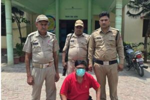 जसपुर, 20 मई 2025 (समय बोल रहा): ऊधम सिंह नगर के वरिष्ठ पुलिस अधीक्षक मणिकांत मिश्रा द्वारा चलाए जा रहे "नशा मुक्त उत्तराखंड अभियान" को जसपुर में बड़ी सफलता मिली है। एक संयुक्त टीम ने जसपुर के ग्राम पतरामपुर स्थित एक मेडिकल स्टोर पर छापा मारकर नशीले कैप्सूल बेच रहे संचालक को रंगे हाथों गिरफ्तार कर लिया। आरोपी के कब्जे से 768 प्रतिबंधित नशीले कैप्सूल बरामद किए गए हैं। इस कार्रवाई से क्षेत्र में नशे के खिलाफ चलाए जा रहे अभियान को एक नई गति मिली है। संयुक्त टीम का सफल छापामार अभियान एसएसपी ऊधम सिंह नगर मणिकांत मिश्रा के निर्देशानुसार, पुलिस अधीक्षक काशीपुर अभय प्रताप सिंह और सीओ काशीपुर के निर्देशन में सोमवार, 19 मई 2025 को एक विशेष संयुक्त टीम का गठन किया गया। इस टीम में तहसीलदार जसपुर, ड्रग्स इंस्पेक्टर रुद्रपुर, ANTF रुद्रपुर (एंटी नारकोटिक्स टास्क फोर्स), सीएमएस (मुख्य चिकित्सा अधीक्षक) और जसपुर पुलिस के अधिकारी व कर्मचारी शामिल थे। इस संयुक्त टीम ने अपने छापामार अभियान के तहत जनपद ऊधम सिंह नगर के जसपुर क्षेत्र के गांव पतरामपुर में यश मेडिकल स्टोर पर अचानक छापा मारा। नशीले कैप्सूल बेचता पाया गया संचालक निरीक्षण के दौरान, यश मेडिकल स्टोर का संचालक, मोहल्ला भूप सिंह जसपुर निवासी चमन सिंह पुत्र चंदन सिंह, दुकान पर प्रतिबंधित नशीले कैप्सूल बेचता हुआ पाया गया। पुलिस टीम ने तत्काल उसे गिरफ्तार कर लिया। उसकी निशानदेही और तलाशी पर मेडिकल स्टोर से भारी मात्रा में प्रतिबंधित नशीले कैप्सूल बरामद हुए। कुल 768 कैप्सूल बरामद किए गए, जिनमें 720 कैप्सूल ACETAMINOPHEN IP 325 MG, Tramadol HCL IP 50 MG, DICYCLOMINE और 48 कैप्सूल ACETAMINOPHEN IP 325 MG, TRAMADOL HYDROCHLORIDE IP 50 MG, DICYCLOMINE HYDROCHLORIDE शामिल थे। एक्सपायर दवाइयां और अन्य अनियमितताएं भी मिलीं नशीले कैप्सूल के अलावा, संयुक्त टीम को मेडिकल स्टोर पर एक्सपायर हो चुकी (मियाद पूरी) दवाइयों का भारी स्टॉक भी मिला। इसके अतिरिक्त, मेडिकल स्टोर पर अन्य कई प्रकार की अनियमितताएं भी पाई गईं, जो नियमानुसार नहीं थीं। इन गंभीर अनियमितताओं के आधार पर पुलिस ने मेडिकल स्टोर को तत्काल प्रभाव से सील कर दिया। NDPS एक्ट के तहत मामला दर्ज पुलिस ने आरोपी मेडिकल स्टोर संचालक चमन सिंह के खिलाफ धारा 8/22 NDPS (नारकोटिक ड्रग्स एंड साइकोट्रोपिक सब्सटेंस) एक्ट के तहत मुकदमा पंजीकृत किया है। पुलिस अधिकारियों ने बताया कि बरामद किए गए कैप्सूल ऐसे प्रतिबंधित दवाइयां हैं जिन्हें केवल डॉक्टर की लिखित पर्ची और सिफारिश पर ही मरीजों को दिया जा सकता है। साथ ही, इन दवाइयों का पूरा लेखा-जोखा (रजिस्टर मेंटेन करना) अनिवार्य होता है। हालांकि, आरोपी चमन सिंह इन दवाइयों को डॉक्टर की पर्ची के बिना सीधे ग्राहकों को नशे के रूप में बेचकर क्षेत्र में नशे की प्रवृत्ति को बढ़ावा दे रहा था, जो कि एक गंभीर अपराध है। कार्रवाई टीम में शामिल अधिकारी और कर्मचारी इस सफल अभियान को अंजाम देने वाली संयुक्त टीम में प्रभारी निरीक्षक कोतवाली जसपुर जगदीश सिंह ढकरियाल, कानूनगो धनेश शर्मा (तहसील जसपुर), डॉक्टर डी एम गहलौत (चिकित्सा अधीक्षक सामुदायिक स्वास्थ्य केंद्र जसपुर), ड्रग इंस्पेक्टर नीरज कुमार (ऊधम सिंह नगर), ड्रग इंस्पेक्टर मीनाक्षी बिष्ट (नैनीताल), ड्रग इंस्पेक्टर निधि शर्मा (ऊधम सिंह नगर), ड्रग इंस्पेक्टर शुभम कोटनाला (ऊधम सिंह नगर