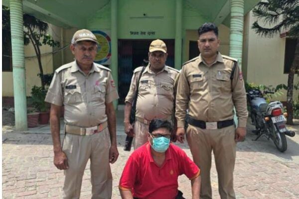 जसपुर में नशा मुक्ति अभियान को बड़ी सफलता: मेडिकल स्टोर से 768 नशीले कैप्सूल बरामद, संचालक गिरफ्तार जसपुर, 20 मई 2025 (समय बोल रहा): ऊधम सिंह नगर के वरिष्ठ पुलिस अधीक्षक मणिकांत मिश्रा द्वारा चलाए जा रहे "नशा मुक्त उत्तराखंड अभियान" को जसपुर में बड़ी सफलता मिली है। एक संयुक्त टीम ने जसपुर के ग्राम पतरामपुर स्थित एक मेडिकल स्टोर पर छापा मारकर नशीले कैप्सूल बेच रहे संचालक को रंगे हाथों गिरफ्तार कर लिया। आरोपी के कब्जे से 768 प्रतिबंधित नशीले कैप्सूल बरामद किए गए हैं। इस कार्रवाई से क्षेत्र में नशे के खिलाफ चलाए जा रहे अभियान को एक नई गति मिली है। संयुक्त टीम का सफल छापामार अभियान एसएसपी ऊधम सिंह नगर मणिकांत मिश्रा के निर्देशानुसार, पुलिस अधीक्षक काशीपुर अभय प्रताप सिंह और सीओ काशीपुर के निर्देशन में सोमवार, 19 मई 2025 को एक विशेष संयुक्त टीम का गठन किया गया। इस टीम में तहसीलदार जसपुर, ड्रग्स इंस्पेक्टर रुद्रपुर, ANTF रुद्रपुर (एंटी नारकोटिक्स टास्क फोर्स), सीएमएस (मुख्य चिकित्सा अधीक्षक) और जसपुर पुलिस के अधिकारी व कर्मचारी शामिल थे। इस संयुक्त टीम ने अपने छापामार अभियान के तहत जनपद ऊधम सिंह नगर के जसपुर क्षेत्र के गांव पतरामपुर में यश मेडिकल स्टोर पर अचानक छापा मारा। नशीले कैप्सूल बेचता पाया गया संचालक निरीक्षण के दौरान, यश मेडिकल स्टोर का संचालक, मोहल्ला भूप सिंह जसपुर निवासी चमन सिंह पुत्र चंदन सिंह, दुकान पर प्रतिबंधित नशीले कैप्सूल बेचता हुआ पाया गया। पुलिस टीम ने तत्काल उसे गिरफ्तार कर लिया। उसकी निशानदेही और तलाशी पर मेडिकल स्टोर से भारी मात्रा में प्रतिबंधित नशीले कैप्सूल बरामद हुए। कुल 768 कैप्सूल बरामद किए गए, जिनमें 720 कैप्सूल ACETAMINOPHEN IP 325 MG, Tramadol HCL IP 50 MG, DICYCLOMINE और 48 कैप्सूल ACETAMINOPHEN IP 325 MG, TRAMADOL HYDROCHLORIDE IP 50 MG, DICYCLOMINE HYDROCHLORIDE शामिल थे। एक्सपायर दवाइयां और अन्य अनियमितताएं भी मिलीं नशीले कैप्सूल के अलावा, संयुक्त टीम को मेडिकल स्टोर पर एक्सपायर हो चुकी (मियाद पूरी) दवाइयों का भारी स्टॉक भी मिला। इसके अतिरिक्त, मेडिकल स्टोर पर अन्य कई प्रकार की अनियमितताएं भी पाई गईं, जो नियमानुसार नहीं थीं। इन गंभीर अनियमितताओं के आधार पर पुलिस ने मेडिकल स्टोर को तत्काल प्रभाव से सील कर दिया। NDPS एक्ट के तहत मामला दर्ज पुलिस ने आरोपी मेडिकल स्टोर संचालक चमन सिंह के खिलाफ धारा 8/22 NDPS (नारकोटिक ड्रग्स एंड साइकोट्रोपिक सब्सटेंस) एक्ट के तहत मुकदमा पंजीकृत किया है। पुलिस अधिकारियों ने बताया कि बरामद किए गए कैप्सूल ऐसे प्रतिबंधित दवाइयां हैं जिन्हें केवल डॉक्टर की लिखित पर्ची और सिफारिश पर ही मरीजों को दिया जा सकता है। साथ ही, इन दवाइयों का पूरा लेखा-जोखा (रजिस्टर मेंटेन करना) अनिवार्य होता है। हालांकि, आरोपी चमन सिंह इन दवाइयों को डॉक्टर की पर्ची के बिना सीधे ग्राहकों को नशे के रूप में बेचकर क्षेत्र में नशे की प्रवृत्ति को बढ़ावा दे रहा था, जो कि एक गंभीर अपराध है। कार्रवाई टीम में शामिल अधिकारी और कर्मचारी इस सफल अभियान को अंजाम देने वाली संयुक्त टीम में प्रभारी निरीक्षक कोतवाली जसपुर जगदीश सिंह ढकरियाल, कानूनगो धनेश शर्मा (तहसील जसपुर), डॉक्टर डी एम गहलौत (चिकित्सा अधीक्षक सामुदायिक स्वास्थ्य केंद्र जसपुर), ड्रग इंस्पेक्टर नीरज कुमार (ऊधम सिंह नगर), ड्रग इंस्पेक्टर मीनाक्षी बिष्ट (नैनीताल), ड्रग इंस्पेक्टर निधि शर्मा (ऊधम सिंह नगर), ड्रग इंस्पेक्टर शुभम कोटनाला (ऊधम सिंह नगर