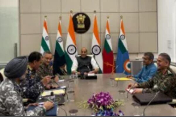 नई दिल्ली, 11 मई 2025  (समय बोल रहा) पाकिस्तान द्वारा जम्मू-कश्मीर में किए गए कायराना सीजफायर उल्लंघन पर भारत ने कठोर प्रत्युत्तर दिया है। उच्चस्तरीय सुरक्षा बैठक के बाद, भारत सरकार ने सीमा पर जवाबी सैन्य कार्रवाई तेज करने और पाकिस्तान पर चौतरफा दबाव बनाने के लिए कई रणनीतिक कदम उठाए हैं|'ऑपरेशन सिंदूर' जारी रहेगा, जिसके तहत पाकिस्तानी सेना को उसकी हरकतों का प्रभावी जवाब दिया जाएगा। इसके अतिरिक्त, भारत ने अपने हवाई क्षेत्र को पाकिस्तानी एयरलाइन के किसी भी विमान के आवागमन के लिए तत्काल प्रभाव से बंद कर दिया है। 'ऑपरेशन सिंदूर': सीमा पर पाकिस्तान को मिलेगा करारा जवाब पाकिस्तान की ओर से जम्मू-कश्मीर के पुंछ और राजौरी सेक्टरों में अकारण गोलीबारी और मोर्टार हमलों के बाद, प्रधानमंत्री कार्यालय में एक आपातकालीन उच्चस्तरीय सुरक्षा बैठक हुई। इस बैठक में रक्षा मंत्री, विदेश मंत्री, राष्ट्रीय सुरक्षा सलाहकार और तीनों सेनाओं के प्रमुखों सहित शीर्ष सैन्य और खुफिया अधिकारियों ने भाग लिया। गहन विचार-विमर्श के बाद, भारत ने पाकिस्तान को उसकी उकसावे वाली कार्रवाई का करारा जवाब देने के लिए एक व्यापक रणनीति तैयार की। बैठक के निष्कर्षों की जानकारी देते हुए, विदेश मंत्रालय के प्रवक्ता ने बताया कि भारत सरकार ने 'ऑपरेशन सिंदूर' को तत्काल प्रभाव से जारी रखने का निर्णय लिया है। इस ऑपरेशन का उद्देश्य सीमा पर पाकिस्तान की किसी भी दुस्साहसपूर्ण कार्रवाई का मुंहतोड़ जवाब देना और भविष्य में ऐसी घटनाओं को रोकना है। भारतीय सेना और सीमा सुरक्षा बल (बीएसएफ) को निगरानी बढ़ाने, गश्त तेज करने और किसी भी शत्रुता का प्रभावी प्रत्युत्तर देने का पूर्ण अधिकार दिया गया है। आवश्यकतानुसार सीमा पर अतिरिक्त सैन्य बलों और उन्नत हथियारों की तैनाती भी हो सकती है। आसमान भी सील: पाकिस्तानी विमानों के लिए हवाई क्षेत्र बंद पाकिस्तान के खिलाफ एक अभूतपूर्व कदम उठाते हुए, भारत सरकार ने अपने संपूर्ण हवाई क्षेत्र को पाकिस्तानी एयरलाइन के किसी भी विमान के लिए तत्काल प्रभाव से बंद कर दिया है। इस कठोर निर्णय का उद्देश्य पाकिस्तान पर कूटनीतिक और आर्थिक दबाव बढ़ाना है। नागरिक उड्डयन मंत्रालय की अधिसूचना के अनुसार, पाकिस्तान की किसी भी उड़ान को भारतीय हवाई क्षेत्र से गुजरने या उतरने की अनुमति नहीं होगी। इस फैसले से पाकिस्तानी एयरलाइनों को अंतरराष्ट्रीय उड़ानों के लिए लंबे और महंगे वैकल्पिक मार्गों का उपयोग करना होगा, जिससे परिचालन लागत बढ़ेगी और यात्रियों को असुविधा होगी। भारत का यह कदम ICAO नियमों के अनुरूप है। भारतीय अधिकारियों का मानना है कि यह कदम पाकिस्तान को उसकी गैर-जिम्मेदाराना हरकतों का स्पष्ट संदेश देगा। देशव्यापी समर्थन: पाकिस्तान के खिलाफ एकजुट भारत भारत सरकार के इन कड़े कदमों को पूरे देश में व्यापक समर्थन मिल रहा है। राजनीतिक दलों और आम नागरिकों ने पाकिस्तान की इस हरकत की निंदा की है और सरकार के प्रत्युत्तर का समर्थन किया है। लोगों का मानना है कि पाकिस्तान को उसकी हरकतों का सबक सिखाना जरूरी है। अंतर्राष्ट्रीय समुदाय की प्रतिक्रिया पर नजर भारत सरकार ने इस मुद्दे को अंतर्राष्ट्रीय स्तर पर भी उठाने का फैसला किया है। विभिन्न देशों के राजनयिकों को घटनाक्रम से अवगत कराया जा रहा है और पाकिस्तान पर शांति बनाए रखने के लिए दबाव बनाने की अपील की जा रही है। पाकिस्तान को मिलेगा गद्दारी का जवाब पाकिस्तान के बार-बार