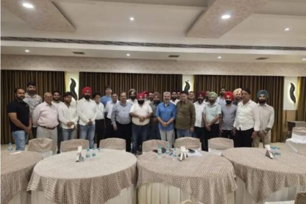 काशीपुर 11 मई 2025 (समय बोल रहा) जिला उधम सिंह नगर के पेट्रोल पंप डीलरों ने आज एक महत्वपूर्ण बैठक में सर्वसम्मति से गुरु कृपा फिलिंग स्टेशन, जसपुर के संचालक संदीप सिंह बग्गा को पेट्रोल पंप एसोसिएशन का नया जिलाध्यक्ष चुना। अनन्या होटल रीजेंसी, काशीपुर में आयोजित इस बैठक में हिंदुस्तान पेट्रोलियम, भारत पेट्रोलियम और इंडियन ऑयल कॉरपोरेशन के जिले भर के डीलरों ने बड़ी संख्या में हिस्सा लिया। बैठक का मुख्य एजेंडा जिले के पेट्रोल पंप डीलरों की समस्याओं पर चर्चा करना और उनके समाधान के लिए रणनीति बनाना था। इसी क्रम में नए जिलाध्यक्ष का चुनाव हुआ, जिसमें संदीप सिंह बग्गा को सभी सदस्यों ने एकमत से अपना नेता चुना। बैठक में उपस्थित डीलरों ने आपसी सहयोग और एकता पर जोर दिया ताकि वे अपनी सामूहिक आवाज को प्रभावी ढंग से उठा सकें। नए जिलाध्यक्ष के चुनाव के बाद डीलरों ने उम्मीद जताई कि संदीप सिंह बग्गा के कुशल नेतृत्व में एसोसिएशन जिले के पेट्रोल पंप व्यवसाय से जुड़े मुद्दों को प्रभावी ढंग से उठाएगा और उनका उचित समाधान सुनिश्चित करेगा। डीलरों की समस्याओं पर हुई गहन चर्चा बैठक के दौरान, जिले के पेट्रोल पंप डीलरों ने पेट्रोलियम कंपनियों के साथ समन्वय, मार्जिन और कमीशन, सरकारी नीतियों का कार्यान्वयन, सुरक्षा व्यवस्था और ग्राहकों से जुड़े विभिन्न पहलुओं पर अपनी चिंताएं व्यक्त कीं। डीलरों ने दैनिक संचालन में आने वाली कठिनाइयों का उल्लेख किया और उम्मीद जताई कि नया नेतृत्व इन समस्याओं को प्राथमिकता देगा। डीलरों ने एक मजबूत और एकजुट एसोसिएशन की आवश्यकता पर बल दिया और नए अध्यक्ष को हर संभव सहयोग का आश्वासन दिया। संदीप सिंह बग्गा: अनुभव और नेतृत्व का संगम गुरु कृपा फिलिंग स्टेशन, जसपुर के संचालक संदीप सिंह बग्गा का जिलाध्यक्ष चुना जाना डीलरों के बीच एक सकारात्मक संकेत है। उन्हें पेट्रोलियम उद्योग का अच्छा अनुभव है और वे डीलरों की समस्याओं को समझते हैं। उनकी कर्मठता और मिलनसार स्वभाव के कारण वे लोकप्रिय हैं। चुनाव के बाद संदीप सिंह बग्गा ने सभी डीलरों का आभार व्यक्त किया और उनकी उम्मीदों पर खरा उतरने का प्रयास करने का वादा किया। उन्होंने कहा कि वे सभी सदस्यों को साथ लेकर चलेंगे और जिले के पेट्रोल पंप व्यवसाय के विकास और डीलरों के हितों की रक्षा के लिए काम करेंगे। उन्होंने पेट्रोलियम कंपनियों और सरकारी अधिकारियों के साथ सकारात्मक संवाद स्थापित करने की बात भी कही। बैठक में इन प्रमुख डीलरों ने लिया भाग आज की बैठक में संजय अग्रवाल, प्रतिपाल सिंह सेठी, कृष्ण कुमार अग्रवाल, संतोष गुप्ता, मनीष कालरा, मोहम्मद सलमान, और विनीत सिरोही सहित जिले के कई प्रमुख डीलरों ने भाग लिया। रुद्रपुर, जसपुर, बाजपुर, काशीपुर, खटीमा, नानकमत्ता और अन्य क्षेत्रों के दर्जनों डीलर भी शामिल हुए। बैठक में भाग लेने वाले डीलरों ने नए जिलाध्यक्ष को बधाई दी और अपना पूर्ण समर्थन दिया। उन्होंने उम्मीद जताई कि संदीप सिंह बग्गा के नेतृत्व में एसोसिएशन नई ऊंचाइयों को छुएगा। आगे की राह: चुनौतियां और संभावनाएं नए जिलाध्यक्ष संदीप सिंह बग्गा के सामने कई चुनौतियां होंगी, जिनमें डीलरों की समस्याओं का समाधान और उद्योग में हो रहे बदलावों के साथ तालमेल बिठाना शामिल