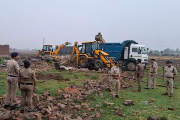 उधमसिंह नगर, 5 मई 2025 (समय बोल रहा ): उत्तराखंड के उधमसिंहनगर जिले में चर्चित पूजा मंडल हत्याकांड के मुख्य आरोपी मुश्ताक के सितारगंज स्थित गौरीखेड़ा गांव में बने अवैध मकान को प्रशासन ने भारी पुलिस बल की मौजूदगी में जेसीबी चलवाकर ध्वस्त कर दिया। यह कार्रवाई जिलाधिकारी नितिन भदौरिया और वरिष्ठ पुलिस अधीक्षक मणिकांत मिश्रा के सख्त निर्देश पर की गई। प्रशासन की यह सख्त कार्रवाई हत्या जैसे जघन्य अपराधों के खिलाफ "जीरो टॉलरेंस" की नीति को दर्शाती है। स्थानीय प्रशासन और पुलिस की इस संयुक्त कार्रवाई की अब सोशल मीडिया पर भी जमकर सराहना हो रही है। अवैध कब्जे पर बना था मकान प्रशासन द्वारा दी गई जानकारी के अनुसार, जिस जमीन पर मुश्ताक और उसके पिता अली अहमद का मकान बना था, वह जमीन अनुसूचित जाति के एक व्यक्ति मथुरा प्रसाद के नाम पर दर्ज थी। मुश्ताक के पिता अली अहमद ने इस जमीन पर वर्षों पूर्व अवैध कब्जा कर लिया था और वहीं पक्का मकान बना लिया था जिसमें दोनों बाप-बेटा रह रहे थे। प्रशासन ने इस अवैध निर्माण को लेकर पहले ही अली अहमद को नोटिस जारी किया था, लेकिन अली अहमद ने न तो जवाब दिया और न ही कोई कानूनी दस्तावेज प्रस्तुत किए। इसके बाद प्रशासन ने कड़ी कार्रवाई का निर्णय लिया और रविवार सुबह इस मकान को जेसीबी मशीन से ढहा दिया गया। हत्या का वीभत्स मामला गौरतलब है कि यह मामला 2 मई को उस समय सामने आया जब खटीमा के नदन्ना नहर में एक सिर कटी लाश बरामद हुई। जांच में मृतका की पहचान नानकमत्ता की पूजा मंडल के रूप में हुई, जो पिछले पांच महीनों से लापता थी और जिसकी गुमशुदगी की रिपोर्ट गुरुग्राम (हरियाणा) में दर्ज थी। पूजा मंडल के हत्यारोपी मुश्ताक को हरियाणा पुलिस की सहायता से उत्तराखंड के सितारगंज से गिरफ्तार किया गया। पुलिस जांच में सामने आया कि मुश्ताक और पूजा लंबे समय से लिव-इन रिलेशनशिप में थे। लेकिन 2 नवंबर 2024 को मुश्ताक ने किच्छा की एक युवती से निकाह कर लिया जिससे पूजा आहत हुई और दोनों के बीच लगातार विवाद बढ़ने लगा। ‘सर तन से जुदा’ की वीभत्स घटना पुलिस के अनुसार, मुश्ताक ने 16 नवंबर 2024 को पूजा को रास्ते से हटाने का मन बना लिया और एक नृशंस साजिश के तहत उसकी हत्या कर दी। उसने पूजा का सर धड़ से अलग कर शव को खटीमा के नदन्ना नहर में फेंक दिया। पुलिस ने मुश्ताक की निशानदेही पर पूजा के शव का धड़ बरामद कर लिया है, लेकिन उसका सिर अभी तक नहीं मिल पाया है। गोताखोरों की टीम बीते कई दिनों से नहर में सर्च ऑपरेशन चला रही है। सख्त संदेश: अपराधियों के लिए जगह नहीं प्रशासन द्वारा आरोपी के अवैध मकान पर की गई कार्रवाई को कानून व्यवस्था का कड़ा संदेश माना जा रहा है। जिलाधिकारी नितिन भदौरिया और एसएसपी मणिकांत मिश्रा ने कहा कि अपराध करने वालों के लिए जिले में कोई जगह नहीं है। इस तरह की कार्रवाई आगे भी जारी रहेगी, ताकि समाज में अपराध के प्रति भय और न्याय के प्रति विश्वास बना रहे। सोशल मीडिया पर समर्थन इस कार्रवाई के बाद स्थानीय नागरिकों और सोशल मीडिया यूज़र्स ने प्रशासन की कार्रवाई को लेकर जमकर समर्थन जताया है। लोगों ने कहा कि इस तरह की ठोस कार्रवाई से कानून का डर अपराधियों में बना रहेगा और पीड़ित परिवार को न्याय मिलने की उम्मीद भी मजबूत होगी। मुश्ताक की गिरफ्तारी पूजा मंडल हत्याकांड ने पूरे क्षेत्र को झकझोर कर रख दिया था। आरोपी मुश्ताक की गिरफ्तारी के बाद उसके अवैध मकान को ढहाना इस बात का प्रतीक है कि अपराध और अवैध कार्यों को कतई बर्दाश्त नहीं किया जाएगा। प्रशासन की इस त्वरित और सख्त कार्रवाई ने आम जनता में भरोसे की भावना को और मजबूत किया है।