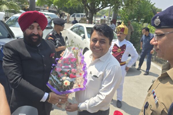 काशीपुर, 24 मई 2025 (समय बोल रहा): उत्तराखंड के राज्यपाल लेफ्टिनेंट जनरल (सेवानिवृत्त) गुरमीत सिंह ने आज जनपद भ्रमण के दौरान काशीपुर का दौरा किया। वे दोपहर 2 बजे कार द्वारा मंडी विश्राम गृह पहुंचे, जहां जिला प्रशासन और पुलिस विभाग के वरिष्ठ अधिकारियों ने उनका गर्मजोशी से स्वागत किया। राज्यपाल के आगमन पर उन्हें गार्ड ऑफ ऑनर भी प्रदान किया गया, जो प्रोटोकॉल के अनुसार विशिष्ट अतिथियों को दिया जाता है। इस संक्षिप्त दौरे के दौरान राज्यपाल ने स्थानीय प्रशासनिक अधिकारियों से मुलाकात की और क्षेत्र की स्थिति का जायजा लिया। भव्य स्वागत और गार्ड ऑफ ऑनर राज्यपाल लेफ्टिनेंट जनरल (सेवानिवृत्त) गुरमीत सिंह के काशीपुर पहुंचने पर जिलाधिकारी नितिन सिंह भदौरिया और वरिष्ठ पुलिस अधीक्षक मणिकांत मिश्रा ने स्वयं उपस्थित होकर उनका स्वागत किया। दोनों अधिकारियों ने पुष्पगुच्छ भेंट कर राज्यपाल महोदय का अभिनंदन किया। मंडी विश्राम गृह परिसर में पुलिस बल द्वारा राज्यपाल को गार्ड ऑफ ऑनर दिया गया, जिसमें जवानों ने पूरी मुस्तैदी और सम्मान के साथ सलामी दी। यह स्वागत समारोह राज्यपाल के प्रति सम्मान और प्रोटोकॉल का हिस्सा था, जो उनके आगमन पर आयोजित किया गया। राज्यपाल ने स्थानीय प्रशासनिक अधिकारियों से मुलाकात की और क्षेत्र की स्थिति का जायजा लिया। संक्षिप्त ठहराव और अधिकारियों से मुलाकात राज्यपाल का यह दौरा मुख्य रूप से जनपद भ्रमण का हिस्सा था। मंडी विश्राम गृह में उनके अल्प विश्राम के दौरान उन्होंने जिलाधिकारी और वरिष्ठ पुलिस अधीक्षक सहित अन्य मौजूद अधिकारियों से अनौपचारिक बातचीत की। हालांकि, इस मुलाकात का विस्तृत विवरण सार्वजनिक नहीं किया गया है, लेकिन उम्मीद है कि राज्यपाल ने जनपद में चल रही विकास परियोजनाओं, कानून-व्यवस्था की स्थिति और अन्य महत्वपूर्ण मुद्दों पर अधिकारियों से जानकारी ली होगी। राज्यपाल समय-समय पर राज्य के विभिन्न जिलों का दौरा कर जमीनी हकीकत का जायजा लेते रहते हैं, ताकि उन्हें जनता की समस्याओं और प्रशासनिक कार्यों की प्रगति के बारे में सीधा फीडबैक मिल सके। राजभवन नैनीताल के लिए प्रस्थान मंडी विश्राम गृह में लगभग सवा घंटे के अल्प विश्राम के बाद, राज्यपाल लेफ्टिनेंट जनरल (सेवानिवृत्त) गुरमीत सिंह दोपहर 3 बजकर 15 मिनट पर कार द्वारा राजभवन नैनीताल के लिए प्रस्थान कर गए। उनका यह दौरा पूर्व निर्धारित कार्यक्रम के अनुसार ही संपन्न हुआ। राज्यपाल के काफिले को सुरक्षा व्यवस्था के बीच राजभवन नैनीताल के लिए रवाना किया गया। उपस्थित प्रमुख अधिकारी इस अवसर पर राज्यपाल के स्वागत और विदाई के लिए कई प्रमुख प्रशासनिक और पुलिस अधिकारी मौजूद रहे। इनमें एसपी निहारिका तोमर, अपर जिलाधिकारी पंकज उपाध्याय, अपर पुलिस अधीक्षक डॉ. उत्तम सिंह नेगी, मुख्य चिकित्सा अधिकारी डॉ. के.के. अग्रवाल, उपजिलाधिकारी अभय प्रताप सिंह, कौस्तुभ मिश्रा, सी.एस. चौहान, सीओ दीपक सिंह, आर.डी. मठपाल और तहसीलदार सुभांगनी जैसे वरिष्ठ अधिकारी शामिल थे। इन सभी अधिकारियों ने राज्यपाल के भ्रमण को सफल बनाने और प्रोटोकॉल का पालन सुनिश्चित करने में अपनी भूमिका निभाई। जनपद भ्रमण का महत्व राज्यपाल
