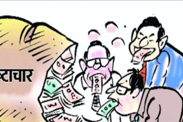 नैनीताल 10 मई 2025 (समय बोल रहा) उत्तराखंड सरकार का भ्रष्टाचार पर कड़ा प्रहार: 'जीरो टॉलरेंस' नीति का दिखा असर नैनीताल में भ्रष्टाचार के खिलाफ मुख्यमंत्री पुष्कर सिंह धामी की 'जीरो टॉलरेंस ऑन करप्शन' नीति के तहत एक और बड़ी कार्रवाई सामने आई है। सतर्कता विभाग (विजिलेंस) की टीम ने नैनीताल के मुख्य कोषाधिकारी दिनेश कुमार राणा और एकाउंटेंट बसंत कुमार जोशी को ₹1.20 लाख की रिश्वत लेते हुए रंगे हाथ गिरफ्तार कर लिया। यह गिरफ्तारी शुक्रवार को उस समय हुई, जब दोनों अधिकारी एक कर्मचारी की वार्षिक वेतन वृद्धि (एसीपी) के लिए हस्ताक्षर करने के एवज में गैरकानूनी रूप से धन की मांग कर रहे थे। इस घटना ने राज्य सरकार की भ्रष्टाचार के प्रति अपनी दृढ़ प्रतिबद्धता को एक बार फिर से मजबूती से स्थापित किया है। नैनीताल में भ्रष्टाचार: एसीपी के एवज में रिश्वत की मांग नैनीताल न्यायालय में कार्यरत एक कर्मचारी ने सतर्कता विभाग में शिकायत दर्ज कराई कि उनकी और उनके पांच अन्य सहयोगियों की एसीपी (वार्षिक वेतन वृद्धि) लंबित है। इस प्रक्रिया को पूर्ण करने के लिए एक तीन सदस्यीय समिति गठित की गई थी, जिसमें से दो सदस्यों ने पहले ही अपने हस्ताक्षर कर दिए थे। हालांकि, मुख्य कोषाधिकारी दिनेश कुमार राणा अनावश्यक रूप