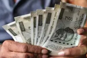 देहरादून 17 मई 2025 (समय बोल रहा) : उत्तराखंड सरकार ने राज्य की महिलाओं को आत्मनिर्भरता की राह पर आगे बढ़ाने और उन्हें उद्यमी बनने के लिए प्रेरित करने के उद्देश्य से एक महत्वाकांक्षी योजना का शुभारंभ किया है। इस नई पहल के तहत, राज्य की महिलाओं को अपना स्वयं का व्यवसाय शुरू करने के लिए परियोजना लागत का 75 प्रतिशत तक या अधिकतम डेढ़ लाख रुपये की आर्थिक सहायता (सब्सिडी) प्रदान की जाएगी। इस महत्वपूर्ण योजना के कार्यान्वयन के लिए राज्य सरकार ने चालू वित्तीय वर्ष में 30 करोड़ रुपये का पर्याप्त बजट आवंटित किया है। सरकार का लक्ष्य है कि इस योजना के पहले वर्ष में ही कम से कम दो हजार महिलाओं को इस लाभकारी पहल का सीधा लाभ पहुंचाया जा सके। राज्य सरकार के एक आधिकारिक प्रवक्ता ने इस योजना की विस्तृत जानकारी देते हुए बताया कि यह कदम उत्तराखंड की महिलाओं को आर्थिक रूप से सशक्त बनाने और उन्हें समाज में एक सम्मानित और मजबूत स्थान दिलाने की दिशा में उठाया गया एक महत्वपूर्ण प्रयास है। उन्होंने जोर देकर कहा कि उत्तराखंड की महिलाओं में अद्वितीय प्रतिभा और असीम क्षमता मौजूद है, और इस योजना के माध्यम से उन्हें अपने सपनों को साकार करने तथा स्वरोजगार के नए अवसर सृजित करने में महत्वपूर्ण सहायता मिलेगी। सरकार का दृढ़ विश्वास है कि जब राज्य की महिलाएं आर्थिक रूप से मजबूत होंगी, तो न केवल उनके परिवारों का सामाजिक और आर्थिक उत्थान सुनिश्चित होगा, बल्कि इससे राज्य की समग्र अर्थव्यवस्था को भी एक नई गति और मजबूती मिलेगी। इस योजना के अंतर्गत, उत्तराखंड की इच्छुक महिलाएं विभिन्न प्रकार के व्यवसाय शुरू करने के लिए सरकार के समक्ष अपना आवेदन प्रस्तुत कर सकती हैं। इन व्यवसायों में मुख्य रूप से हस्तशिल्प कला से जुड़े उद्यम, आकर्षक बुटीक, खाद्य प्रसंस्करण की छोटी इकाइयाँ, सिलाई और कढ़ाई केंद्र, छोटे स्तर पर वस्तुओं का उत्पादन करने वाली इकाइयाँ, कृषि क्षेत्र पर आधारित व्यवसाय और अन्य विभिन्न प्रकार की सेवाएं प्रदान करने वाले उद्यम शामिल हो सकते हैं। इस योजना का लाभ प्राप्त करने के लिए, प्रत्येक महिला आवेदक को अपने प्रस्तावित व्यवसाय की एक विस्तृत परियोजना रिपोर्ट सरकार को सौंपनी होगी। इस रिपोर्ट में व्यवसाय की पूरी योजना, उसमें आने वाली अनुमानित लागत और उससे प्राप्त होने वाले संभावित लाभों का स्पष्ट रूप से उल्लेख करना अनिवार्य होगा। राज्य सरकार ने इस महत्वपूर्ण योजना के सफल क्रियान्वयन के लिए एक सरल, सुगम और पूरी तरह से पारदर्शी प्रक्रिया सुनिश्चित करने का आश्वासन दिया है। इच्छुक महिलाओं को योजना के लिए आवेदन करने और इसके बारे में विस्तृत जानकारी प्राप्त करने के लिए जल्द ही एक आधिकारिक ऑनलाइन पोर्टल और एक समर्पित हेल्पलाइन नंबर जारी किया जाएगा। इसके अतिरिक्त, जिला स्तर पर भी संबंधित सरकारी विभाग महिलाओं को आवेदन प्रक्रिया को समझने और विस्तृत परियोजना रिपोर्ट तैयार करने में हर संभव सहायता प्रदान करेंगे, ताकि कोई भी पात्र महिला इस योजना के लाभ से वंचित न रहे। सरकार ने इस योजना के पहले वर्ष में ही राज्य की कम से कम दो हजार महिलाओं को प्रत्यक्ष रूप से लाभान्वित करने का एक महत्वाकांक्षी लक्ष्य निर्धारित किया है। सरकार का मानना है कि यह प्रारंभिक चरण राज्य की महिलाओं को उद्यमिता के क्षेत्र में आत्मविश्वास के साथ आगे बढ़ने के लिए एक मजबूत आधार प्रदान करेगा। योजना की सफलता और महिलाओं से मिलने वाली सकारात्मक प्रतिक्रिया के आधार पर, भविष्य में इस योजना का दायरा और अधिक विस्तृत किया जा सकता है, ताकि अधिक से अधिक महिलाएं इसका लाभ उठा सकें। राज्य सरकार ने इस दूरदर्शी योजना के लिए चालू वित्तीय वर्ष में 30 करोड़ रुपये का पर्याप्त बजट आवंटित किया है। यह वित्तीय प्रावधान स्पष्ट रूप से दर्शाता है कि उत्तराखंड सरकार राज्य की महिलाओं के आर्थिक सशक्तिकरण के मुद्दे को लेकर कितनी गंभीर और प्रतिबद्ध है। आवंटित की गई यह धनराशि मुख्य रूप से पात्र महिलाओं को सब्सिडी के वितरण, उन्हें व्यवसाय से संबंधित आवश्यक प्रशिक्षण कार्यक्रम आयोजित करने और योजना के प्रभावी कार्यान्वयन को सुनिश्चित करने पर खर्च की जाएगी। सरकार का मुख्य उद्देश्य यह है कि इस योजना के माध्यम से न केवल महिलाओं को वित्तीय सहायता मिले, बल्कि उन्हें सफलतापूर्वक अपना व्यवसाय चलाने के लिए आवश्यक कौशल और उचित मार्गदर्शन भी प्राप्त हो सके। उत्तराखंड के विभिन्न महिला संगठनों और सामाजिक क्षेत्र में सक्रिय कार्यकर्ताओं ने राज्य सरकार की इस पहल का दिल खोलकर स्वागत किया है। उनका मानना है कि यह योजना उत्तराखंड की महिलाओं के लिए एक क्रांतिकारी कदम साबित हो सकती है और उन्हें आत्मनिर्भर बनने के लिए एक सुनहरा और ऐतिहासिक अवसर प्रदान करेगी। उन्होंने राज्य सरकार से इस योजना के प्रभावी और निष्पक्ष कार्यान्वयन को सुनिश्चित करने का पुरजोर आग्रह किया है, ताकि इसका वास्तविक लाभ सही मायने में जरूरतमंद और उद्यमी बनने की प्रबल इच्छा रखने वाली महिलाओं तक पहुंच सके। यह योजना उत्तराखंड सरकार की राज्य की महिलाओं के समग्र कल्याण और उनके सतत विकास के प्रति गहरी प्रतिबद्धता को दर्शाती है। यह उम्मीद की जा रही है कि इस महत्वपूर्ण पहल से राज्य में महिला उद्यमिता को एक नई ऊर्जा और प्रोत्साहन मिलेगा, और महिलाएं न केवल आर्थिक रूप से स्वतंत्र होंगी, बल्कि वे राज्य के सामाजिक और आर्थिक विकास में भी सक्रिय और महत्वपूर्ण भूमिका निभाएंगी। राज्य सरकार का यह सराहनी