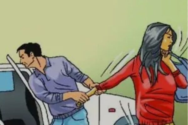 काशीपुर 12 मई 2025 (समय बोल रहा ) काशीपुर क्षेत्र में एक सनसनीखेज मामला सामने आया है, जिसमें एक युवक पर एक व्यक्ति ने उसकी नाबालिग पुत्री को बहला-फुसलाकर ले जाने का आरोप लगाया है। पीड़ित पिता की तहरीर के आधार पर पुलिस ने तत्काल अपहरण का मामला दर्ज कर लिया है और युवती की तलाश तेज कर दी है। पुलिस की टीमें संभावित ठिकानों पर दबिश दे रही हैं और युवक को पकड़ने के लिए हर संभव प्रयास कर रही हैं। कोतवाली क्षेत्र के अंतर्गत रहने वाले एक व्यक्ति ने पुलिस को दी गई अपनी शिकायत में बताया कि वह ट्रक चालक का काम करता है और उसकी नाबालिग पुत्री उसके साथ ही रहती है। शिकायतकर्ता ने पुलिस को बताया कि पड़ोस में रहने वाला अंकित कश्यप, जो कि दीपक कश्यप उर्फ सईंया का पुत्र है, का उसके घर पर अक्सर आना-जाना लगा रहता था। पीड़ित पिता ने बताया कि 9 मई 2025 को जब वह काम पर गया हुआ था, तब उसकी पुत्री घर पर अकेली थी। इसी दौरान अंकित कश्यप उसकी पुत्री को बहला-फुसलाकर अपने साथ ले गया। पीड़ित पिता ने अपनी तहरीर में आगे बताया कि उन्हें बाद में सूचना मिली कि अंकित उनकी पुत्री को रामनगर लेकर गया है। सूचना मिलते ही वह और उनके कुछ परिजन तुरंत रामनगर के लिए रवाना हुए। हालांकि, जब वे रामनगर पहुंचे, तो उन्हें पता चला कि अंकित वहां से भी उनकी पुत्री को अपने साथ लेकर फरार हो गया है। शिकायतकर्ता ने पुलिस को यह भी बताया कि कुछ लोगों ने उनकी पुत्री और अंकित को आखिरी बार रामनगर बैराज पर एक साथ देखा था। इस गंभीर मामले की सूचना मिलते ही काशीपुर पुलिस हरकत में आ गई। तत्काल प्रभाव से भारतीय दंड संहिता (आईपीसी) की धारा 363 (अपहरण) के तहत अंकित कश्यप के खिलाफ मामला दर्ज कर लिया गया है। पुलिस अधीक्षक (एसपी) ने मामले की गंभीरता को देखते हुए एक विशेष जांच टीम (एसआईटी) का गठन किया है, जिसे युवती की सकुशल बरामदगी और आरोपी की गिरफ्तारी सुनिश्चित करने का जिम्मा सौंपा गया है। एसआईटी की टीमें विभिन्न पहलुओं पर जांच कर रही हैं। पुलिस अंकित कश्यप के संभावित ठिकानों पर लगातार दबिश दे रही है। उसके दोस्तों, रिश्तेदारों और परिचितों से पूछताछ की जा रही है ताकि उसके और युवती के वर्तमान ठिकाने के बारे में कोई जानकारी मिल सके। पुलिस तकनीकी सर्विलांस का भी इस्तेमाल कर रही है ताकि आरोपी के मोबाइल फोन लोकेशन और अन्य डिजिटल फुटप्रिंट्स का पता लगाया जा सके। पुलिस ने आम जनता से भी इस मामले में सहयोग की अपील की है। यदि किसी व्यक्ति को अंकित कश्यप या युवती के बारे में कोई भी जानकारी मिलती है, तो वह तुरंत काशीपुर पुलिस को सूचित करे। पुलिस ने सूचना देने वाले व्यक्ति का नाम और पता गोपनीय रखने का आश्वासन दिया है। इस घटना ने काशीपुर क्षेत्र में सनसनी फैला दी है। एक नाबालिग लड़की का इस तरह से बहला-फुसलाकर ले जाना न केवल उसके परिवार के लिए बल्कि पूरे समुदाय के लिए चिंता का विषय है। लोग युवती की सुरक्षा और जल्द बरामदगी के लिए प्रार्थना कर रहे हैं। पुलिस इस मामले को पूरी गंभीरता से ले रही है और युवती की सकुशल बरामदगी के लिए हर संभव प्रयास कर रही है। एसपी ने कहा है कि पुलिस की टीमें दिन-रात काम कर रही हैं और उन्हें उम्मीद है कि जल्द ही युवती को बरामद कर लिया जाएगा और आरोपी को गिरफ्तार कर लिया जाएगा। उन्होंने यह भी कहा कि इस तरह के अपराधों को किसी भी कीमत पर बर्दाश्त नहीं किया जाएगा और अपराधियों के खिलाफ सख्त कार्रवाई की जाएगी। यह घटना एक बार फिर नाबालिगों की सुरक्षा को लेकर चिंताएं बढ़ाती है। माता-पिता को अपने बच्चों की गतिविधियों पर कड़ी नजर रखने और उन्हें अनजान लोगों से घुलने-मिलने से बचाने की