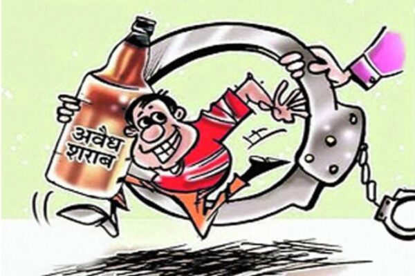 काशीपुर, 27 जून, 2025 – (समय बोल रहा ) – काशीपुर में अवैध शराब के खिलाफ पैगा चौकी पुलिस ने एक बड़ी कार्रवाई को अंजाम दिया है। गुरुवार की देर रात गश्त के दौरान पुलिस टीम ने एक व्यक्ति को 25 लीटर कच्ची शराब के साथ रंगे हाथों गिरफ्तार किया है। आरोपी की पहचान अजय सिंह के रूप में हुई है, जिसके खिलाफ आबकारी अधिनियम के तहत मुकदमा दर्ज कर लिया गया है। इस गिरफ्तारी से इलाके में अवैध शराब के धंधे में लिप्त लोगों में हड़कंप मच गया है, और पुलिस की इस कार्रवाई को आम जनता द्वारा सराहा जा रहा है। मुखबिर की सूचना पर पुलिस की ताबड़तोड़ कार्रवाई यह पूरा मामला गुरुवार रात का है, जब पैगा चौकी प्रभारी एसआई दीवान सिंह बिष्ट अपनी टीम के साथ क्षेत्र में नियमित गश्त पर थे। पुलिस टीम लगातार क्षेत्र में शांति व्यवस्था बनाए रखने और अपराधों पर अंकुश लगाने के लिए मुस्तैदी से काम कर रही थी। इसी दौरान, उन्हें एक विश्वसनीय मुखबिर से गुप्त सूचना मिली। मुखबिर ने पुलिस को बताया कि आयुर्वेद अस्पताल के पास स्थित तिराहे पर एक व्यक्ति खुलेआम कच्ची शराब बेच रहा है, जिससे इलाके का माहौल खराब हो रहा है और युवा पीढ़ी गलत रास्ते पर जा सकती है। सूचना की गंभीरता को समझते हुए, चौकी प्रभारी दीवान सिंह बिष्ट ने बिना देर किए अपनी टीम को अलर्ट किया। टीम ने तुरंत योजना बनाई और मुखबिर द्वारा बताए गए स्थान की ओर तेजी से रवाना हो गई। मौके पर पहुंचकर पुलिस टीम ने देखा कि आयुर्वेद अस्पताल के तिराहे के पास वाकई एक व्यक्ति कच्ची शराब बेचते हुए मौजूद था। पुलिस ने तत्परता दिखाते हुए उसे चारों ओर से घेर लिया और धर दबोचा। आरोपी को पकड़ने के बाद, पुलिस टीम ने उसकी तलाशी ली। तलाशी के दौरान, पुलिस को उसके कब्जे से 25 लीटर कच्ची शराब बरामद हुई, जिसे वह छोटे-छोटे पैकेटों में भरकर बेचने की फिराक में था। अवैध शराब का धंधा: समाज के लिए बड़ा खतरा अवैध कच्ची शराब का निर्माण और उसकी बिक्री समाज के लिए एक गंभीर खतरा है। यह न केवल सरकार को राजस्व का नुकसान पहुंचाता है, बल्कि इससे कई सामाजिक और स्वास्थ्य संबंधी समस्याएं भी उत्पन्न होती हैं। अक्सर यह कच्ची शराब बिना किसी गुणवत्ता नियंत्रण के तैयार की जाती है, जिसमें हानिकारक रसायन मिले होते हैं। ऐसे में, इसका सेवन करने वाले लोगों के स्वास्थ्य को गंभीर नुकसान पहुंचता है, और कई बार तो जानलेवा साबित होता है। कच्ची शराब के सेवन से लीवर की बीमारी, अंधापन और यहां तक कि मृत्यु भी हो सकती है। इसके अलावा, अवैध शराब का धंधा अक्सर अन्य आपराधिक गतिविधियों से भी जुड़ा होता है। इससे इलाके में अपराध दर बढ़ सकती है, कानून व्यवस्था बिगड़ सकती है, और सामाजिक अशांति फैल सकती है। ऐसे धंधे अक्सर युवाओं को नशे की लत में धकेलते हैं, जिससे उनका भविष्य अंधकारमय हो जाता है। पैगा पुलिस द्वारा की गई यह कार्रवाई समाज में इन बुराइयों पर अंकुश लगाने की दिशा में एक महत्वपूर्ण कदम है। आबकारी अधिनियम के तहत कड़ी कार्रवाई पकड़े गए आरोपी अजय सिंह के खिलाफ पुलिस ने आबकारी अधिनियम की संबंधित धाराओं के तहत मुकदमा दर्ज किया है। आबकारी अधिनियम शराब और अन्य नशीले पदार्थों के निर्माण, बिक्री, परिवहन और कब्जे को विनियमित करने के लिए बनाया गया है। अवैध रूप से शराब का उत्पादन या बिक्री करना इस अधिनियम के तहत एक गंभीर अपराध है, जिसके लिए कड़ी सजा का प्रावधान है। पुलिस ने बरामद की गई 25 लीटर कच्ची शराब को जब्त कर लिया है और उसे आगे की जांच के लिए भेजा गया है। पुलिस यह भी पता लगाने की कोशिश कर रही है कि अजय सिंह यह कच्ची शराब कहां से ला रहा था, और इस धंधे में उसके साथ और कौन-कौन लोग शामिल हैं। इस मामले में एक विस्तृत जांच की जाएगी ताकि इस पूरे नेटवर्क को ध्वस्त किया जा सके। पुलिस की मुस्तैदी और भविष्य की कार्रवाई काशीपुर में पैगा चौकी पुलिस की यह त्वरित और प्रभावी कार्रवाई उनकी मुस्तैदी और अपराधों के प्रति जीरो-टॉलरेंस की नीति को दर्शाती है। पुलिस लगातार ऐसे असामाजिक तत्वों पर नकेल कसने के लिए अभियान चला रही है, जो अवैध धंधों से समाज में जहर घोलते हैं। पुलिस अधिकारियों ने स्पष्ट किया है कि अवैध शराब के खिलाफ यह अभियान जारी रहेगा और ऐसे किसी भी व्यक्ति को बख्शा नहीं जाएगा जो इस तरह की गतिविधियों में लिप्त पाया जाएगा। इस गिरफ्तारी से यह संदेश गया है कि कानून तोड़ने वालों को बख्शा नहीं जाएगा और पुलिस हर हाल में कानून व्यवस्था बनाए रखने के लिए प्रतिबद्ध है। आरोपी अजय सिंह को अब न्यायिक हिरासत में भेज दिया जाएगा, जहां से उसके खिलाफ कानूनी प्रक्रिया आगे बढ़ेगी। यह उम्मीद की जाती है कि इस तरह की कार्रवाइयां अवैध शराब के कारोबार पर लगाम कसने और समाज में शांति व सुरक्षा सुनिश्चित करने में सहायक होंगी