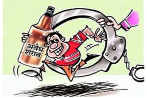 काशीपुर, 14 जून, 2025 (समय बोल रहा ) - उत्तराखंड में अवैध शराब के खिलाफ पुलिस का अभियान लगातार जारी है। इसी कड़ी में, कुंडेश्वरी चौकी पुलिस ने शनिवार को एक बड़ी कार्रवाई करते हुए 15 लीटर कच्ची शराब के साथ एक व्यक्ति को गिरफ्तार किया है। आरोपी को मालवा फार्म रोड पर एक खंडहरनुमा मकान के अंदर से पकड़ा गया, जहां वह अवैध रूप से शराब बेच रहा था। पुलिस ने आरोपी के खिलाफ आबकारी एक्ट के तहत चालान कर दिया है। यह गिरफ्तारी क्षेत्र में अवैध शराब के कारोबार पर नकेल कसने की दिशा में एक महत्वपूर्ण कदम है। पुलिस की गश्त के दौरान मिला सुराग, संदिग्ध गतिविधियों पर पैनी नजर पुलिस अधीक्षक (नगर) और पुलिस उपाधीक्षक के निर्देशों के क्रम में, क्षेत्र में शांति व्यवस्था बनाए रखने और अपराधों पर अंकुश लगाने के लिए कुंडेश्वरी चौकी पुलिस लगातार गश्त कर रही थी। शनिवार को भी चौकी इंचार्ज के नेतृत्व में पुलिस टीम मालवा फार्म रोड पर नियमित गश्त पर थी। इस क्षेत्र में अक्सर संदिग्ध गतिविधियों की सूचनाएं मिलती रहती हैं, जिसे देखते हुए पुलिस विशेष सतर्कता बरत रही थी। गश्त के दौरान, पुलिस टीम ने मालवा फार्म रोड पर स्थित एक खंडहरनुमा मकान के आसपास कुछ संदिग्ध गतिविधियां देखीं। आमतौर पर ऐसे एकांत और सुनसान स्थानों का उपयोग अवैध गतिविधियों के लिए किया जाता है, और पुलिस इन पर पैनी नजर रखती है। पुलिस ने तत्काल उस मकान की घेराबंदी कर दी और अंदर जाकर तलाशी ली। पुलिस का यह त्वरित एक्शन रंग लाया, और उन्होंने एक व्यक्ति को मौके से ही धर दबोचा। मौके से 15 लीटर कच्ची शराब बरामद, आरोपी गिरफ्तार पुलिस द्वारा की गई छापेमारी में, मकान के अंदर से ग्राम रंपुरा निवासी मोंटी सिंह पुत्र स्व. गुरमुख सिंह को गिरफ्तार किया गया। पुलिस ने जब उसकी तलाशी ली, तो उसके कब्जे से एक प्लास्टिक का कट्टा बरामद हुआ। इस कट्टे के अंदर छोटे-छोटे पाउचों में रखी हुई 15 लीटर अवैध कच्ची शराब मिली। यह शराब बेचने के लिए तैयार रखी गई थी और इसका अवैध रूप से निर्माण व वितरण किया जा रहा था। कच्ची शराब का सेवन स्वास्थ्य के लिए अत्यंत हानिकारक होता है, और कई बार यह जानलेवा भी साबित होता है। अवैध रूप से बिकने वाली यह शराब अक्सर मानकों के अनुरूप नहीं होती और इसमें हानिकारक रसायन मिले होते हैं। ऐसे में पुलिस की यह कार्रवाई न केवल कानून व्यवस्था के लिए महत्वपूर्ण है, बल्कि सार्वजनिक स्वास्थ्य की रक्षा के लिए भी जरूरी है। मोंटी सिंह द्वारा किया जा रहा यह कार्य आबकारी नियमों का सीधा उल्लंघन है, जिसके लिए सख्त कानूनी प्रावधान हैं। आबकारी एक्ट के तहत कार्रवाई: सख्त संदेश पुलिस ने मोंटी सिंह के खिलाफ आबकारी एक्ट की संबंधित धाराओं के तहत मुकदमा दर्ज कर चालान कर दिया है। आबकारी एक्ट के तहत अवैध शराब के निर्माण, बिक्री और भंडारण पर कठोर दंड का प्रावधान है। इस एक्ट के तहत पकड़े गए व्यक्ति को जुर्माना और कारावास दोनों हो सकते हैं, जो अपराध की गंभीरता पर निर्भर करता है। पुलिस ने बताया कि आरोपी से पूछताछ की जा रही है ताकि यह पता चल सके कि वह यह शराब कहां से प्राप्त कर रहा था और इस गोरखधंधे में और कौन लोग शामिल हैं। यह कार्रवाई अवैध शराब के कारोबार में लिप्त अन्य लोगों के लिए एक सख्त संदेश है कि पुलिस ऐसे कृत्यों को बर्दाश्त नहीं करेगी। वरिष्ठ पुलिस अधिकारियों ने यह भी बताया कि जिले में अवैध शराब और नशीले पदार्थों के खिलाफ अभियान लगातार जारी रहेगा। पुलिस जनता से भी अपील कर रही है कि वे अपने आसपास किसी भी संदिग्ध गतिविधि या अवैध शराब की बिक्री की सूचना तत्काल पुलिस को दें, ताकि ऐसे असामाजिक तत्वों के खिलाफ प्रभावी कार्रवाई की जा सके और समाज को नशे के चंगुल से बचाया जा सके। शहर में अवैध शराब का बढ़ता कारोबार: सामाजिक समस्या अवैध कच्ची शराब का कारोबार केवल कानून-व्यवस्था का मुद्दा नहीं, बल्कि एक गंभीर सामाजिक समस्या भी है। खासकर ग्रामीण और गरीब तबके के लोग अक्सर सस्ती होने के कारण इस तरह की शराब का सेवन करते हैं, जिससे उनके स्वास्थ्य पर बुरा असर पड़ता है। इसके अलावा, अवैध शराब के कारण परिवारों में कलह, आर्थिक तंगी और अपराधों में वृद्धि भी देखी जाती है। पुलिस और प्रशासन मिलकर इस समस्या से निपटने का प्रयास कर रहे हैं। इस तरह की गिरफ्तारियां यह दर्शाती हैं कि पुलिस कितनी सक्रिय है, लेकिन इस समस्या की जड़ तक पहुंचने और इसे पूरी तरह समाप्त करने के लिए समाज के हर वर्ग का सहयोग आवश्यक है। जागरूकता अभियान, पुनर्वास कार्यक्रम और जनता की भागीदारी ही इस समस्या से स्थायी रूप से निजात दिला सकती है। कुंडेश्वरी चौकी पुलिस द्वारा की गई यह कार्रवाई निश्चित रूप से क्षेत्र में अवैध शराब के कारोबारियों के बीच भय पैदा करेगी और