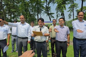 रुद्रपुर, 05 जून, 2025 (समय बोल रहा ) - विश्व पर्यावरण दिवस के अवसर पर रुद्रपुर में पर्यावरण संरक्षण का एक बड़ा संदेश दिया गया। जिलाधिकारी नितिन सिंह भदौरिया के नेतृत्व में वरिष्ठ अधिकारियों ने न केवल फलदार पौधे लगाए, बल्कि जनता को पर्यावरण बचाने और मतदान करने की दोहरी शपथ भी दिलाई। यह पहल आगामी हरेला पर्व और वर्षाकाल तक चलने वाले वृहद पौधारोपण अभियान की शुरुआत है, जिसमें जनभागीदारी पर विशेष जोर दिया जाएगा। यह आयोजन पर्यावरण के प्रति जागरूकता बढ़ाने और नागरिकों को अपनी जिम्मेदारी समझने के लिए प्रेरित करने का एक महत्वपूर्ण कदम है। अधिकारियों ने किया पौधारोपण: पर्यावरण संरक्षण का दिया संदेश विश्व पर्यावरण दिवस के मौके पर, जिलाधिकारी नितिन सिंह भदौरिया स्वयं अग्रिम पंक्ति में रहे। उन्होंने मुख्य विकास अधिकारी मनीष कुमार, अपर जिलाधिकारी पंकज उपाध्याय, उप जिलाधिकारी मनीष बिष्ट, ओसी गौरव पाण्डेय और मुख्य शिक्षा अधिकारी केएस रावत सहित अन्य अधिकारियों के साथ मिलकर जिला कार्यालय परिसर और एवीएम वेयर हाउस में फलदार पौधों का रोपण किया। यह प्रतीकात्मक पहल अधिकारियों द्वारा पर्यावरण संरक्षण के प्रति अपनी प्रतिबद्धता दर्शाने का एक तरीका था। पौधारोपण के बाद, जिलाधिकारी ने सभी को पर्यावरण दिवस की बधाई दी और प्रकृति के महत्व पर प्रकाश डाला। उन्होंने कहा कि "पौधे हमें शुद्ध हवा और पानी देते हैं, और पर्यावरण तथा जल संरक्षण के लिए भी ये अत्यंत महत्वपूर्ण हैं। इसलिए, हम सभी को अधिक से अधिक पौधारोपण करना चाहिए और लगाए गए पौधों का संरक्षण भी सुनिश्चित करना चाहिए।" उनका यह संदेश केवल पेड़ लगाने तक सीमित नहीं था, बल्कि उन्होंने पौधों की देखभाल और उनके दीर्घकालिक पोषण पर भी जोर दिया। वृहद पौधारोपण अभियान: ग्राम पंचायत से जिला स्तर तक जनभागीदारी जिलाधिकारी ने घोषणा की कि हरेला पर्व और आगामी वर्षाकाल में जनपद में एक वृहद पौधारोपण अभियान चलाया जाएगा। यह अभियान सिर्फ एक दिन का नहीं, बल्कि एक लंबी अवधि तक चलेगा, जिसका उद्देश्य रुद्रपुर को हरा-भरा बनाना है। इस अभियान की सबसे खास बात यह है कि यह ग्राम पंचायत स्तर से लेकर न्याय पंचायत, ब्लॉक स्तर और जिला स्तर तक चलाया जाएगा, जिससे हर नागरिक इसमें अपनी भागीदारी सुनिश्चित कर सके। इस महा-अभियान में सभी जनप्रतिनिधियों, स्वयं सहायता समूहों, स्कूली बच्चों के साथ ही व्यापक जनसहभागिता सुनिश्चित की जाएगी। जिलाधिकारी ने बताया कि यह केवल सरकारी कार्यक्रम नहीं होगा, बल्कि एक जन आंदोलन का रूप लेगा, जिसमें हर कोई पर्यावरण संरक्षण के इस महायज्ञ में अपना योगदान देगा। सामूहिक प्रयासों से ही हम अपने पर्यावरण को सुरक्षित रख सकते हैं और आने वाली पीढ़ियों के लिए एक स्वस्थ भविष्य का निर्माण कर सकते हैं। दोहरी शपथ और पुरस्कार वितरण: पर्यावरण और निर्वाचन जागरूकता विश्व पर्यावरण दिवस के अवसर पर, जिलाधिकारी ने उपस्थित सभी लोगों को पर्यावरण संरक्षण और प्लास्टिक प्रदूषण समाप्त करने की महत्वपूर्ण शपथ दिलाई। यह शपथ लोगों को पर्यावरण के प्रति अपनी नैतिक जिम्मेदारी का एहसास दिलाने और उन्हें अपनी दैनिक आदतों में बदलाव लाने के लिए प्रेरित करने हेतु थी। इसके साथ ही, स्वीप कार्यक्रम (Systematic Voters' Education and Electoral Participation) के अंतर्गत, जिलाधिकारी ने सभी को निर्वाचनों में मतदान करने की भी शपथ दिलाई। यह पहल पर्यावरण जागरूकता के साथ-साथ लोकतांत्रिक प्रक्रिया में सक्रिय भागीदारी के महत्व को भी रेखांकित करती है। कार्यक्रम में विभिन्न स्कूलों में आयोजित निबंध, चित्रकला, और भाषण प्रतियोगिताओं के विजेता छात्र-छात्राओं को पुरस्कृत किया गया, जिससे युवाओं में पर्यावरण के प्रति जागरूकता और रचनात्मकता को बढ़ावा मिला। इसके अतिरिक्त, कुछ विशेष मतदाताओं को भी सम्मानित किया गया। वृद्ध मतदाता सेहरू निशा, संजीदा, और शीला देवी, दिव्यांग मतदाता अरविंद चौधरी और अनिल मालाकार, तथा युवा मतदाता हीना, हसन, और सैफअली को जूट के बैग देकर सम्मानित किया गया। यह सम्मान न केवल उनके महत्व को दर्शाता है, बल्कि अन्य लोगों को भी प्रेरणा देता है। गणमान्य व्यक्तियों की उपस्थिति: एक सामूहिक प्रयास इस महत्वपूर्ण कार्यक्रम में कई गणमान्य व्यक्ति और अधिकारी मौजूद थे, जो इस पहल की गंभीरता और सामूहिक प्रयास को दर्शाते हैं। इस अवसर पर मुख्य कृषि अधिकारी डॉ. अभय सक्सेना, जिला शिक्षा अधिकारी हरेंद्र मिश्रा, अधिशासी अभियंता सिंचाई बीएस डांगी, जिला पंचायत राज अधिकारी महेश कुमार, सहायक जिला निर्वाचन अधिकारी राजेंद्र सिंह अधिकारी, जिला समाज कल्याण अधिकारी अमन अनिरुद्ध, जिला प्रोबेशन अधिकारी व्योमा जैन, अर्जुन पुरस्कार विजेता/स्वीप आइकॉन मनोज सरकार, जिला आपदा प्रबंधन अधिकारी उमाशंकर नेगी सहित कलेक्ट्रेट के सभी स्टाफ और विभिन्न विद्यालयों के छात्र-छात्राएं आदि उपस्थित थे। इन सभी की उपस्थिति ने यह संदेश दिया कि पर्यावरण संरक्षण और लोकतांत्रिक मूल्यों को बढ़ावा देने के