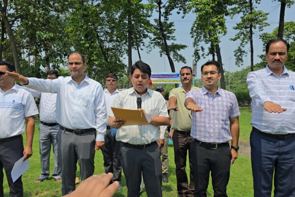 रुद्रपुर, 05 जून, 2025 (समय बोल रहा ) - विश्व पर्यावरण दिवस के अवसर पर रुद्रपुर में पर्यावरण संरक्षण का एक बड़ा संदेश दिया गया। जिलाधिकारी नितिन सिंह भदौरिया के नेतृत्व में वरिष्ठ अधिकारियों ने न केवल फलदार पौधे लगाए, बल्कि जनता को पर्यावरण बचाने और मतदान करने की दोहरी शपथ भी दिलाई। यह पहल आगामी हरेला पर्व और वर्षाकाल तक चलने वाले वृहद पौधारोपण अभियान की शुरुआत है, जिसमें जनभागीदारी पर विशेष जोर दिया जाएगा। यह आयोजन पर्यावरण के प्रति जागरूकता बढ़ाने और नागरिकों को अपनी जिम्मेदारी समझने के लिए प्रेरित करने का एक महत्वपूर्ण कदम है। अधिकारियों ने किया पौधारोपण: पर्यावरण संरक्षण का दिया संदेश विश्व पर्यावरण दिवस के मौके पर, जिलाधिकारी नितिन सिंह भदौरिया स्वयं अग्रिम पंक्ति में रहे। उन्होंने मुख्य विकास अधिकारी मनीष कुमार, अपर जिलाधिकारी पंकज उपाध्याय, उप जिलाधिकारी मनीष बिष्ट, ओसी गौरव पाण्डेय और मुख्य शिक्षा अधिकारी केएस रावत सहित अन्य अधिकारियों के साथ मिलकर जिला कार्यालय परिसर और एवीएम वेयर हाउस में फलदार पौधों का रोपण किया। यह प्रतीकात्मक पहल अधिकारियों द्वारा पर्यावरण संरक्षण के प्रति अपनी प्रतिबद्धता दर्शाने का एक तरीका था। पौधारोपण के बाद, जिलाधिकारी ने सभी को पर्यावरण दिवस की बधाई दी और प्रकृति के महत्व पर प्रकाश डाला। उन्होंने कहा कि "पौधे हमें शुद्ध हवा और पानी देते हैं, और पर्यावरण तथा जल संरक्षण के लिए भी ये अत्यंत महत्वपूर्ण हैं। इसलिए, हम सभी को अधिक से अधिक पौधारोपण करना चाहिए और लगाए गए पौधों का संरक्षण भी सुनिश्चित करना चाहिए।" उनका यह संदेश केवल पेड़ लगाने तक सीमित नहीं था, बल्कि उन्होंने पौधों की देखभाल और उनके दीर्घकालिक पोषण पर भी जोर दिया। वृहद पौधारोपण अभियान: ग्राम पंचायत से जिला स्तर तक जनभागीदारी जिलाधिकारी ने घोषणा की कि हरेला पर्व और आगामी वर्षाकाल में जनपद में एक वृहद पौधारोपण अभियान चलाया जाएगा। यह अभियान सिर्फ एक दिन का नहीं, बल्कि एक लंबी अवधि तक चलेगा, जिसका उद्देश्य रुद्रपुर को हरा-भरा बनाना है। इस अभियान की सबसे खास बात यह है कि यह ग्राम पंचायत स्तर से लेकर न्याय पंचायत, ब्लॉक स्तर और जिला स्तर तक चलाया जाएगा, जिससे हर नागरिक इसमें अपनी भागीदारी सुनिश्चित कर सके। इस महा-अभियान में सभी जनप्रतिनिधियों, स्वयं सहायता समूहों, स्कूली बच्चों के साथ ही व्यापक जनसहभागिता सुनिश्चित की जाएगी। जिलाधिकारी ने बताया कि यह केवल सरकारी कार्यक्रम नहीं होगा, बल्कि एक जन आंदोलन का रूप लेगा, जिसमें हर कोई पर्यावरण संरक्षण के इस महायज्ञ में अपना योगदान देगा। सामूहिक प्रयासों से ही हम अपने पर्यावरण को सुरक्षित रख सकते हैं और आने वाली पीढ़ियों के लिए एक स्वस्थ भविष्य का निर्माण कर सकते हैं। दोहरी शपथ और पुरस्कार वितरण: पर्यावरण और निर्वाचन जागरूकता विश्व पर्यावरण दिवस के अवसर पर, जिलाधिकारी ने उपस्थित सभी लोगों को पर्यावरण संरक्षण और प्लास्टिक प्रदूषण समाप्त करने की महत्वपूर्ण शपथ दिलाई। यह शपथ लोगों को पर्यावरण के प्रति अपनी नैतिक जिम्मेदारी का एहसास दिलाने और उन्हें अपनी दैनिक आदतों में बदलाव लाने के लिए प्रेरित करने हेतु थी। इसके साथ ही, स्वीप कार्यक्रम (Systematic Voters' Education and Electoral Participation) के अंतर्गत, जिलाधिकारी ने सभी को निर्वाचनों में मतदान करने की भी शपथ दिलाई। यह पहल पर्यावरण जागरूकता के साथ-साथ लोकतांत्रिक प्रक्रिया में सक्रिय भागीदारी के महत्व को भी रेखांकित करती है। कार्यक्रम में विभिन्न स्कूलों में आयोजित निबंध, चित्रकला, और भाषण प्रतियोगिताओं के विजेता छात्र-छात्राओं को पुरस्कृत किया गया, जिससे युवाओं में पर्यावरण के प्रति जागरूकता और रचनात्मकता को बढ़ावा मिला। इसके अतिरिक्त, कुछ विशेष मतदाताओं को भी सम्मानित किया गया। वृद्ध मतदाता सेहरू निशा, संजीदा, और शीला देवी, दिव्यांग मतदाता अरविंद चौधरी और अनिल मालाकार, तथा युवा मतदाता हीना, हसन, और सैफअली को जूट के बैग देकर सम्मानित किया गया। यह सम्मान न केवल उनके महत्व को दर्शाता है, बल्कि अन्य लोगों को भी प्रेरणा देता है। गणमान्य व्यक्तियों की उपस्थिति: एक सामूहिक प्रयास इस महत्वपूर्ण कार्यक्रम में कई गणमान्य व्यक्ति और अधिकारी मौजूद थे, जो इस पहल की गंभीरता और सामूहिक प्रयास को दर्शाते हैं। इस अवसर पर मुख्य कृषि अधिकारी डॉ. अभय सक्सेना, जिला शिक्षा अधिकारी हरेंद्र मिश्रा, अधिशासी अभियंता सिंचाई बीएस डांगी, जिला पंचायत राज अधिकारी महेश कुमार, सहायक जिला निर्वाचन अधिकारी राजेंद्र सिंह अधिकारी, जिला समाज कल्याण अधिकारी अमन अनिरुद्ध, जिला प्रोबेशन अधिकारी व्योमा जैन, अर्जुन पुरस्कार विजेता/स्वीप आइकॉन मनोज सरकार, जिला आपदा प्रबंधन अधिकारी उमाशंकर नेगी सहित कलेक्ट्रेट के सभी स्टाफ और विभिन्न विद्यालयों के छात्र-छात्राएं आदि उपस्थित थे। इन सभी की उपस्थिति ने यह संदेश दिया कि पर्यावरण संरक्षण और लोकतांत्रिक मूल्यों को बढ़ावा देने के