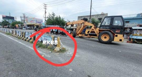 रामनगर मे टांडा चौराहे पर 'मौत के डिवाइडर' से टकराई कार, काशीपुर की ओर से आ रहे 24 वर्षीय युवक की मौत 2 kashipur divaider mott
