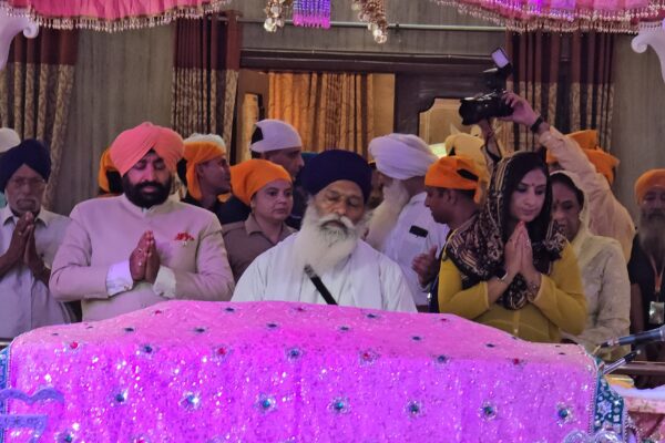 काशीपुर, 16 जून, 2025 (समय बोल रहा ) - उत्तराखंड के राज्यपाल लेफ्टिनेंट जनरल (सेनि) गुरमीत सिंह सोमवार को एक व्यस्त और बहुआयामी दौरे पर रहे। उन्होंने सुबह गुरुद्वारा श्री ननकाना साहिब में मत्था टेककर प्रदेश की सुख-समृद्धि और खुशहाली की कामना की, वहीं बाद में ऊधमसिंह नगर जिले (जिसमें काशीपुर भी आता है) में अधिकारियों के साथ बैठक कर विभिन्न फ्लैगशिप योजनाओं के क्रियान्वयन की समीक्षा की। राज्यपाल के इस दौरे ने धर्म और जनसेवा के समन्वय का एक अनूठा उदाहरण प्रस्तुत किया। गुरुद्वारा श्री ननकाना साहिब में आध्यात्मिकता का अनुभव: "बाबा नानक की छवि हर चेहरे पर" सोमवार की शुरुआत राज्यपाल लेफ्टिनेंट जनरल (सेनि) गुरमीत सिंह और उनके परिवार के लिए अत्यंत आध्यात्मिक रही। उन्होंने उत्तराखंड में स्थित गुरुद्वारा श्री ननकाना साहिब के दर्शन किए। इस अवसर पर राज्यपाल ने अपने अनुभव साझा करते हुए कहा कि उन्हें बाबा नानक के आदेश से ही गुरुद्वारा ननकाना साहिब के दर्शन का सौभाग्य प्राप्त हुआ है। उन्होंने भावुक होकर कहा, "मुझे यहां हर बंदे के चेहरे पर बाबा नानक की छवि दिखाई दी।" यह दर्शाता है कि गुरुद्वारे का वातावरण और वहां के लोगों की सेवा भावना उन्हें कितनी गहराई से प्रभावित कर गई। राज्यपाल ने गुरुद्वारा परिसर के सरोवर के भी दर्शन किए और वहां के आध्यात्मिक वातावरण, सेवा भावना और समर्पण की सराहना की। उन्होंने कहा कि गुरुद्वारे में जो "पारिवारिक प्रेम" मिला, वह अनुपम है। यह प्रेम, एकता और समर्पण की सच्ची भावना को परिलक्षित करता है, जो गुरु नानक देव जी की शिक्षाओं का मूल है। राज्यपाल ने विशेष रूप से गुरु नानक देव जी के पहले संदेश "एक ओंकार" का उल्लेख किया, जो एकता और परिवार की भावना को दर्शाता है। उन्होंने यह भी कहा कि गुरु नानक देव जी द्वारा दिया गया 14 शब्दों का मूल मंत्र संपूर्ण ब्रह्मांड को परिभाषित करता है। राज्यपाल ने बताया कि यहां आकर उन्हें एक अलग ही आध्यात्मिक ऊर्जा और दिव्यता का अनुभव हुआ। उन्होंने बाबा नानक की शिक्षाओं - सादगी, नम्रता, मासूमियत और करुणा - को यहां की सेवा में स्पष्ट रूप से देखा। राज्यपाल ने इस अवसर पर बाबा सुरेंद्र सिंह का भी विशेष आभार व्यक्त किया। उन्होंने कहा कि बाबा सुरेंद्र सिंह ने गुरुद्वारा साहब को एक ऐसे सेवा स्थल में परिवर्तित कर दिया है, जहां से सकारात्मक ऊर्जा और शिक्षा की धारा निरंतर प्रवाहित होती है। राज्यपाल ने विशेष रूप से बेटियों और बच्चों के लिए किए जा रहे शैक्षिक प्रयासों को "सराहनीय" और "समाज के लिए प्रेरणा स्रोत" बताया। इस दौरान विधायक त्रिलोक सिंह चीमा, पूर्व विधायक हरभजन सिंह चीमा, बाबा सुरेन्द्र सिंह, बाबा गुरजंत सिंह, बाबा हरि सिंह, बाबा लाखन सिंह, गुरविंदर सिंह चंडोक, दिलप्रीत सेठी व खालसा फांउडेशन के कार्यकर्ता सहित कई गणमान्य व्यक्ति मौजूद रहे। ऊधमसिंह नगर (काशीपुर) में विकास कार्यों की समीक्षा: अधिकारियों को दिए कड़े निर्देश आध्यात्मिक यात्रा के बाद, राज्यपाल लेफ्टिनेंट जनरल (सेनि) गुरमीत सिंह ने प्रशासनिक मोर्चे पर सक्रियता दिखाते हुए ऊधमसिंह नगर जिले के अधिकारियों की एक महत्वपूर्ण बैठक ली। यह बैठक सोमवार को मंडी गेस्ट हाउस में आयोजित की गई। राज्यपाल ने रुद्रपुर में लिगेसी वेस्ट निस्तारण (पुराने कचरे का प्रबंधन) कार्य की सराहना की, जो जिला प्रशासन के प्रयासों का परिणाम है। उन्होंने जिला विकास अधिकारी (सीडीओ) को पांच प्रमुख सरकारी योजनाओं की सफलता की कहानियाँ उपलब्ध कराने के निर्देश दिए। साथ ही, सभी 'फ्लैगशिप योजनाओं' (सरकार की सबसे महत्वपूर्ण योजनाएं) के क्रियान्वयन का लिखित विवरण भी मांगा। यह दर्शाता है कि राज्यपाल योजनाओं के जमीनी स्तर पर क्रियान्वयन और उनके वास्तविक प्रभाव को लेकर गंभीर हैं। बैठक में जिलाधिकारी नितिन सिंह भदौरिया ने राज्यपाल को जिले में चल रहे विकास कार्यों और उपलब्धियों की जानकारी दी। उन्होंने बताया कि ऊधमसिंह नगर जिला बीस सूत्रीय कार्यक्रम में गत वित्तीय वर्ष में पूरे प्रदेश में प्रथम स्थान पर रहा है। इस उपलब्धि पर राज्यपाल ने जिला प्रशासन की पूरी टीम को बधाई दी। जिलाधिकारी ने भारत सरकार की महत्वाकांक्षी जल जीवन मिशन के कार्यों की प्रगति से भी अवगत कराया। उन्होंने बताया कि जल जीवन मिशन के तहत जिले में 94 प्रतिशत कार्य पूर्ण कर लिया गया है, और शेष 6 प्रतिशत कार्य अंतिम चरण में है। यह भी बताया गया कि जल जीवन मिशन के तहत सभी आंगनबाड़ी केंद्रों में जल संयोजन का कार्य पूरा कर लिया गया है, जिससे बच्चों और कार्यकर्ताओं को स्वच्छ पेयजल उपलब्ध हो सकेगा। जनपद में गिर रहे भू-जल स्तर की समस्या पर चिंता व्यक्त करते हुए, जिलाधिकारी ने बताया कि इस समस्या से निपटने के लिए ग्रीष्मकालीन धान की खेती पर रोक लगाई गई है। इसके अलावा, जनपद में सरकारी जमीनों पर अतिक्रमण को चिह्नित कर उसे हटाने का अभियान भी तेजी से चलाया जा रहा है। ड्रग्स और साइबर अपराध के खिलाफ भी पुलिस और प्रशासन मिलकर अभियान चला रहे हैं, जिसके तहत कई महत्वपूर्ण कार्रवाईयां की गई हैं। उन्होंने महिला समूहों को मजबूत करने और उनके उत्पादों को बाजार उपलब्ध कराने के प्रयासों की भी जानकारी दी। बताया गया कि महिला समूहों को जनपद, प्रदेश और देश के विभिन्न मेलों के माध्यम से बाजार उपलब्ध कराया जा रहा है, जिससे वे आर्थिक रूप से सशक्त हो सकें। इस बैठक में वरिष्ठ पुलिस अधीक्षक मणिकांत मिश्रा, सीडीओ मनीष कुमार, एसपी क्राइम निहारि