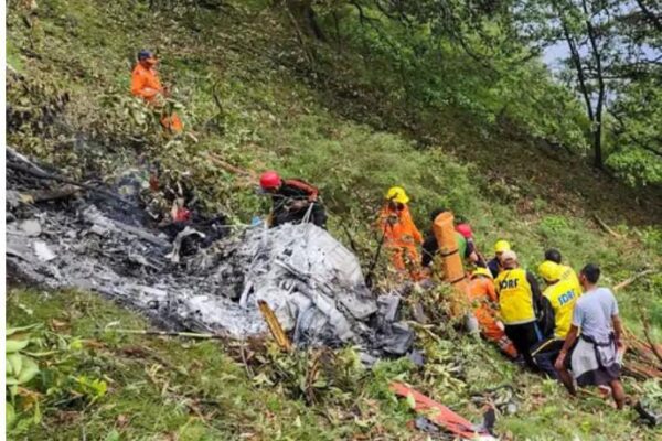 रुद्रप्रयाग, 15 जून, 2025 (समय बोल रहा ) - देवभूमि उत्तराखंड के केदारनाथ धाम के पास रविवार को एक हृदय विदारक हेलीकॉप्टर दुर्घटना में उसमें सवार सात लोगों की दुखद मौत हो गई। यह हादसा उत्तराखंड में चारधाम यात्रा मार्ग पर 40 दिनों से भी कम समय में हुई पांचवीं हेलीकॉप्टर दुर्घटना है, जिसने तीर्थयात्रियों और प्रशासन दोनों की चिंता बढ़ा दी है। इस दर्दनाक घटना में पायलट सहित 6 श्रद्धालु, जिनमें एक 23 महीने का बच्चा भी शामिल था, ने अपनी जान गंवा दी। सुबह-सुबह हुआ हादसा: 'आर्यन एविएशन' का हेलीकॉप्टर दुर्घटनाग्रस्त रुद्रप्रयाग के जिला आपदा प्रबंधन अधिकारी नंदन सिंह रजवार ने इस घटना की पुष्टि करते हुए बताया कि दुर्घटना सुबह लगभग साढ़े पांच बजे हुई। 'आर्यन एविएशन' नामक निजी कंपनी का यह हेलीकॉप्टर केदारनाथ धाम से गुप्तकाशी के लिए उड़ान भरने के तुरंत बाद गौरीकुंड के घने जंगलों के ऊपर अचानक दुर्घटनाग्रस्त हो गया। घटना इतनी भीषण थी कि हेलीकॉप्टर से आग की लपटें उठती देखी जा सकती थीं, जिसका एक वीडियो स्थानीय लोगों को प्राप्त हुआ है और वह सोशल मीडिया पर वायरल हो रहा है। वीडियो में दुर्घटनास्थल से उठता घना काला धुआं और आग की भयावहता साफ देखी जा सकती है, जो हादसे की गंभीरता को बयान करता है। नंदन सिंह रजवार के अनुसार, शुरुआती जांच में खराब मौसम और कम दृश्यता को इस हादसे का मुख्य कारण माना जा रहा है। पहाड़ी क्षेत्रों में मौसम अचानक बदल जाता है और घने कोहरे या बादलों के कारण दृश्यता शून्य हो सकती है, जिससे विमानों का संचालन बेहद चुनौतीपूर्ण हो जाता है। मृतकों की पहचान: महाराष्ट्र और उत्तर प्रदेश के श्रद्धालु शामिल रुद्रप्रयाग जिले की पुलिस ने दुर्घटना में जान गंवाने वाले सभी सात लोगों की पहचान की पुष्टि की है। मृतकों में महाराष्ट्र निवासी राजकुमार सुरेश जायसवाल (41), उनकी पत्नी श्रद्धा जायसवाल (35) और उनकी बेटी काशी (23 माह) शामिल हैं। यह परिवार बाबा केदार के दर्शन कर वापस लौट रहा था जब वे इस हादसे का शिकार हो गए। इसके अतिरिक्त, उत्तर प्रदेश निवासी विनोद देवी (66) और तुसथी सिंह (19) भी इस दुर्घटना में मारे गए। उत्तराखंड केदारनाथ निवासी विक्रम तथा हेलीकॉप्टर के पायलट राजवीर सिंह चौहान ने भी अपनी जान गंवाई। इन सभी के निधन से पूरे राज्य में शोक की लहर दौड़ गई है और तीर्थ यात्रा पर सुरक्षा को लेकर गंभीर सवाल खड़े हो गए हैं। तत्काल राहत एवं बचाव कार्य: एजेंसियों की त्वरित प्रतिक्रिया दुर्घटना की सूचना मिलते ही प्रशासन और संबंधित एजेंसियां तुरंत हरकत में आ गईं। रुद्रप्रयाग के जिला पर्यटन विकास अधिकारी और हेली सेवा के नोडल अधिकारी राहुल चौबे ने बताया कि हेलीकॉप्टर से संपर्क टूटने के तुरंत बाद उसकी खोजबीन शुरू कर दी गई थी, जिसके बाद दुर्घटनास्थल का पता चला। राष्ट्रीय आपदा मोचन बल (NDRF), राज्य आपदा प्रतिवादन बल (SDRF), पुलिस और अन्य स्थानीय एजेंसियां तुरंत मौके पर पहुंचीं। स्थानीय लोगों के सहयोग से राहत एवं बचाव कार्य युद्धस्तर पर शुरू किए गए। दुर्गम पहाड़ी क्षेत्र और दुर्घटनाग्रस्त हेलीकॉप्टर के मलबे के कारण बचाव कार्यों में शुरुआती चुनौती आई, लेकिन टीमों ने अपनी पूरी क्षमता से काम करते हुए मृतकों के शवों को निकालने का प्रयास किया। यह स्थानीय प्रशासन और बचाव दलों की त्वरित प्रतिक्रिया को दर्शाता है, जो ऐसे आपातकालीन स्थितियों में तुरंत सहायता प्रदान करने के लिए प्रशिक्षित हैं। लगातार हो रही दुर्घटनाएं: सुरक्षा पर गंभीर सवाल केदारनाथ के पास हुई यह दुर्घटना उत्तराखंड के चारधाम यात्रा मार्ग पर 40 दिनों से भी कम समय में हुई पांचवीं हेलीकॉप्टर दुर्घटना है।5 यह आंकड़ा हेलीकॉप्टर सेवाओं की सुरक्षा और पहाड़ी इलाकों में उनके संचालन की चुनौतियों पर गंभीर सवाल खड़े करता है। 8 मई को उत्तरकाशी जिले में: गंगोत्री धाम जा रहा एक हेलीकॉप्टर दुर्घटनाग्रस्त हो गया था, जिसमें छह लोगों की मौत हो गई थी। 7 जून को केदारनाथ जा रहा एक हेलीकॉप्टर: उड़ान भरते ही तकनीकी खराबी के कारण सड़क पर आपात लैंडिंग करनी पड़ी थी।6 इस घटना में पायलट को चोटें आई थीं, लेकिन उसमें सवार पांच श्रद्धालु सुरक्षित बच गए थे। इन लगातार हो रही घटनाओं ने तीर्थयात्रियों के मन में हेलीकॉप्टर यात्रा को लेकर भय पैदा कर दिया है। प्रशासन और नागरिक उड्डयन महानिदेशालय (DGCA) को इन दुर्घटनाओं के मूल कारणों की गहन जांच करनी होगी और हेलीकॉप्टर सेवाओं की सुरक्षा सुनिश्चित करने के लिए कड़े कदम उठाने होंगे। इसमें मौसम की निगरानी, पायलटों का अनुभव, हेलीकॉप्टरों का रखरखाव और आपातकालीन प्रक्रियाओं का पालन जैसी चीजें शामिल हैं। मुख्यमंत्री का दुख व्यक्त और आगे की जांच उत्तराखंड के मुख्यमंत्री पुष्कर सिंह धामी ने इस हेलीकॉप्टर दुर्घटना पर गहरा दुख व्यक्त किया है। उन्होंने सोशल मीडिया पर एक संदेश में कहा कि हेलीकॉप्टर दुर्घटनाग्रस्त होने का अत्यंत दुखद समाचार मिला है और उन्होंने राज्य आपदा प्रतिवादन बल सहित अन्य एजेंसियों को राहत एवं बचाव कार्यों में तेजी लाने के निर्देश दिए हैं। यह घटना निश्चित रूप से एक विस्तृत जांच का विषय है। नागरिक उड्डयन महानिदेशालय (DGCA) और अन्य संबंधित नियामक प्राधिकरण इस दुर्घटना के सटीक कारणों का पता लगाने के लिए एक उच्च-स्तरीय जांच शुरू करेंगे। इस जांच में ब्लैक बॉक्स डेटा, पायलट-एयर ट्रैफिक कंट्रोल रिकॉर्डिंग, हेलीकॉप्टर का रखरखाव रिकॉर्ड और मौसम संबंधी जानकारी का गहन विश्लेषण किया जाएगा। उद्देश्य यह सुनिश्चित करना है कि भविष्य में ऐसी दुर्घटनाओं को रोका जा सके और चारधाम यात्रा के लिए हेलीकॉप्टर सेवाएं पूरी तरह सुरक्षित रहें।