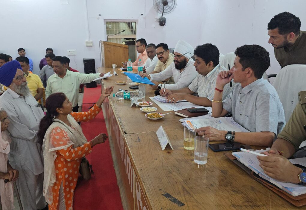 खटीमा, 03 जून, 2025 (समय बोल रहा ) - खटीमा में मंगलवार को आयोजित तहसील दिवस में जनता की समस्याओं को लेकर जिलाधिकारी नितिन सिंह भदौरिया ने सख्त रुख अपनाया। उन्होंने अधिकारियों को स्पष्ट निर्देश दिए कि वे नागरिकों की शिकायतों को गंभीरता से लेते हुए त्वरित गति से निस्तारित करना सुनिश्चित करें। जिलाधिकारी ने जोर देकर कहा कि जनता की समस्याओं का त्वरित समाधान सुनिश्चित करना सरकार की सर्वोच्च प्राथमिकता है, और इसीलिए तहसील दिवस में पंजीकृत सभी समस्याओं को निर्धारित समय सीमा के भीतर हल किया जाना चाहिए। उनकी यह चेतावनी अधिकारियों को जनहित में अधिक सक्रिय और जिम्मेदार बनने का स्पष्ट संकेत है। 91 शिकायतें पंजीकृत, 43 का मौके पर निस्तारण: जन-समस्याओं का अंबार विकास खंड सभागार में आयोजित इस तहसील दिवस में दूर-दराज से आए नागरिकों ने अपनी विभिन्न समस्याएं रखीं। कुल 91 शिकायतें दर्ज की गईं, जो विभिन्न विभागों से संबंधित थीं। इनमें पेयजल, आवास, बिजली, सड़क निर्माण व मरम्मत, जल जीवन मिशन, पुलिस, नगर पालिका, भूमि संबंधी विवाद, और आर्थिक सहायता जैसे महत्वपूर्ण मुद्दे शामिल थे। यह आंकड़ा दर्शाता है कि ग्रामीण क्षेत्रों में मूलभूत सुविधाओं और प्रशासनिक सेवाओं को लेकर अभी भी कई चुनौतियाँ मौजूद हैं। हालांकि, जिलाधिकारी की उपस्थिति और सख्त निर्देशों के चलते, 43 शिकायतों/समस्याओं का मौके पर ही निस्तारण कर दिया गया, जिससे फरियादियों को तुरंत राहत मिली। यह त्वरित समाधान प्रक्रिया तहसील दिवस की सार्थकता को दर्शाता है, जहां जनता को अपनी समस्याओं के लिए बार-बार चक्कर नहीं काटने पड़ते। जिलाधिकारी ने यह भी कहा कि समस्या जिस स्तर की है, उसका समाधान भी उसी स्तर पर सुनिश्चित किया जाना चाहिए, ताकि लोगों को अनावश्यक परेशानी का सामना न करना पड़े और उनकी समस्याओं का स्थानीय स्तर पर ही समाधान हो सके। प्रमुख शिकायतें और जिलाधिकारी के त्वरित निर्देश तहसील दिवस में कई महत्वपूर्ण शिकायतें सामने आईं, जिन पर जिलाधिकारी ने मौके पर ही अधिकारियों को आवश्यक निर्देश दिए: सड़क चौड़ीकरण और हॉट मिक्सिंग: ग्राम रतनपुरा के होशियार सिंह ज्याला और समस्त क्षेत्रवासियों ने झनकट-रतनपुरा सड़क को चौड़ीकरण और हॉट मिक्स कराने का अनुरोध किया। इस पर जिलाधिकारी ने उप जिलाधिकारी और अधिशासी अभियंता लोनिवि (लोक निर्माण विभाग) को तत्काल सड़क का निरीक्षण कर विस्तृत कार्ययोजना प्रस्ताव बनाने के निर्देश दिए। आर्थिक सहायता: बगुलिया निवासी रामचीज ने आर्थिक सहायता दिलाने का अनुरोध किया। जिलाधिकारी ने उप जिलाधिकारी को यह मामला मुख्यमंत्री कार्यालय को भेजने के निर्देश दिए ताकि पीड़ित को जल्द से जल्द मदद मिल सके। जल जीवन मिशन में नियुक्ति: नगला तराई निवासी राहुल सिंह, कुटरी निवासी दीपक शर्मा, गौहर पटिया निवासी गिरीश चंद्र और नौगवाठग्गू निवासी विकास सिंह ने जल जीवन मिशन योजना के अंतर्गत नल जल मित्र के रूप में नियुक्ति दिलाने का अनुरोध किया। जिलाधिकारी ने अधिशासी अभियंता पेयजल को इस संबंध में तत्काल कार्यवाही करने के निर्देश दिए। पेयजल कनेक्शन: झनकट निवासी वीरेंद्र सिंह और समस्त ग्रामवासी कुमराहा ने जेजेएम (जल जीवन मिशन) पेयजल कनेक्शन दिलाने का अनुरोध किया। जिलाधिकारी ने अधिशासी अभियंता पेयजल निगम को शीघ्र पेयजल संयोजन करने का आदेश दिया। नाले का चौड़ीकरण और सफाई: नगला तराई निवासी प्रकाश तिवारी ने नई बस्ती तिवारी फार्म के पास ग्राम नगला तराई और दमगड़ा के मध्य नाले के चौड़ीकरण और सफाई का अनुरोध किया। जिलाधिकारी ने उप जिलाधिकारी और अधिशासी अभियंता सिंचाई को मौके का स्थलीय निरीक्षण कर कार्ययोजना बनाकर शीघ्र नाला सफाई कराने के निर्देश दिए। अवैध शराब पर लगाम: ग्राम चारूबेटा पहाड़ी कॉलोनी निवासी राम सिंह धामी ने क्षेत्र में अवैध शराब निर्माण व बिक्री को रोकने का अनुरोध किया। इस पर जिलाधिकारी ने एसएसपी (वरिष्ठ पुलिस अधीक्षक) और जिला आबकारी अधिकारी को तत्काल अवैध शराब कारोबारियों के खिलाफ सख्त कार्यवाही करने के निर्देश दिए। विद्युत समस्या और अतिक्रमण: वार्ड नं. 14 तिलक नगर निवासी संतोष मेहरोत्रा ने अघोषित विद्युत कटौती और लो वोल्टेज की समस्या के समाधान तथा टनकपुर रोड पर सब्जी मंडी के प्रवेश द्वार पर अतिक्रमणमुक्त कराने का अनुरोध किया। जिलाधिकारी ने अधिशासी अभियंता विद्युत को लो वोल्टेज की समस्या का शीघ्र समाधान करने और उप जिलाधिकारी को अवैध अतिक्रमण चिन्हित करते हुए अतिक्रमणमुक्त कराने के निर्देश दिए। ग्राम सड़क और नाली निर्माण: वार्ड नं. 8 अमाऊ निवासी गंभीर सिंह धामी ने खेतल सण्डा में लिंक रोड से चंचल सिंह बिष्ट के घर से होते हुए और ग्राम सभा भुड़ाई में लिंक रोड से भूपेंद्र सिंह के घर तक सीसी रोड (कंक्रीट सड़क) और नाली बनाने का अनुरोध किया। जिलाधिकारी ने खंड विकास अधिकारी को इस संबंध में कार्ययोजना बनाते हुए कार्य कराने के निर्देश दिए। अनुपस्थित अधिकारी पर कड़ी कार्रवाई: जनता की सुनवाई सर्वोपरि जिलाधिकारी नितिन सिंह भदौरिया ने तहसील दिवस के अंत में एक बार फिर अधिकारियों को निर्देशित किया कि तहसील दिवस में उठी समस्याओं को गंभीरता से लेते हुए समयबद्ध तरीके से निस्तारण करना सुनिश्चित करें। उन्होंने दोहराया कि जन समस्याओं का निस्तारण और जन कल्याणकारी योजनाओं का लाभ जनता तक पहुंचाना सरकार की प्राथमिकता है, और इसलिए सभी अधिकारियों को अपने-अपने क्षेत्रों में जाकर जन समस्याओं को सुनना और उनका निस्तारण करना सुनिश्चित करना चाहिए। इस दौरान एक महत्वपूर्ण कदम उठाते हुए, जिलाधिकारी ने तहसील दिवस में अनुपस्थित रहने पर अधिशासी अभियंता जल संस्थान का वेतन रोकने के निर्देश दिए। यह कार्रवाई स्पष्ट संदेश देती है कि जनता की समस्याओं के प्रति लापरवाही बर्दाश्त नहीं की जाएगी और अधिकारियों को अपने कर्तव्यों के प्रति जवाबदेह रहना होगा। तहसील दिवस में अध्यक्ष नगर पालिका रमेश चंद्र जोशी, रणजीत सिंह नामधारी, गंभीर सिंह धामी, उप जिलाधिकारी रविंद्र बिष्ट, एसीएमओ डॉ. एसपी सिंह, मुख्य शिक्षा अधिकारी केएस रावत, सीओ विमल रावत, सीएमएस डॉ. वीपी सिंह, महाप्रबंधक उद्योग विपिन कुमार, अधिशासी अभियंता लघु सिंचाई सुशील कुमार, जल निगम पीएन चौधरी, लोनिवि एसके अग्रवाल, जिला पूर्ति अधिकारी विपिन कुमार, जिला क्रीड़ा अधिकारी जानकी कार्की, जिला समाज कल्याण अधिकारी अमन अनिरुद्ध, जिला प्रोबेशन अधिकारी व्योमा जैन, जिला पर्यटन अधिकारी तला बिष्ट, जिला सेवायोजन अधिकारी राकेश दुर्गापाल सहित कई अन्य अधिकारी उपस्थित थे। यह सभी अधिकारियों की उपस्थिति इस बात को