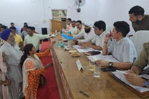 खटीमा, 03 जून, 2025 (समय बोल रहा ) - खटीमा में मंगलवार को आयोजित तहसील दिवस में जनता की समस्याओं को लेकर जिलाधिकारी नितिन सिंह भदौरिया ने सख्त रुख अपनाया। उन्होंने अधिकारियों को स्पष्ट निर्देश दिए कि वे नागरिकों की शिकायतों को गंभीरता से लेते हुए त्वरित गति से निस्तारित करना सुनिश्चित करें। जिलाधिकारी ने जोर देकर कहा कि जनता की समस्याओं का त्वरित समाधान सुनिश्चित करना सरकार की सर्वोच्च प्राथमिकता है, और इसीलिए तहसील दिवस में पंजीकृत सभी समस्याओं को निर्धारित समय सीमा के भीतर हल किया जाना चाहिए। उनकी यह चेतावनी अधिकारियों को जनहित में अधिक सक्रिय और जिम्मेदार बनने का स्पष्ट संकेत है। 91 शिकायतें पंजीकृत, 43 का मौके पर निस्तारण: जन-समस्याओं का अंबार विकास खंड सभागार में आयोजित इस तहसील दिवस में दूर-दराज से आए नागरिकों ने अपनी विभिन्न समस्याएं रखीं। कुल 91 शिकायतें दर्ज की गईं, जो विभिन्न विभागों से संबंधित थीं। इनमें पेयजल, आवास, बिजली, सड़क निर्माण व मरम्मत, जल जीवन मिशन, पुलिस, नगर पालिका, भूमि संबंधी विवाद, और आर्थिक सहायता जैसे महत्वपूर्ण मुद्दे शामिल थे। यह आंकड़ा दर्शाता है कि ग्रामीण क्षेत्रों में मूलभूत सुविधाओं और प्रशासनिक सेवाओं को लेकर अभी भी कई चुनौतियाँ मौजूद हैं। हालांकि, जिलाधिकारी की उपस्थिति और सख्त निर्देशों के चलते, 43 शिकायतों/समस्याओं का मौके पर ही निस्तारण कर दिया गया, जिससे फरियादियों को तुरंत राहत मिली। यह त्वरित समाधान प्रक्रिया तहसील दिवस की सार्थकता को दर्शाता है, जहां जनता को अपनी समस्याओं के लिए बार-बार चक्कर नहीं काटने पड़ते। जिलाधिकारी ने यह भी कहा कि समस्या जिस स्तर की है, उसका समाधान भी उसी स्तर पर सुनिश्चित किया जाना चाहिए, ताकि लोगों को अनावश्यक परेशानी का सामना न करना पड़े और उनकी समस्याओं का स्थानीय स्तर पर ही समाधान हो सके। प्रमुख शिकायतें और जिलाधिकारी के त्वरित निर्देश तहसील दिवस में कई महत्वपूर्ण शिकायतें सामने आईं, जिन पर जिलाधिकारी ने मौके पर ही अधिकारियों को आवश्यक निर्देश दिए: सड़क चौड़ीकरण और हॉट मिक्सिंग: ग्राम रतनपुरा के होशियार सिंह ज्याला और समस्त क्षेत्रवासियों ने झनकट-रतनपुरा सड़क को चौड़ीकरण और हॉट मिक्स कराने का अनुरोध किया। इस पर जिलाधिकारी ने उप जिलाधिकारी और अधिशासी अभियंता लोनिवि (लोक निर्माण विभाग) को तत्काल सड़क का निरीक्षण कर विस्तृत कार्ययोजना प्रस्ताव बनाने के निर्देश दिए। आर्थिक सहायता: बगुलिया निवासी रामचीज ने आर्थिक सहायता दिलाने का अनुरोध किया। जिलाधिकारी ने उप जिलाधिकारी को यह मामला मुख्यमंत्री कार्यालय को भेजने के निर्देश दिए ताकि पीड़ित को जल्द से जल्द मदद मिल सके। जल जीवन मिशन में नियुक्ति: नगला तराई निवासी राहुल सिंह, कुटरी निवासी दीपक शर्मा, गौहर पटिया निवासी गिरीश चंद्र और नौगवाठग्गू निवासी विकास सिंह ने जल जीवन मिशन योजना के अंतर्गत नल जल मित्र के रूप में नियुक्ति दिलाने का अनुरोध किया। जिलाधिकारी ने अधिशासी अभियंता पेयजल को इस संबंध में तत्काल कार्यवाही करने के निर्देश दिए। पेयजल कनेक्शन: झनकट निवासी वीरेंद्र सिंह और समस्त ग्रामवासी कुमराहा ने जेजेएम (जल जीवन मिशन) पेयजल कनेक्शन दिलाने का अनुरोध किया। जिलाधिकारी ने अधिशासी अभियंता पेयजल निगम को शीघ्र पेयजल संयोजन करने का आदेश दिया। नाले का चौड़ीकरण और सफाई: नगला तराई निवासी प्रकाश तिवारी ने नई बस्ती तिवारी फार्म के पास ग्राम नगला तराई और दमगड़ा के मध्य नाले के चौड़ीकरण और सफाई का अनुरोध किया। जिलाधिकारी ने उप जिलाधिकारी और अधिशासी अभियंता सिंचाई को मौके का स्थलीय निरीक्षण कर कार्ययोजना बनाकर शीघ्र नाला सफाई कराने के निर्देश दिए। अवैध शराब पर लगाम: ग्राम चारूबेटा पहाड़ी कॉलोनी निवासी राम सिंह धामी ने क्षेत्र में अवैध शराब निर्माण व बिक्री को रोकने का अनुरोध किया। इस पर जिलाधिकारी ने एसएसपी (वरिष्ठ पुलिस अधीक्षक) और जिला आबकारी अधिकारी को तत्काल अवैध शराब कारोबारियों के खिलाफ सख्त कार्यवाही करने के निर्देश दिए। विद्युत समस्या और अतिक्रमण: वार्ड नं. 14 तिलक नगर निवासी संतोष मेहरोत्रा ने अघोषित विद्युत कटौती और लो वोल्टेज की समस्या के समाधान तथा टनकपुर रोड पर सब्जी मंडी के प्रवेश द्वार पर अतिक्रमणमुक्त कराने का अनुरोध किया। जिलाधिकारी ने अधिशासी अभियंता विद्युत को लो वोल्टेज की समस्या का शीघ्र समाधान करने और उप जिलाधिकारी को अवैध अतिक्रमण चिन्हित करते हुए अतिक्रमणमुक्त कराने के निर्देश दिए। ग्राम सड़क और नाली निर्माण: वार्ड नं. 8 अमाऊ निवासी गंभीर सिंह धामी ने खेतल सण्डा में लिंक रोड से चंचल सिंह बिष्ट के घर से होते हुए और ग्राम सभा भुड़ाई में लिंक रोड से भूपेंद्र सिंह के घर तक सीसी रोड (कंक्रीट सड़क) और नाली बनाने का अनुरोध किया। जिलाधिकारी ने खंड विकास अधिकारी को इस संबंध में कार्ययोजना बनाते हुए कार्य कराने के निर्देश दिए। अनुपस्थित अधिकारी पर कड़ी कार्रवाई: जनता की सुनवाई सर्वोपरि जिलाधिकारी नितिन सिंह भदौरिया ने तहसील दिवस के अंत में एक बार फिर अधिकारियों को निर्देशित किया कि तहसील दिवस में उठी समस्याओं को गंभीरता से लेते हुए समयबद्ध तरीके से निस्तारण करना सुनिश्चित करें। उन्होंने दोहराया कि जन समस्याओं का निस्तारण और जन कल्याणकारी योजनाओं का लाभ जनता तक पहुंचाना सरकार की प्राथमिकता है, और इसलिए सभी अधिकारियों को अपने-अपने क्षेत्रों में जाकर जन समस्याओं को सुनना और उनका निस्तारण करना सुनिश्चित करना चाहिए। इस दौरान एक महत्वपूर्ण कदम उठाते हुए, जिलाधिकारी ने तहसील दिवस में अनुपस्थित रहने पर अधिशासी अभियंता जल संस्थान का वेतन रोकने के निर्देश दिए। यह कार्रवाई स्पष्ट संदेश देती है कि जनता की समस्याओं के प्रति लापरवाही बर्दाश्त नहीं की जाएगी और अधिकारियों को अपने कर्तव्यों के प्रति जवाबदेह रहना होगा। तहसील दिवस में अध्यक्ष नगर पालिका रमेश चंद्र जोशी, रणजीत सिंह नामधारी, गंभीर सिंह धामी, उप जिलाधिकारी रविंद्र बिष्ट, एसीएमओ डॉ. एसपी सिंह, मुख्य शिक्षा अधिकारी केएस रावत, सीओ विमल रावत, सीएमएस डॉ. वीपी सिंह, महाप्रबंधक उद्योग विपिन कुमार, अधिशासी अभियंता लघु सिंचाई सुशील कुमार, जल निगम पीएन चौधरी, लोनिवि एसके अग्रवाल, जिला पूर्ति अधिकारी विपिन कुमार, जिला क्रीड़ा अधिकारी जानकी कार्की, जिला समाज कल्याण अधिकारी अमन अनिरुद्ध, जिला प्रोबेशन अधिकारी व्योमा जैन, जिला पर्यटन अधिकारी तला बिष्ट, जिला सेवायोजन अधिकारी राकेश दुर्गापाल सहित कई अन्य अधिकारी उपस्थित थे। यह सभी अधिकारियों की उपस्थिति इस बात को