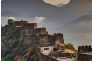 देहरादून, 19 जून, 2025 (समय बोल रहा ) - उत्तराखंड, अपनी प्राकृतिक सुंदरता और आध्यात्मिक महत्व के लिए तो जाना ही जाता है, लेकिन अब इसकी ऐतिहासिक विरासत का एक विशाल और 'छिपा हुआ खजाना' भी सामने आया है। उत्तराखंड अंतरिक्ष उपयोग केंद्र (यूसैक) के वैज्ञानिकों ने 15 साल के गहन अध्ययन के बाद राज्य के अलग-अलग हिस्सों में 400 से ज़्यादा ऐतिहासिक किले और गढ़ों की खोज की है। यह चौंकाने वाला खुलासा राज्य के इतिहास और पारंपरिक संरचनाओं के बारे में हमारी समझ को पूरी तरह से बदल देगा। अब तक जहां लोगों को केवल 52 गढ़ और किले होने की जानकारी थी, वहीं यूसैक ने कुल 403 किलों की पुष्टि की है, जिनमें 235 गढ़ और 168 किले शामिल हैं। 15 साल का अध्ययन: यूसैक की ऐतिहासिक खोज उत्तराखंड अपनी समृद्ध ऐतिहासिक और सांस्कृतिक संपदा के लिए प्रसिद्ध है। परमार, कत्यूर, और चंद जैसे शक्तिशाली राजवंशों ने सदियों तक इस क्षेत्र पर शासन किया और इसके इतिहास को आकार देने में प्रमुख भूमिका निभाई। इन राजवंशों ने अपनी सुरक्षा और शासन व्यवस्था के लिए गढ़ों और किलों का निर्माण किया था। राज्य की इसी अनमोल ऐतिहासिक और सांस्कृतिक विरासत को जानने और संरक्षित करने के उद्देश्य से उत्तराखंड अंतरिक्ष उपयोग केंद्र (यूसैक) ने एक महत्वाकांक्षी अध्ययन परियोजना हाथ में ली। यूसैक के वैज्ञानिकों ने 2008 से 2023 तक पूरे 15 वर्षों तक राज्य के सभी जिलों में व्यापक सर्वे किया। इस दौरान, उन्होंने अत्याधुनिक अंतरिक्ष प्रौद्योगिकी और जमीनी सर्वेक्षण दोनों का उपयोग करते हुए ऐतिहासिक स्थलों की पहचान की और उनका गहन अध्ययन किया। इस विस्तृत शोध के परिणामस्वरूप, यूसैक ने कुल 403 गढ़ों और किलों की पुष्टि की है। यह आंकड़ा इसलिए भी महत्वपूर्ण है क्योंकि अब तक आम जनता और कई ऐतिहासिक रिकॉर्ड्स में उत्तराखंड में बमुश्किल 52 गढ़ और किले होने की ही जानकारी थी। इस नई खोज ने राज्य की सैन्य वास्तुकला और सामरिक इतिहास की एक बिल्कुल नई तस्वीर पेश की है। खोजे गए इन 403 संरचनाओं में 235 गढ़ (Garrisons) और 168 किले (Forts) शामिल हैं, जो राज्य के विभिन्न भूभागों में फैले हुए हैं। पौड़ी में सर्वाधिक किले: सामरिक महत्व का प्रमाण यूसैक द्वारा किए गए अध्ययन में एक और दिलचस्प तथ्य सामने आया है कि पौड़ी जिले में सर्वाधिक 108 किले दर्ज किए गए हैं। विशेषज्ञों का मानना है कि इसके कई महत्वपूर्ण कारण हैं। प्रमुख कारणों में से एक यह है कि पौड़ी जिले में स्थित श्रीनगर, गढ़वाल राजवंश की राजधानी हुआ करती थी। राजधानी होने के नाते, इसकी सुरक्षा के लिए आसपास के क्षेत्रों में बड़ी संख्या में किलों और गढ़ों का निर्माण स्वाभाविक था। इसके अलावा, पौड़ी जिला भौगोलिक रूप से कुमाऊं और गढ़वाल क्षेत्र की सीमा पर स्थित है। यह एक सामरिक रूप से महत्वपूर्ण स्थान था, जहां दोनों क्षेत्रों के राजवंशों के बीच अक्सर संघर्ष होते रहते थे। अपनी सीमाओं की रक्षा और नियंत्रण बनाए रखने के लिए, विभिन्न शासकों ने पौड़ी और उसके आसपास के क्षेत्रों में बड़ी संख्या में किलेबंद संरचनाएं बनवाईं। पौड़ी में सर्वाधिक किले होने के पीछे यही मुख्य सामरिक और ऐतिहासिक कारण बताए जा रहे हैं, जो इस जिले को उत्तराखंड के किलेबंद इतिहास का केंद्र बिंदु बनाता है। अन्य जिलों में भी मौजूद हैं गढ़ और किले: एक विस्तृत सूची यूसैक के वैज्ञानिकों द्वारा किए गए इस अध्ययन ने राज्य के अन्य जिलों में भी मौजूद गढ़ों और किलों की विस्तृत जानकारी प्रदान की है। यह जानकारी उत्तराखंड के विभिन्न हिस्सों में फैली ऐतिहासिक वास्तुकला की विविधता को दर्शाती है: अल्मोड़ा: आठ गढ़ और 29 किले बागेश्वर: एक गढ़ और 11 किले चमोली: 15 गढ़ और पांच किले चम्पावत: 17 किले देहरादून: 19 गढ़ हरिद्वार: चार गढ़ नैनीताल: 18 किले रुद्रप्रयाग: 19 गढ़ और तीन किले उत्तरकाशी: 18 गढ़ और छह किले ऊधमसिंह नगर: एक किला यह भी रोचक है कि इस अध्ययन में कुछ गढ़ों की स्थिति राज्य की सीमाओं से भी जुड़ी हुई पाई गई है। तीन गढ़ हिमाचल प्रदेश की सीमा पर स्थित हैं, जबकि दो गढ़ उत्तर प्रदेश की सीमा में भी पाए गए हैं। यह तथ्य इन ऐतिहासिक संरचनाओं के क्षेत्रीय महत्व और राज्यों के बीच प्राचीन काल में रहे संबंधों को दर्शाता है। विरासत संरक्षण और पर्यटन को बढ़ावा: आगे की राह इस खोज का उत्तराखंड के पर्यटन और विरासत संरक्षण पर गहरा प्रभाव पड़ेगा। ये 403 ऐतिहासिक किले और गढ़ राज्य के पर्यटन मानचित्र पर नए आकर्षण जोड़ सकते हैं। इनके उचित संरक्षण और विकास से न केवल इतिहास प्रेमियों और शोधकर्ताओं को आकर्षित किया जा सकेगा, बल्कि स्थानीय अर्थव्यवस्था को भी बढ़ावा मिलेगा। इन स्थलों का दस्तावेजीकरण और सार्वजनिक प्रदर्शन उत्तराखंड की समृद्ध ऐतिहासिक पहचान को दुनिया के सामने लाने में मदद करेगा। यूसैक की यह खोज वास्तव में उत्तराखंड के लिए एक 'छिपा हुआ खजाना' है, जिसे अब दुनिया देख सकती है और उसकी समृद्ध विरासत को समझ सकती है।