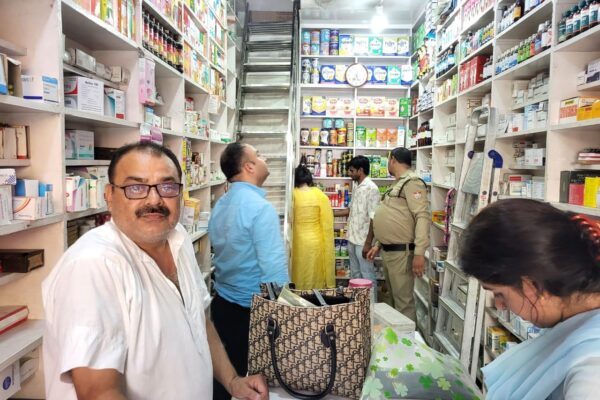 बाजपुर, 11 जून, 2025 (समय बोल रहा) - बाजपुर में मेडिकल स्टोर संचालकों के बीच हड़कंप मच गया है! जिलाधिकारी नितिन सिंह भदौरिया और वरिष्ठ पुलिस अधीक्षक मणीकांत मिश्रा के कड़े निर्देशों के बाद, वरिष्ठ औषधि निरीक्षक नीरज कुमार के नेतृत्व में एक संयुक्त टीम ने बाजपुर क्षेत्र के मेडिकल स्टोरों पर ताबड़तोड़ छापेमारी की। इस औचक कार्रवाई में कृष्णा मेडिकल स्टोर और जगदीश मेडिकल स्टोर में गंभीर अनियमितताएं पाई गईं, जिसके बाद उनके लाइसेंस निलंबित करने की संस्तुति करते हुए दोनों मेडिकल स्टोरों को तत्काल बंद करा दिया गया। यह कार्रवाई प्रदेश भर में अवैध गतिविधियों पर नकेल कसने की सरकार की प्रतिबद्धता को दर्शाती है। अधिकारियों के कड़े निर्देश: औचक निरीक्षण का सिलसिला शुरू जनपद में स्वास्थ्य सेवाओं की गुणवत्ता और दवाओं की उपलब्धता में पारदर्शिता सुनिश्चित करने के लिए जिलाधिकारी नितिन सिंह भदौरिया और वरिष्ठ पुलिस अधीक्षक मणीकांत मिश्रा ने सख्त निर्देश जारी किए थे। इन्हीं निर्देशों के क्रम में, वरिष्ठ औषधि निरीक्षक नीरज कुमार के नेतृत्व में एक संयुक्त टीम का गठन किया गया, जिसमें पुलिस बल भी शामिल था। इस टीम का मुख्य उद्देश्य बाजपुर क्षेत्र के मेडिकल स्टोरों का औचक निरीक्षण करना था ताकि किसी भी प्रकार की अनियमितता या अवैध गतिविधियों को रोका जा सके। यह कार्रवाई ऐसे समय में हुई है जब पूरे प्रदेश में दवाओं के अवैध भंडारण, बिना फार्मासिस्ट के स्टोर चलाने और नशीली दवाओं की बिक्री पर लगाम कसने के लिए प्रशासन सक्रिय है। टीम ने बुधवार को बाजपुर के कई प्रमुख मेडिकल स्टोरों को निशाने पर लिया, जिनमें कृष्णा मेडिकल स्टोर, जगदीश मेडिकल स्टोर, जय मेडिकल स्टोर और ओम मेडिकल स्टोर शामिल थे। इन औचक निरीक्षणों का मकसद यह जांचना था कि मेडिकल स्टोर नियमों का पालन कर रहे हैं या नहीं, दवाओं का उचित रख-रखाव हो रहा है या नहीं, और क्या दवाओं की बिक्री के लिए फार्मासिस्ट मौजूद हैं। दो मेडिकल स्टोरों पर गंभीर अनियमितताएं, लाइसेंस निलंबन की संस्तुति संयुक्त टीम के निरीक्षण के दौरान, कृष्णा मेडिकल स्टोर पर कई गंभीर अनियमितताएं सामने आईं। वरिष्ठ औषधि निरीक्षक नीरज कुमार ने बताया कि निरीक्षण के समय स्टोर पर फार्मासिस्ट मौजूद नहीं मिला, जो कि मेडिकल स्टोर चलाने के लिए एक अनिवार्य शर्त है। इसके अलावा, मन प्रभावी औषधियों (साइकोट्रॉपिक ड्रग्स) का बिल सत्यापन भी नहीं पाया गया, जो इन दवाओं की बिक्री और खरीद में पारदर्शिता की कमी को दर्शाता है। ये अनियमितताएं बेहद गंभीर मानी जाती हैं, क्योंकि बिना फार्मासिस्ट के दवाओं की बिक्री से गलत दवा दिए जाने का खतरा रहता है, और मन प्रभावी औषधियों का अनियमित लेनदेन नशीले पदार्थों के दुरुपयोग को बढ़ावा दे सकता है। इन गंभीर उल्लंघनों के कारण, कृष्णा मेडिकल स्टोर का लाइसेंस निलंबित करने की संस्तुति करते हुए उसे तत्काल बंद करा दिया गया। इसी तरह, जगदीश मेडिकल स्टोर पर भी चौंकाने वाली अनियमितताएं सामने आईं। इस स्टोर पर भी फार्मासिस्ट मौजूद नहीं मिला, जो सीधे तौर पर नियमों का उल्लंघन है। मन प्रभावी औषधियों का बिल सत्यापन भी यहां नहीं पाया गया, जिससे इनकी खरीद-बिक्री में संदिग्धता का संदेह हुआ। इसके अतिरिक्त, जगदीश मेडिकल स्टोर पर फिजिशियन सैंपल (डॉक्टरों को निःशुल्क दिए जाने वाले दवा के नमूने) भी पाए गए, जिन्हें बेचना या व्यावसायिक उपयोग में लाना अवैध है। इन सभी गंभीर अनियमितताओं को देखते हुए, जगदीश मेडिकल स्टोर का लाइसेंस भी निलंबित करने की संस्तुति की गई और उसे तुरंत बंद करा दिया गया। साथ ही, जांच के लिए जगदीश मेडिकल स्टोर से 03 औषधियों के नमूने भी एकत्र किए गए, जिन्हें प्रयोगशाला में जांच के लिए भेजा जाएगा ताकि उनकी गुणवत्ता और वैधता सुनिश्चित की जा सके। अन्य स्टोरों को निर्देश और भविष्य की कार्रवाई निरीक्षण के दौरान, ओम मेडिकल स्टोर पर कुछ मामूली अनियमितताएं पाई गईं, लेकिन वे उतनी गंभीर नहीं थीं कि तत्काल निलंबन की कार्रवाई की जाए। वरिष्ठ औषधि निरीक्षक नीरज कुमार ने ओम मेडिकल स्टोर को दवाओं के रख-रखाव को बेहतर बनाने और टीबी (तपेदिक) की दवाओं के लिए प्रथक पंजिका (अलग रजिस्टर) बनाने के निर्देश दिए। यह सुनिश्चित करने के लिए है कि टीबी जैसी गंभीर बीमारियों की दवाओं का रिकॉर्ड सही तरीके से रखा जाए और उनका दुरुपयोग न हो। नीरज कुमार ने स्पष्ट किया कि यह कार्रवाई सिर्फ एक शुरुआत है। उन्होंने बताया कि जिलाधिकारी के निर्देशानुसार, जनपद के सभी मेडिकल स्टोरों का लगातार और सघन निरीक्षण किया जाएगा। यह अभियान दवाओं की गुणवत्ता, उनकी अवैध बिक्री पर रोक लगाने और फार्मासिस्ट की उपस्थिति सुनिश्चित करने के लिए जारी रहेगा। संयुक्त टीम में वरिष्ठ औषधि निरीक्षक नीरज कुमार के साथ औषधि निरीक्षक शुभम कोटनाला, निधि शर्मा, अर्चना गहतोड़ी, पूजा जोशी, पूजा रानी शर्मा, पंकज पंत, हर्षिता और बाजपुर कोतवाली पुलिस के जवान शामिल थे। इस छापेमारी अभियान से बाजपुर के मेडिकल स्टोर संचालकों में एक स्पष्ट संदेश गया है कि नियमों का उल्लंघन बर्दाश्त नहीं किया जाएगा। प्रशासन दवाओं की कालाबाजारी, अवैध भंडारण और बिना लाइसेंस या फार्मासिस्ट के स्टोर चलाने वालों के खिलाफ सख्त कार्रवाई