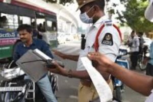 देहरादून, 06 जून, 2025 (समय बोल रहा ) - देवभूमि उत्तराखंड में पर्यटन सीजन चरम पर है, और राज्य के खूबसूरत पहाड़ों और धार्मिक स्थलों पर सैलानियों की भारी भीड़ उमड़ रही है। लेकिन इसी दौरान, कुछ पर्यटकों द्वारा सड़कों पर हुड़दंग करने, वाहनों में शराब पीकर उत्पात मचाने और अनधिकृत रूप से कारों में हूटर बजाने की घटनाओं ने चिंता बढ़ा दी है। इन बढ़ती घटनाओं पर लगाम कसने के लिए, उत्तराखंड पुलिस ने अब कड़ा रुख अपनाया है। रेंज कार्यालय से एक विशेष अभियान शुरू किया गया है, जिसके तहत ऐसे अनुशासनहीन पर्यटकों को गिरफ्तार किया जाएगा। पुलिस का यह कदम राज्य की शांति व्यवस्था और पर्यटकों के लिए एक सुरक्षित माहौल सुनिश्चित करने की दिशा में एक महत्वपूर्ण पहल है। पर्यटन सीजन में अनुशासनहीनता: बढ़ती शिकायतें और वायरल वीडियो उत्तराखंड, अपनी प्राकृतिक सुंदरता और आध्यात्मिक महत्व के कारण देश-विदेश के पर्यटकों के लिए एक पसंदीदा गंतव्य रहा है। वर्तमान में, पर्यटन सीजन चरम पर है, और गढ़वाल मंडल के चारों धामों (बद्रीनाथ, केदारनाथ, गंगोत्री, यमुनोत्री) से लेकर प्रमुख पर्यटक स्थलों जैसे देहरादून, मसूरी, धनोल्टी, चकराता, टिहरी, हर्षिल और अन्य स्थलों पर सैलानियों की भारी भीड़ उमड़ रही है। यह राज्य की अर्थव्यवस्था के लिए तो सुखद है, लेकिन इसी के साथ कुछ अप्रिय घटनाएं भी सामने आ रही हैं। हाल के दिनों में, गढ़वाल के अलग-अलग जिलों से पर्यटकों के उत्पात मचाने, सार्वजनिक स्थानों पर मारपीट करने, और वाहनों से खतरनाक स्टंटबाजी करने की कई शिकायतें मिली हैं। इन घटनाओं के वीडियो सोशल मीडिया पर तेजी से वायरल हुए हैं, जिससे राज्य की छवि पर नकारात्मक प्रभाव पड़ रहा है। ये वीडियो न केवल कानून-व्यवस्था के लिए चुनौती पेश कर रहे हैं, बल्कि अन्य पर्यटकों और स्थानीय निवासियों के लिए भी असहजता और भय का माहौल पैदा कर रहे हैं। इन घटनाओं को गंभीरता से लेते हुए, पुलिस प्रशासन अब सख्त कार्रवाई करने को मजबूर हुआ है। पुलिस का 'जीरो टॉलरेंस' अभियान: हुड़दंगियों पर होगी कड़ी कार्रवाई इन बढ़ती शिकायतों और सोशल मीडिया पर वायरल हो रहे वीडियो को देखते हुए, रेंज कार्यालय ने अब 'जीरो टॉलरेंस' की नीति अपनाने का फैसला किया है। इसके तहत, एक विशेष अभियान शुरू किया गया है जिसका सीधा उद्देश्य उन पर्यटकों पर शिकंजा कसना है जो उत्तराखंड आकर कानून का उल्लंघन करते हैं और सार्वजनिक शांति भंग करते हैं। पुलिस अब सड़कों पर खुलेआम शराब पीने, वाहनों में शराब पीकर उत्पात मचाने, तेज संगीत बजाकर शोरगुल करने, और विशेष रूप से अनधिकृत रूप से कारों में हूटर या सायरन बजाने वाले व्यक्तियों के खिलाफ सख्त कानूनी कार्रवाई करेगी। पुलिस स्पष्ट संदेश देना चाहती है कि पर्यटन का अर्थ अनुशासनहीनता या अराजकता नहीं है। राज्य में सभी का स्वागत है, लेकिन कानून का सम्मान करना अनिवार्य है। इस अभियान में उन व्यक्तियों को भी लक्ष्य किया जाएगा जो खतरनाक ड्राइविंग या स्टंटबाजी करके अपनी और दूसरों की जान खतरे में डालते हैं। अभियान के तहत गिरफ्तारी और कानूनी प्रावधान इस विशेष अभियान के दौरान, पुलिस टीम सादे कपड़ों में और यूनिफॉर्म में विभिन्न पर्यटक स्थलों और प्रमुख मार्गों पर तैनात रहेंगी। सीसीटीवी कैमरों और स्थानीय लोगों से मिली सूचनाओं के आधार पर भी कार्रवाई की जाएगी। जो भी पर्यटक इन गतिविधियों में संलिप्त पाए जाएंगे, उन्हें मौके पर ही गिरफ्तार किया जाएगा। पुलिस ऐसे मामलों में भारतीय दंड संहिता (IPC) और मोटर वाहन अधिनियम (Motor Vehicles Act) की विभिन्न धाराओं के तहत मुकदमे दर्ज करेगी। शराब पीकर हंगामा करने पर आईपीसी की धाराओं के साथ-साथ आबकारी अधिनियम के तहत भी कार्रवाई की जा सकती है। अनधिकृत रूप से हूटर या सायरन बजाने पर मोटर वाहन अधिनियम के तहत जुर्माना और अन्य दंड का प्रावधान है। स्टंटबाजी या रैश ड्राइविंग के मामलों में न केवल भारी जुर्माना लगेगा, बल्कि ड्राइविंग लाइसेंस भी रद्द किया जा सकता है और गंभीर मामलों में कारावास की सजा भी हो सकती है। पुलिस का लक्ष्य इन सख्त कार्रवाइयों के माध्यम से एक मिसाल कायम करना है ताकि अन्य लोग ऐसी गलतियां करने से पहले सौ बार सोचें। स्थानीय निवासियों और अन्य पर्यटकों को मिलेगी राहत पुलिस के इस विशेष अभियान से स्थानीय निवासियों और अन्य शांतिप्रिय पर्यटकों को बड़ी राहत मिलने की उम्मीद है। हुड़दंग और उत्पात मचाने वाले तत्वों के कारण अक्सर स्थानीय लोगों को परेशानी का सामना करना पड़ता है और शांत वातावरण भंग होता है। इसके अलावा, जो पर्यटक शांति और प्रकृति का आनंद लेने आते हैं, उन्हें भी ऐसे अप्रिय व्यवहार के कारण असुविधा होती है। पुलिस के इस कदम से पर्यटन का वास्तविक अनुभव बेहतर होगा, और राज्य की छवि एक सुरक्षित और शांतिपूर्ण पर्यटन स्थल के रूप में मजबूत होगी। यह अभियान न केवल कानून का राज स्थापित करेगा, बल्कि पर्यटन के लिए एक अधिक सम्मानजनक और सुखद वातावरण भी बनाएगा, जिससे उत्तराखंड अपनी देवभूमि की पहचान को बरकरार रख सके। पुलिस ने सभी पर्यटकों से अपील की है कि वे राज्य के कानूनों का पालन करें और अपनी यात्रा को शांतिपूर्ण और सुखद बनाएं।